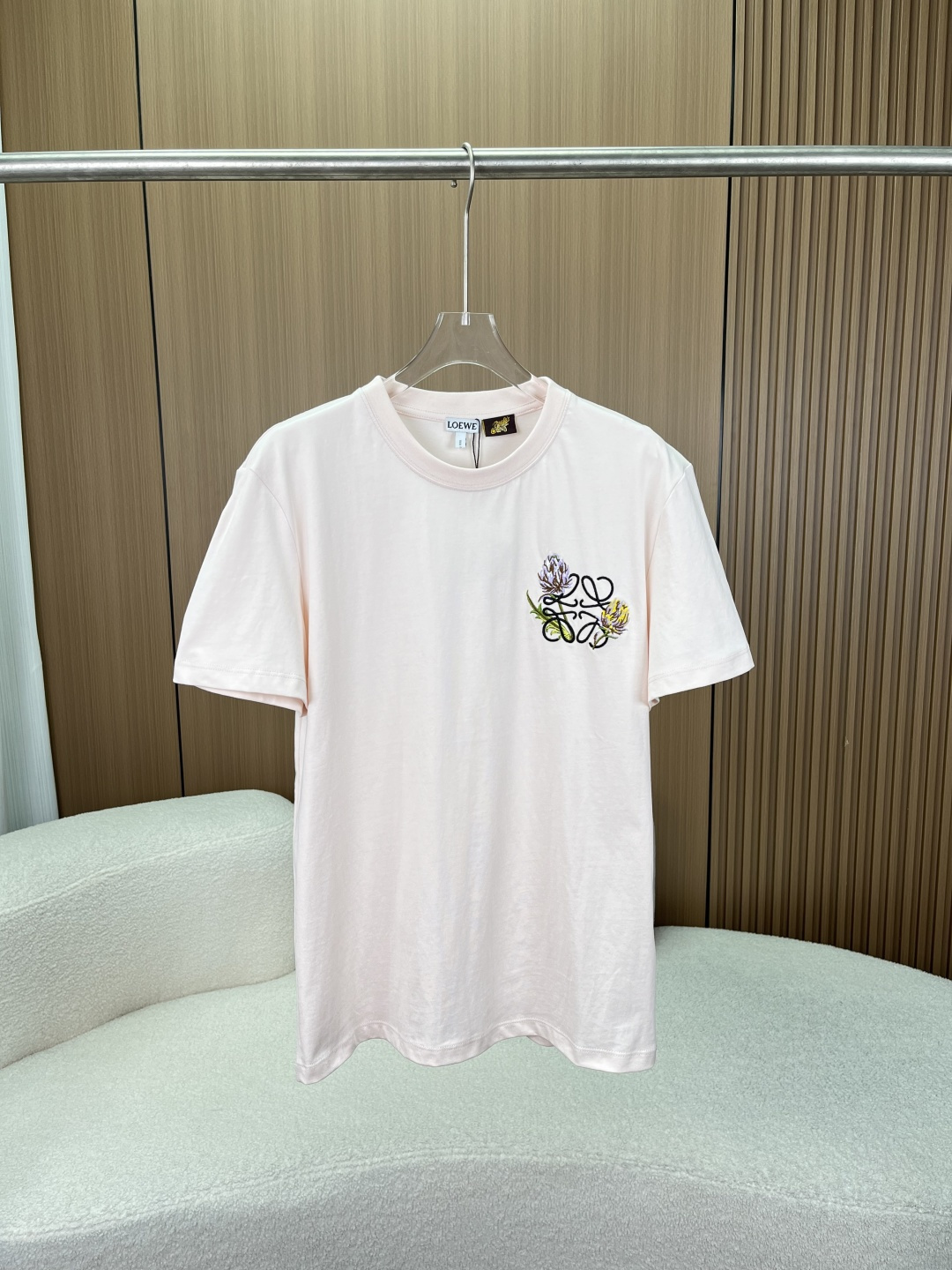 NO:834373,(Original customization) Loewe milk mist cherry blossom pink thistle flower embroidered T-shirt!  'Effortless high-end, hidden in every detail' [Gentle background color that catches your heart at first glance] Different from the tacky bright pink on the market, we choose customized soft mist cherry blossom powder, with its own low saturation filter and its own soft light effect. The upper body has a cool and noble feeling, and the yellow leather/black leather can be easily controlled, saying goodbye to the darkening minefield, gentle and not sweet. [Million-level embroidery, see the details in the real chapter]  Re-engraved classic Anagram logo + thistle flower embroidery, using multi-color three-dimensional embroidery technology. Purple and yellow contrasting floral threads restore the natural layering of thistle flowers, and the color transition is delicate and unobtrusive. The stitches are dense and flat, with no jumpers or rough edges on the edges, and they are not easy to get off-line after repeated machine washing. The embroidery is accurately positioned, not obtrusive or exaggerated, and the brand texture is hidden in the low-key. People who know it can recognize the product at a glance [Heavy-weight long-staple cotton, so comfortable that you don’t want to take it off]  260g heavy-weight Xinjiang long-staple cotton fabric is selected, with both soft and waxy touch and crisp fit. High-weight fabric, impermeable and non-deformable, bid farewell to the 'softness' of cheap T-shirts. Soft and skin-friendly, breathable and sweat-wicking, no sweating when worn in summer, and zero friction when worn next to the body. Three-needle reinforced rib collar, not easy to loosen and deform after long-term wear, looks like new after 3 years of wearing. Paired with casual shorts, you will feel refreshing and youthful in summer.  One piece can handle all the matches in your wardrobe, say goodbye to the difficulty of choosing. [Details of craftsmanship, visible quality] The cuffs are double-stitched, the threads are neatly routed, and they are durable and not easy to open. The version is slightly loose, not picky about the figure, hides the flesh and makes you look slimmer, and can be worn by boys and girls, loewe, loewe, shorts, tees, t-shirts,19860909（原版定制） 罗意威loewe奶雾樱花粉蓟花刺绣T恤！ 「 不费力的高级,藏在每一处细节里 」【一眼心动的温柔底色】 区别于市面上俗气的亮粉色,我们选用定制柔雾樱花粉,自带低饱和滤镜,自带柔光效果. 上身自带清冷贵气感,黄皮/黑皮轻松驾驭,告别显黑雷区,温柔又不甜腻.【百万针级刺绣,细节见真章】 复刻经典Anagram标识+蓟花刺绣,采用多色立体刺绣工艺 紫黄撞色花线,还原蓟花的自然层次,色彩过渡细腻不突兀 针脚密实平整,边缘无跳线、毛边,反复机洗也不易脱线 刺绣位置精准,不突兀不浮夸,低调中暗藏品牌质感,懂的人一眼识货【重磅长绒棉,舒服到不想脱】 甄选260g重磅新疆长绒棉面料,兼顾软糯触感与挺括版型 高克重面料,不透肉、不变形,告别廉价T恤的“软塌塌” 软糯亲肤,透气排汗,夏天穿不闷汗,贴身穿零摩擦感 三本针加固罗纹领口,久穿不易松垮变形,穿3年都像新的一样 搭配休闲短裤,夏日清爽少年感拉满 一件搞定衣柜所有搭配,告别选择困难.【工艺细节,看得见的品质】 袖口双车线工艺,走线工整,耐穿不易开线  版型微宽松,不挑身材,藏肉显瘦,男生女生都能穿,,loewe,loewe,shorts,tees，t-shirt,,Women's clothing