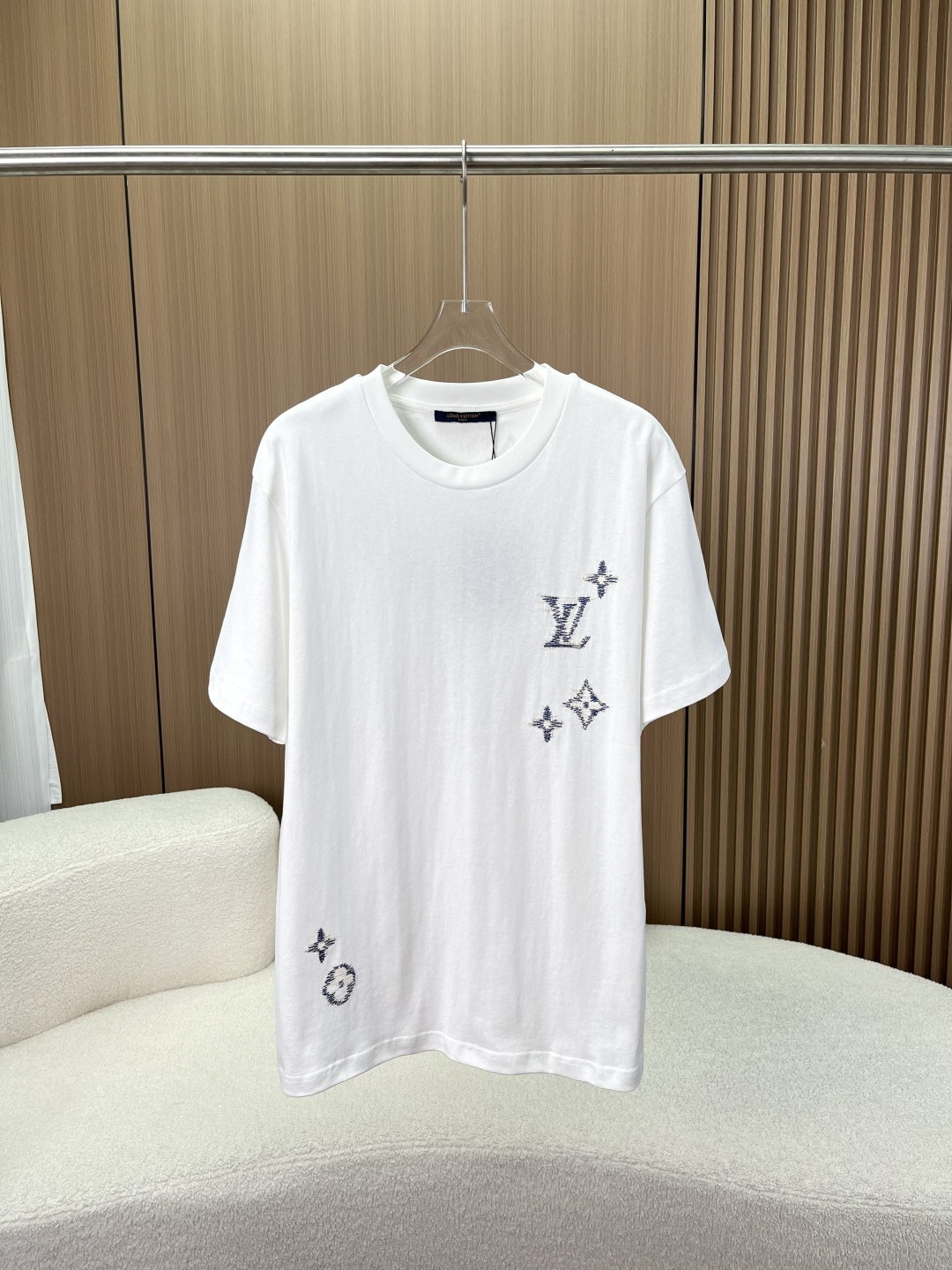 NO:834380,(Original reproduction) Louis Vuitton LV hand-painted style embroidered white T short-sleeve | Effortlessly fashionable, one piece can be worn in all seasons 'High-end, hidden in relaxed details' [Scrawled hand-painted style embroidery, low-key and recognizable] Breaking the monotony of the traditional white T, using blue and white contrasting hand-painted embroidery technology, the classic Monogram elements are presented in the form of 'scrawled stitches'  The hand-made embroidery lines have a casual and uninhibited sense of relaxation, without being exaggerated or ostentatious; the front and rear dispersed embroidery design has details at 360°, bid farewell to monotony, and those who know how to recognize the goods at a glance; high-density stitching, repeated machine washing is not easy to get off-line, not easy to deform, and the texture is full. [Heavyweight Xinjiang long-staple cotton, soft, waxy and crisp]  260g heavyweight Xinjiang long-staple cotton fabric is selected, taking into account the skin-friendly touch and stiff style. It is soft and skin-friendly, breathable and sweat-wicking, so it will not be sweaty or close-fitting in summer, and say goodbye to the sticky feeling; The high-weight fabric has its own stiffness, the upper body is not soft and fleshy, and it is not easy to deform after long-term wear, saying goodbye to the cheap feeling;  After pre-shrinking treatment, it is not easy to shrink or yellow when machine washed, and it will look like new after three years of wearing. [The ultimate carnival of detail control, replica-level craftsmanship] 1. The three-needle reinforced rib collar is not easy to collapse or deform after long-term wear, saying goodbye to the embarrassment of 'falling soft after wearing it twice'; 2. The cuffs and hem of the neat double-stitching process are double-stitched, with fine stitches, durable and not easy to open; 3.  The slightly loose H-shaped version is not tight or procrastinating. It can easily hide the fat and look thin even if you are slightly fat, and can be used by both boys and girls. [Suitable for all scenes, one piece can handle all occasions] Pair it with straight jeans/shorts for daily leisure, casual and relaxed, with a youthful feel; Pair it with casual trousers for commuting and work, low-key and decent, not rigid; Pair it with overalls/sweatpants for dates and outings, it is fashionable and casual, and has an effortless sense of fashion.,, louis vuitton, louis  vuitton,shorts,jeans,T-shirt,19860909（原版复刻） 路易威登LV手绘风刺绣白T短袖｜ 不费力的时髦,一件穿遍四季 「 高级感,藏在松弛的细节里 」【潦草手绘风刺绣,低调又有辨识度】 打破传统白T的单调感,采用蓝白撞色手绘感刺绣工艺,将经典Monogram元素以“潦草针脚”的形式呈现 手工感十足的刺绣线条,自带随性不羁的松弛感,不浮夸、不张扬； 前后分散式刺绣设计,360°都有细节,告别单调,懂的人一眼识货； 高密针脚,反复机洗不易脱线、不易变形,质感拉满.【重磅新疆长绒棉,软糯与挺括兼得】 甄选260g重磅新疆长绒棉面料,兼顾亲肤触感与挺括版型 软糯亲肤,透气排汗,夏天穿不闷汗、不贴身,告别黏腻感； 高克重面料自带挺括度,上身不软塌、不透肉,久穿不易变形,告别廉价感； 经过预缩水处理,机洗不易缩水、不易发黄,穿三年都像新的一样.【细节控的终极狂欢,复刻级工艺】 1. 三本针加固罗纹领久穿不易塌领、不易变形,告别“穿两次就软趴趴”的尴尬； 2. 工整双车线工艺袖口、下摆采用双车线走线,针脚细密,耐穿不易开线； 3. 微宽松H型版型不紧绷、不拖沓,微胖身材也能轻松藏肉显瘦,男生女生都能驾驭.【全场景适配,一件搞定所有场合】 日常休闲搭配直筒牛仔裤/短裤,随性松弛,自带少年感； 通勤上班搭配休闲西裤,低调得体,不刻板； 约会出游搭配工装裤/运动裤,时髦随性,不费力的时髦感拉满.,,louis vuitton,louis vuitton,shorts,jeans,T-shirt,,Women's clothing