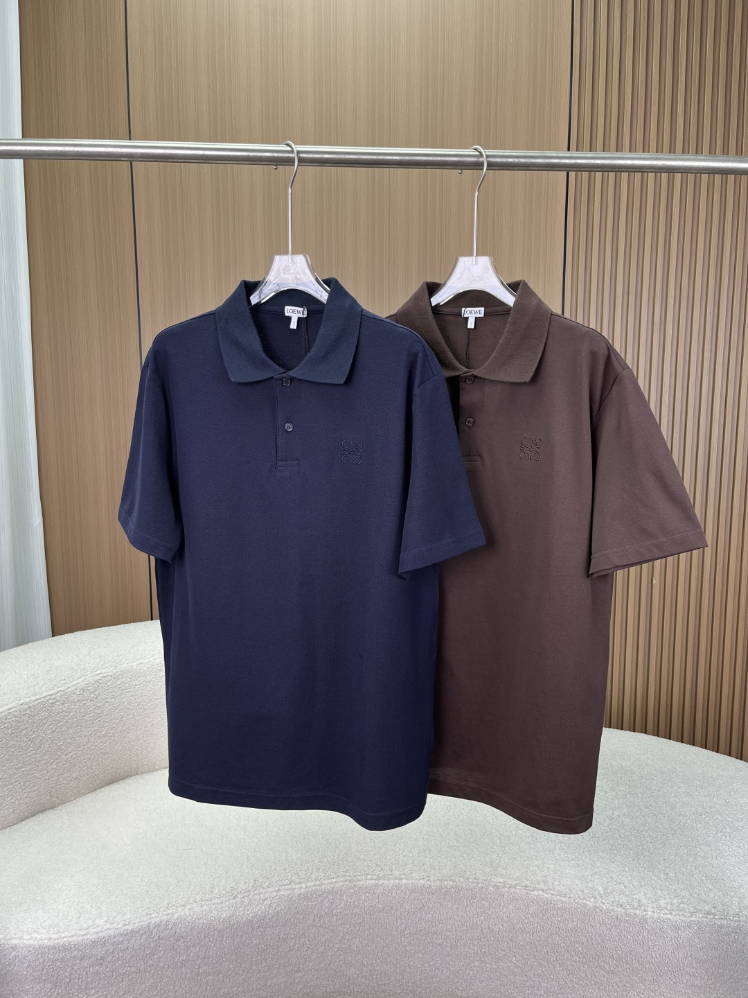 NO:835048,Loewe's heavy-weight piqué Polo shirt has an effortless old-money style and can be worn for ten years. 'High-end, hidden in invisible details' [Two fairy colors, suitable for year-round wear] The deep sea navy blue comes with a calm filter, which is not ostentatious for business commuting, and is not dull for daily leisure. It can be easily controlled with yellow and black leather, and has a taste as you travel through time.  The natural color of caramel dark brown, old money style, has a retro texture. Paired with linen trousers and straight jeans, the relaxed and casual sense of elegance can be straightened out. [Heavyweight double-strand piqué cotton, breathable and stiff] 240g heavyweight double-strand piqué mesh cotton fabric is selected. It has a three-dimensional mesh texture and has its own breathable holes. In summer, it will not be sweaty or close-fitting, and say goodbye to the sticky feeling;  The high-weight fabric has its own stiffness, the upper body is not soft or fleshy, and it is not easy to deform after long-term wear, saying goodbye to the cheap feeling; it is soft and skin-friendly, and has been pre-shrunk. It is not easy to shrink or pill when machine washed, and it will look like new after three years of wear. [The ultimate carnival of attention to detail] 1.  Anagram embroidery of the same color uses high-density same-color thread embroidery, which is low-key and not exaggerated. The stitches are dense and flat, and will not easily come off after repeated machine washing. People who know how to recognize the goods at a glance; 2. Reinforced rib lapels with three-needle reinforcement technology will not easily collapse the collar or deform after long-term wear, saying goodbye to the embarrassment of 'falling soft after wearing it twice'; 3. Custom-made resin buttons of the same color have a warm texture and are perfectly integrated with the body, low-key and not obtrusive; 4.  The neatly wrapped cuffs and hem are double-stitched, with neat routing, full details, and durability that won’t easily come apart. [Suitable for all scenes, one piece can handle all occasions] Wear it with trousers/casual pants for commuting and work, which is calm and decent, and not rigid; Pair it with jeans/shorts for daily leisure, it’s relaxed and casual, with a youthful feel; Pair it with linen pants for a date and outing, it’s lazy and noble, and effortlessly fashionable. [Slightly loose fit, not picky about your figure]  It adopts a slightly loose H-shaped version, which is not tight or procrastinating. It can easily hide the fat and look slim even if you are slightly fat. It can be controlled by both boys and girls, regardless of age or figure.,,loewe,loewe,shorts,jeans,19860909罗意威loewe重磅珠地Polo衫 不费力的老钱风,一件穿十年 「 高级感,藏在看不见的细节里 」【两种神仙配色,承包全年穿搭】 深海藏青自带沉稳滤镜,商务通勤不张扬,日常休闲不呆板,黄皮黑皮都能轻松驾驭,越穿越有味道. 焦糖深棕老钱风本命色,自带复古质感,搭配亚麻西裤、直筒牛仔裤,松弛随性的贵气感直接拉满.【重磅双股珠地棉,透气与挺括兼得】 甄选240g重磅双股珠地网眼棉面料 立体网眼肌理,自带透气孔,夏天穿不闷汗、不贴身,告别黏腻感； 高克重面料自带挺括度,上身不软塌、不透肉,久穿不易变形,告别廉价感； 软糯亲肤,经过预缩水处理,机洗不易缩水、不易起球,穿三年都像新的一样.【细节控的终极狂欢】 1. 同色系Anagram刺绣采用高密同色线刺绣,低调不浮夸,针脚密实平整,反复机洗不易脱线,懂的人一眼识货； 2. 加固罗纹翻领三本针加固工艺,久穿不易塌领、不易变形,告别“穿两次就软趴趴”的尴尬； 3. 定制同色树脂扣质感温润,和衣身完美融合,低调不突兀； 4. 工整包边走线袖口、下摆采用双车线工艺,走线工整,细节拉满,耐穿不易开线.【全场景适配,一件搞定所有场合】 通勤上班搭配西裤/休闲裤,沉稳得体,不刻板； 日常休闲搭配牛仔裤/短裤,松弛随性,自带少年感； 约会出游搭配亚麻裤,慵懒贵气,不费力的时髦感拉满.【微宽松版型,不挑身材】 采用微宽松H型版型,不紧绷、不拖沓,微胖身材也能轻松藏肉显瘦,男生女生都能驾驭,不挑年龄不挑身材.,,loewe,loewe,shorts,jeans,,Women's clothing