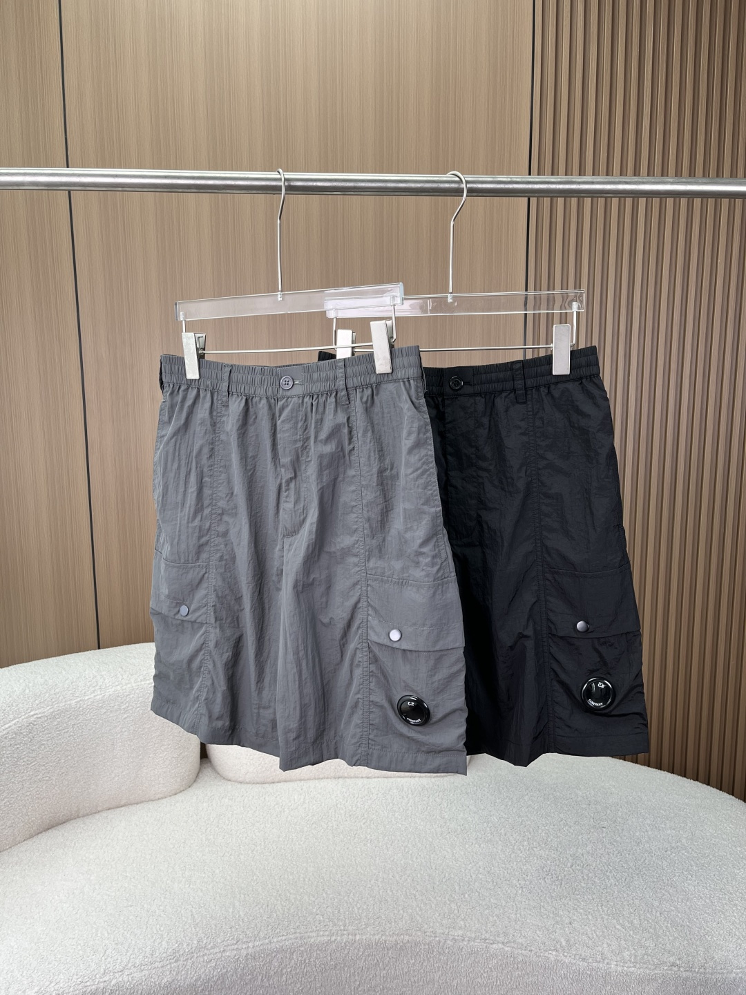 NO:835072,C.P. Company】Nylon workwear functional shorts are just in demand for trendy men in summer. Comes with cool filters, one-click to control street casualness. Made of customized high-density wrinkled nylon fabric to achieve the ultimate in 'light, thin and tough'. It feels as light as nothing and has almost no sense of presence when worn on the body. It will not make you sweat or stick to your legs when worn in summer. It has a textured wrinkle effect, no ironing and anti-wrinkle, it can be worn casually, and it is not easy to deform after machine washing;  Micro-waterproof technology, you are not afraid of getting wet when splashed with water every day, and you can handle it calmly when going out on rainy days, taking into account both practicality and appearance. Design | Iconic lenses + work pockets, details full of fashion. The iconic CP lens decoration on the side is the soul of the entire shorts, which is highly recognizable to those who know it. It is low-key and cool; the large work pocket design, with snap button closure, is very convenient for mobile phones and keys, practical and stylish;  The waistband adopts elastic elastic + double button design, which is not tight on the tummy, can be easily controlled by fat and thin figures, and is super worry-free to put on and take off. Craftsmanship | The details are genuine, comparable to the texture of the original. The brand logo is printed on the custom-engraved buttons, which have a delicate texture and full details; the high-density seaming process trousers and pocket edges are hemmed with double-strand thread, which is smooth and not frizzy, and will not easily curl after long-term wear;  Slightly loose straight-leg pants are very friendly to those with O-shaped legs, thick legs, or straight legs. They straighten the legs instantly and hide the flesh of the waist, abdomen and thighs. Pair them with loose T-shirts/hooded sweatshirts and sneakers to give you a street boyish look. Pair with simple Polo/shirts for casual daily life, weakening the sense of rigidity, and bringing a hint of functional style in leisure;  Pair with sun protection clothing/quick-drying T-shirt for outdoor travel. It is refreshing and breathable. It can be worn for hiking and camping. It is practical and stylish.,,hoodie,sweatshirts,shorts,shirts,tees,t-shirt,hats,19860909C.P. Company】尼龙工装机能短裤 夏日潮男刚需款 自带潮酷滤镜,街头休闲一键拿捏 采用定制高密皱感尼龙面料,把“轻、薄、韧”做到极致 轻若无物的体感,穿在身上几乎没存在感,夏天穿不闷汗、不粘腿； 自带肌理褶皱效果,免烫抗皱,随便穿都有型,机洗也不易变形； 微防水工艺,日常泼水不怕湿,雨天出门也能从容应对,兼顾实用与颜值. 设计篇｜标志性镜片+工装口袋,细节拉满潮感 侧边的标志性CP镜片装饰,是整件短裤的灵魂辨识度超高,懂的人一眼就懂,低调中透着潮酷感； 工装大口袋设计,带按扣闭合,放手机、钥匙超方便,实用又有型； 腰头采用弹力松紧+纽扣双设计,不勒肚子,胖瘦身材都能轻松驾驭,穿脱超省心. 工艺篇｜细节见真章,媲美原版质感 定制刻字纽扣纽扣上印有品牌标识,质感细腻,细节拉满； 高密锁边工艺裤脚、口袋边缘采用双股线包边,平整不毛躁,久穿不易卷边； 微宽松直筒裤型对O型腿、腿粗、腿不直的身材超友好,穿上秒变直腿,还能藏住腰腹和大腿的肉肉. 街头潮搭搭配宽松T恤/连帽卫衣,脚踩板鞋,街头少年感直接拉满； 休闲日常搭配简约Polo/衬衫,弱化刻板感,休闲中带着一丝机能风； 户外出行搭配防晒衣/速干T恤,清爽透气,爬山、露营都能穿,实用又出片.,,hoodie,sweatshirts,shorts,shirts,tees，t-shirt,hats,,Women's clothing