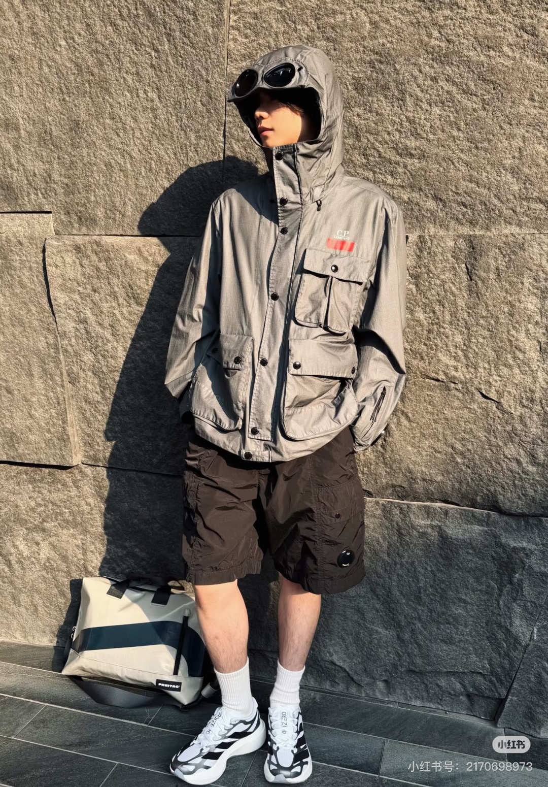 NO:835076,Pair it with a loose T-shirt/hooded sweatshirt and sneakers to give you a street boyish look;,,hoodie,sweatshirts,tees,t-shirt,hats,19860909街头潮搭搭配宽松T恤/连帽卫衣,脚踩板鞋,街头少年感直接拉满；,,hoodie,sweatshirts,tees，t-shirt,hats,,Women's clothing