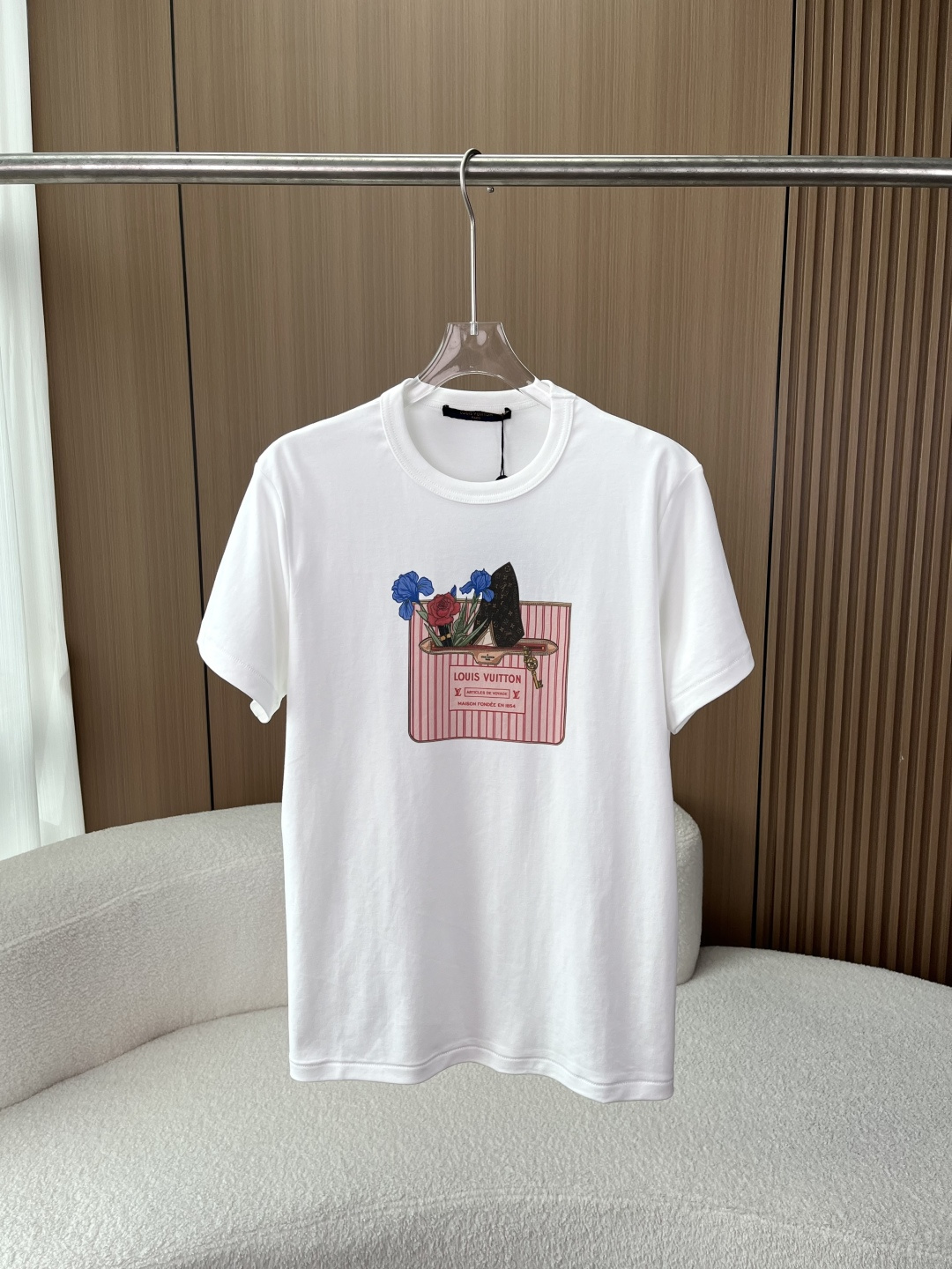 NO:835101,LV Louis Vuitton suitcase printed high-count cotton short-sleeved T-shirt!  A piece that unlocks a sense of relaxation and luxury. Wear French romance on your body and win a lot of versatility with ease. Fabric article｜High count cotton, so soft that you don’t want to take it off. The core of this T-shirt is custom-made high-count plain cotton. It is soft and skin-friendly, sticks to the skin like a cloud, and does not pierce the flesh at all. It also has ventilation holes for summer wear, saying goodbye to stuffy and sticky skin. After pre-shrinking, it will not be easily deformed or yellowed after washing, and it can maintain a crisp texture even after repeated wear;  The delicate fabric texture makes the print more vivid, and it also comes with a soft-focus filter, making the upper body look slimmer and not bloated. Printing | Re-engraved LV classic suitcase print, full of details. The 'suitcase floral print' on the front is the soul of the whole dress. It restores LV's iconic presbyopic suitcase elements at 1:1, with roses, iris and retro keys, and wears the brand's travel gene on the body;  Imported environmentally friendly glue printing process, the color is full and does not turn gray, will not crack or fade after long-term washing, and the texture is comparable to the original; the printing position has been repeatedly adjusted, and the upper body just falls in the visual golden zone, which does not pick up the figure, but can modify the waist and abdomen lines. Craftsmanship | Invisible details are the key to texture. The three-needle threaded neckline is not easy to deform after long-term wear, and will not become loose after repeated pulling. Say goodbye to the embarrassment of falling apart after a few wears;  The cuffs and hem of the double-strand hemming process are made of high-density hemming, which is smooth and not frizzy, and is not easy to curl when machine washed; the slightly loose-fitting drop-shoulder version is not flattering on the body shape, which is friendly to fat and shoulder-sliding figures, and the upper body hides the flesh and is neat. Wearing scenes | One piece unlocks N kinds of high-end matching. Pair it with jeans/sweatpants for daily outings, refreshing and reducing your age, and very tasteful in casual wear;  Wear it casually with a suit/linen shirt for commuting, weakening the stereotype of the workplace, and being low-key and elegant; pair it with white shorts/skirt for dates and vacations, and it comes with a relaxing filter for taking photos, which will directly enhance the atmosphere.,,louis vuitton,louis vuitton,skirts,shorts,jeans,shirts,T-shirt,tees,t-shirt,business suit,gold,19860909LV路易威登旅行箱印花高支棉短袖T恤！ 一件解锁松弛高级感 把法式浪漫穿在身上,不费力赢很大的百搭神T  面料篇｜高支棉,软到不想脱下来 这件T恤的核心,是定制级高支平纹棉 软糯亲肤,像云朵一样贴肤,完全不扎肉,夏天穿也自带透气孔,告别闷热粘身； 经过预缩水处理,洗后不易变形、不易发黄,反复穿也能保持挺括质感； 细腻的面料肌理,让印花更显色,也自带柔焦滤镜,上身显瘦不臃肿. 印花篇｜复刻LV经典旅行箱印花,细节拉满 正面的「旅行箱花卉印花」,是整件衣服的灵魂 1:1还原LV标志性的老花旅行箱元素,搭配玫瑰、鸢尾花与复古钥匙,把品牌的旅行基因穿在身上； 进口环保胶浆印花工艺,色彩饱满不发灰,久洗不开裂、不掉色,质感媲美原版； 印花位置经过反复调试,上身刚好落在视觉黄金区,不挑身材,反而能修饰腰腹线条. 工艺篇｜看不见的细节,才是质感的关键 三本针螺纹领口久穿不易变形,反复拉扯也不会松垮,告别穿几次就垮掉的尴尬； 双股线包边工艺袖口和下摆采用高密包边走线,平整不毛躁,机洗也不易卷边； 微宽松剪裁不挑身材的落肩版型,对微胖、溜肩身材都很友好,上身藏肉又显利落. 穿搭场景｜一件解锁N种高级感搭配 日常出街搭配牛仔裤/运动裤,清爽减龄,随便穿都很有品味； 通勤休闲外搭西装/亚麻衬衫,弱化职场的刻板感,低调显贵； 约会度假搭配白色短裤/半裙,拍照自带松弛滤镜,氛围感直接拉满.,,louis vuitton,louis vuitton,skirts,shorts,jeans,shirts,T-shirt,tees，t-shirt,business suit,gold,,Women's clothing