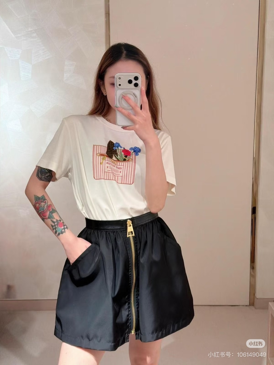NO:835106,The slightly loose cut and the off-the-shoulder style are not flattering on the figure. They are friendly to fat and slim-shouldered figures. The upper body hides the flesh and is neat.,,19860909微宽松剪裁不挑身材的落肩版型,对微胖、溜肩身材都很友好,上身藏肉又显利落.,,,Women's clothing