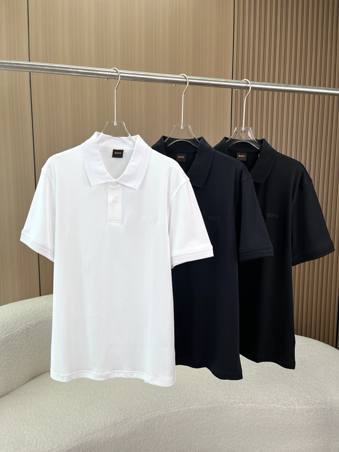 NO:901214,BOSS Men's Embroidered Polo Shirts | Business and Casual Polo Shirts Online One piece can be used for all occasions, effortlessly wearing a high-end look. High-count double-strand combed cotton fabric is selected, which is both soft and stiff. It is skin-friendly and breathable, with a built-in ice feel. It does not make you sweaty or sticky when worn in summer, saying goodbye to hot and sticky clothes. Anti-wrinkle and no-iron technology, it is not easy to wrinkle even after sitting for a long time and machine washing. No need to take care of it when going out, so lazy people can stay neat and decent;  After pre-shrunk treatment, it is not easy to deform or yellow after long-term wear, and it will look like new after repeated wear. Design | Low-key BOSS embroidery, the details are full of nobility. The BOSS embroidery of the same color on the left chest is the soul of the entire Polo. The stitches are neat and full, low-key and not exaggerated. People who understand can see the texture at a glance;  The classic small lapel design is made of high-density rib weaving, which is not easy to collapse after long-term wear. It can be buttoned up for business and casual, and can be worn in two clothes; the contrasting rib details on the cuffs break the monotony, and the sense of luxury is hidden in every small design. Craftsmanship | The details are genuine, comparable to the original texture. The brand logo is printed on the button with custom engraved buttons, which has a delicate texture and full of details;  The collar, cuffs and hem of the three-needle stitching process are all made of high-density stitching, which is smooth and not frizzy, and is not easy to curl when machine washed; the slightly loose straight version is very friendly to fat and shoulder-sliding figures, and hides the flesh on the upper body without being bloated, neat and energetic. Paired with trousers/casual pants for business commuting, it is decent and not rigid in formal occasions, low-key and tasteful; Paired with jeans/sweatpants for daily casual, it is refreshing to reduce age, and it is very stylish to wear casually when going out;  Wear it with shorts/linen pants for dates and vacations, they are refreshing and breathable, and they also come with a relaxing filter for taking photos.,,shorts,jeans,19860909BOSS男士刺绣Polo衫｜商务休闲双在线 一件搞定所有场合,不费力穿出高级感 甄选高支双股精梳棉面料,兼顾柔软与挺括 亲肤透气,自带冰感,夏天穿也不闷汗、不粘身,告别闷热黏腻； 抗皱免烫工艺,久坐、机洗也不易皱,出门不用特意打理,懒人也能保持利落体面； 经过预缩水处理,久穿不易变形、不易发黄,反复穿都像新的一样. 设计篇｜低调BOSS刺绣,细节拉满显贵气 左胸的同色系BOSS刺绣,是整件Polo的灵魂线迹工整饱满,低调不浮夸,懂的人一眼就能看出质感； 经典小翻领设计,采用高密罗纹织法,久穿不易塌,扣上商务得体,解开一颗休闲随性,一衣两穿； 袖口的撞色罗纹细节,打破单调感,高级感藏在每一处小设计里. 工艺篇｜细节见真章,媲美原版质感 定制刻字纽扣纽扣上印有品牌标识,质感细腻,细节拉满； 三本针锁边工艺领口、袖口、下摆都采用高密锁边,平整不毛躁,机洗也不易卷边； 微宽松直筒版型对微胖、溜肩身材超友好,上身藏肉不臃肿,利落又显精神. 商务通勤搭配西裤/休闲裤,正式场合得体不刻板,低调又显品味； 日常休闲搭配牛仔裤/运动裤,清爽减龄,出门随便穿都很有品； 约会度假搭配短裤/亚麻裤,清爽透气,拍照也自带松弛滤镜.,,shorts,jeans,,Women's clothing