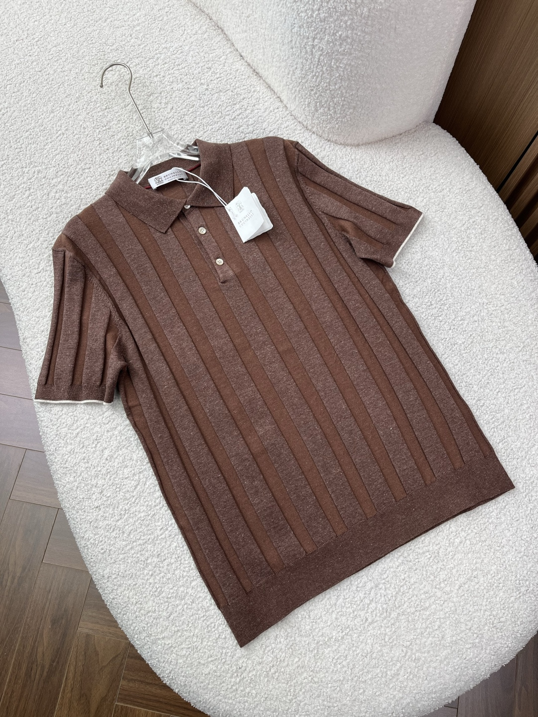 NO:835090,BC old-money style cotton and linen vertical knitted Polo shirt is a real sense of luxury, showing the quiet texture. Fabric | 75 cotton 25 linen, it also has a breathable feeling when worn in summer. It is not an ordinary plain T-shirt, it is the same cotton and linen blended knitting technology of BC. 75 high-count cotton provides a soft and skin-friendly touch, saying goodbye to skin pricking and cheap feeling;  25 flax fiber has natural breathable holes, and its moisture absorption and perspiration capacity is 3 times that of pure cotton. It can keep you dry and non-sticky even in the dog days of summer; the custom yarn craftsmanship gives brown a hazy texture, and the low saturation color has its own 'noble filter', the more you look at it, the more it tastes. Craftsmanship | Every detail is the respectability of old money  The longitudinal texture of the three-dimensional vertical pit strip weave has a visual elongation effect, which hides the flesh and makes you look slimmer. It is also friendly to fat figures, and the upper body is neat and not slumped; the custom-made shell buckle placket has three warm and moist mother-of-pearl buttons, which have a delicate luster and are not cheap. When buttoned, it has a neat business style, and when unbuttoned, it gives a relaxed and casual feeling; The off-white contrasting color contrasting white edge cuffs break the dull feeling, and the details hide a low-key sophistication;  Anti-wrinkle hemming technology The hem and cuffs are hemmed with high-density threads, which will not deform after long-term wear, and are not easy to curl when machine washed. It is very worry-free to take care of. Style | One piece unlocks N kinds of old-money dressing scenes. This dark brown knitted Polo perfectly interprets Brunello Cucinelli's relaxed and elegant feel. Paired with trousers/linen trousers for business commuting, it is low-key and calm, saying goodbye to the stiffness of stereotyped shirts;  Pair it with white casual pants/jeans for daily casual wear, and you can easily wear the casual tone of Italian streets; for vacations, the linen fabric is breathable and not sweaty, and it has a retro atmosphere when taking photos, suitable for various scenes.,, brunello cucinelli, jeans, shirts, tees, t-shirt,19860909BC老钱风棉麻竖纹针织Polo衫 真正的高级感,是不动声色的质感流露  面料篇｜75棉25亚麻,夏天穿也自带呼吸感 不是普通的平纹T恤,是BC同款的棉麻混纺针织工艺 75高支棉提供柔软亲肤的触感,告别扎肤与廉价感； 25亚麻纤维自带天然透气孔,吸湿排汗能力是纯棉的3倍,三伏天也能保持干爽不粘身； 定制杂纱工艺让棕色自带朦胧肌理感,低饱和色调自带“显贵滤镜”,越看越有味道. 工艺篇｜每一处细节,都是老钱的体面 立体竖坑条织法纵向纹理自带视觉拉长效果,藏肉显瘦,对微胖身材也很友好,上身利落不软塌； 定制贝壳扣门襟三颗温润贝母扣,光泽细腻不廉价,扣上是利落商务风,解开一颗是松弛休闲感； 撞色白边袖口点睛的米白撞色,打破沉闷感,细节处藏着低调的精致； 抗皱锁边工艺下摆和袖口采用高密螺纹锁边,久穿不变形,机洗也不易卷边,打理超省心. 风格篇｜一件解锁N种老钱穿搭场景 这件深棕针织Polo,完美诠释了Brunello Cucinelli的松弛贵气感 商务通勤搭配西裤/亚麻西裤,低调沉稳,告别刻板衬衫的生硬感； 日常休闲搭配白色休闲裤/牛仔裤,轻松穿出意大利街头的随性腔调； 度假出行亚麻面料透气不闷汗,拍照自带复古氛围感,适配各种场景.,,brunello cucinelli,jeans,shirts,tees，t-shirt,,Women's clothing