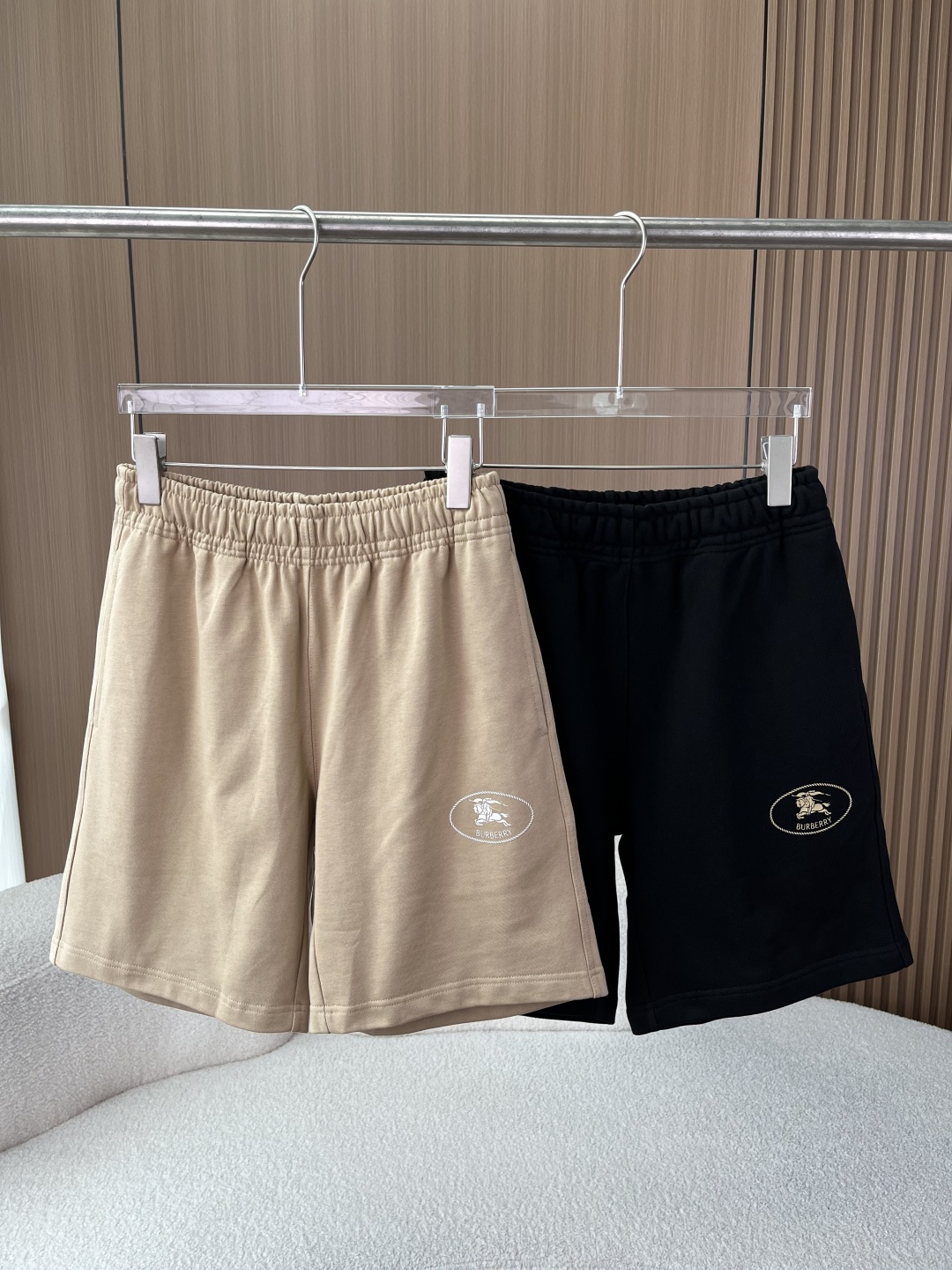 NO:835081,Burberry War Horse High Weight Casual Shorts | A must-have for lazy people in summer. Made of high-weight combed terry cotton fabric, it has a 'soft' texture that can also be worn in summer. It is soft and skin-friendly, breathable and not sweaty. It has a natural drape, and the upper body does not stick to the legs and does not look bloated. It has been pre-shrunk and is not easy to deform or pill after washing, and can maintain a crisp fit even after repeated wear;  The lining has a thin terry structure, taking into account both comfort and stiffness, and will not wrinkle even if you sit for a long time. Design | Classic war horse logo, low-key but not exaggerated. The retro war horse print on the side of the trouser legs is the soul of the entire sweatpants. The brand's iconic equestrian knight logo is full of color and not cracked, and it is low-key and high-end; the elastic waist + custom metal head drawstring design does not tighten the belly, and can be easily controlled by fat and thin figures. The drawstring head is also engraved with the brand logo, full of details;  Slightly loose straight-leg pants are very friendly to people with O-shaped legs, thick legs, or straight legs. They straighten the legs instantly after putting them on, and can also hide the flesh of the waist, abdomen and thighs. Craftsmanship｜See the real details, the texture is comparable to the original version. High-density seam craft trousers and pocket edges are hemmed with double strands, which are smooth and not frizzy, and will not be easy to curl after long-term wear; Hidden side pockets are designed to deepen the pockets, which can hold mobile phones and keys without slipping, taking into account both beauty and practicality;  Available in multiple colors: classic black/khaki, khaki is gentle and versatile, black is slim and stain-resistant, and can be easily adapted to all tops in the wardrobe. Pair it with white T/branded Polo and sneakers for daily outings, it is relaxed and elegant, and can be dressed up in 5 minutes when going out; Wear it with a suit/sun-protective shirt for casual commuting, which weakens the rigidity of the workplace, and is low-key without losing taste;  Pair with slippers/sandals for a staycation, comfortable and comfortable, and also comes with a relaxing filter for taking photos.,,burberry,burberry,sandals,slippers,shorts,shirts,business suit,19860909Burberry巴宝莉战马标高克重休闲短裤｜ 夏季懒人穿搭刚需 采用高克重精梳毛圈棉面料,是夏天也能穿的“软乎乎”质感 软糯亲肤,透气不闷汗,自带天然垂坠感,上身不贴腿、不显臃肿； 经过预缩水处理,洗后不易变形、不易起球,反复穿也能保持挺括版型； 内里薄款毛圈结构,兼顾舒适度与挺括度,久坐也不会皱巴巴. 设计篇｜经典战马标,低调显贵不浮夸 裤腿侧边的复古战马印花,是整件卫裤的灵魂,品牌标志性马术骑士徽标,色彩饱满不开裂,低调中透着高级感； 松紧腰+定制金属头抽绳设计,不勒肚子,胖瘦身材都能轻松驾驭,抽绳头还刻有品牌标识,细节拉满； 微宽松直筒裤型,对O型腿、腿粗、腿不直的身材超友好,穿上秒变直腿,还能藏住腰腹和大腿的肉肉. 工艺篇｜细节见真章,质感媲美原版 高密锁边工艺裤脚、口袋边缘采用双股线包边,平整不毛躁,久穿不易卷边； 隐藏式侧插口袋加深口袋设计,放手机、钥匙不滑落,兼顾美观与实用性； 多色可选经典黑/卡其两色,卡其温柔百搭,黑色显瘦耐脏,轻松适配衣柜里所有上衣. 日常出街搭配白T/品牌Polo,脚踩板鞋,松弛又贵气,出门5分钟搞定穿搭； 休闲通勤外搭西装/防晒衬衫,弱化职场的刻板感,低调又不失品味； 居家度假搭配拖鞋/凉鞋,舒适自在,拍照也自带松弛滤镜.,,burberry,burberry,sandals,slippers,shorts,shirts,business suit,,Women's clothing