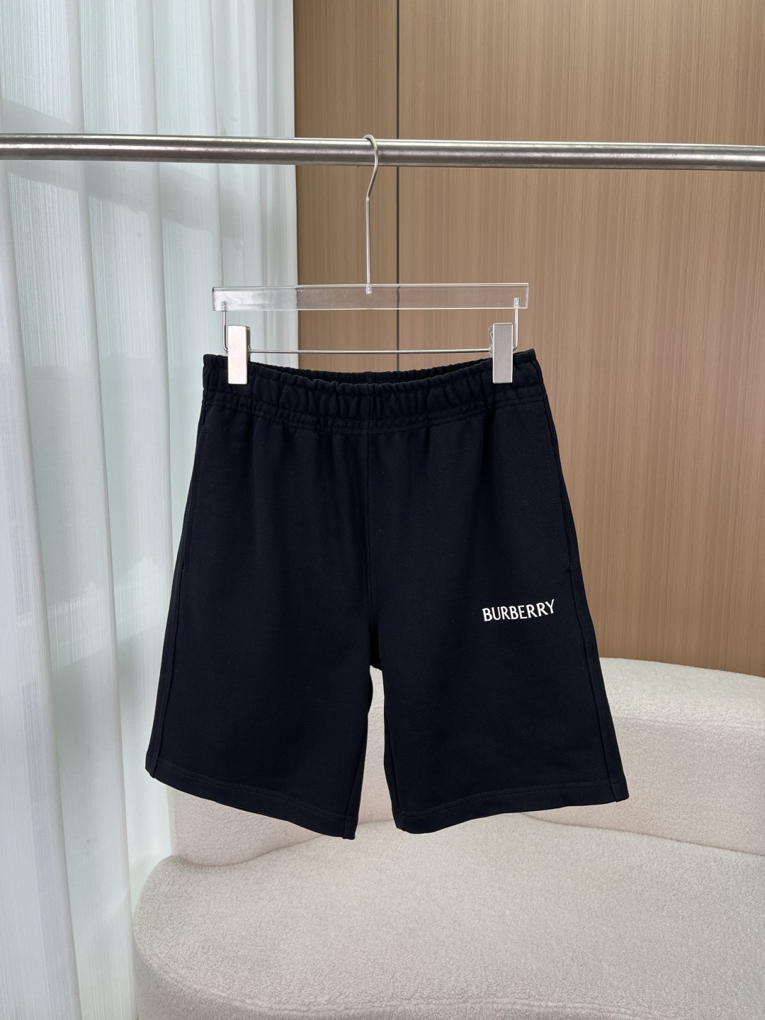 NO:836434,Burberry's classic letter-printed casual sweatpants shorts - use a pair of shorts to unlock the British old-money style for daily wear. The iconic design of the brand at a glance. The white BURBERRY letter print on the side of the pants is simple and elegant, and it is highly recognizable. It is low-key and full of brand texture, and those who know it can get it at a glance. The classic black with the brand logo, regardless of skin color or matching, easily adapts to all tops in the wardrobe. Heavy terry fabric, soft, waxy and breathable  Selected heavyweight terry knitted fabric, the upper body is soft and skin-friendly, and has a sinewy feel, not squishy or bloated. It is breathable and not sweaty, refreshing and comfortable to wear in spring and summer, and will not deform or pill after long-term wear. The texture is online, and it can be easily held in daily wear. Designed with careful attention to details. Customized metal drawstring head, full of texture, and exquisite details.  The loose straight cut does not pick up the leg shape and hides the flesh easily. Both boys and girls can wear it with a casual and relaxed feeling. The waist is elasticated and the double design of the drawstring does not tighten the waist and does not slip, making it super worry-free for daily wear. Wearing scenarios and formulas: Casual daily wear with white T + sneakers, you are a refreshing British boy. Sports and street wear with a sweatshirt + canvas shoes of the same color, you will become a lazy and relaxed high street trendy person in seconds.  Light business casual with POLO shirt + white shoes, suitable for light business occasions, decent and not rigid, burberry, hoodie, sweatshirts, shorts,19860909Burberry 经典款字母印花休闲卫裤短裤 ——用一件短裤,解锁英伦老钱风日常穿搭 一眼识标的品牌标志性设计 裤侧的白色BURBERRY字母印花,简约大气又极具辨识度,低调中透着满满的品牌质感,懂的人一眼就能get到. 经典黑色搭配品牌标识,不挑肤色不挑搭配,轻松适配衣柜里的所有上衣. 重磅毛圈面料,软糯又透气 甄选重磅毛圈针织面料,上身软糯亲肤,同时自带筋骨感,不软塌、不显臃肿. 透气不闷汗,春夏穿清爽舒适,久穿不易变形、不起球,质感在线,轻松hold住日常穿搭. 细节控拉满的用心设计 定制金属抽绳头,质感拉满,细节里都是精致感 宽松的直筒剪裁,不挑腿型,轻松藏肉,男生女生都能穿出随性松弛感 腰部松紧+抽绳双重设计,不勒腰不滑落,日常穿超省心 穿搭场景&公式 休闲日常搭配白T+板鞋,是清爽的英伦少年 运动街头搭配同色系卫衣+帆布鞋,秒变慵懒松弛的高街潮人 轻商务休闲搭配POLO衫+小白鞋,适配轻商务场合,得体又不刻板,,burberry,hoodie,sweatshirts,shorts,,Women's clothing