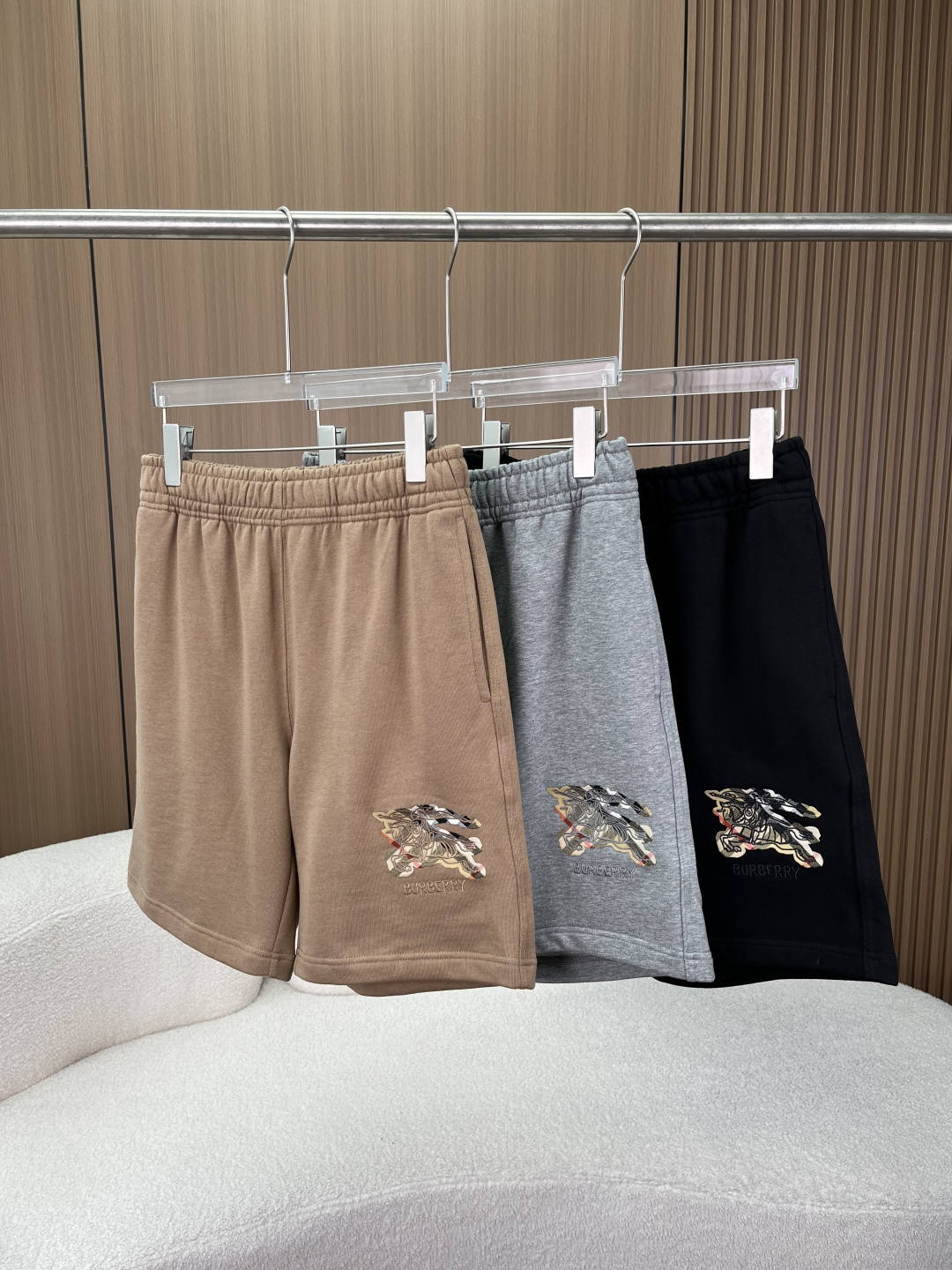 NO:836426,Burberry classic war horse embroidered casual sweatpants shorts!  ——Bringing British old-money style into daily life. The iconic embroidery of the brand that is instantly recognizable. The war horse logo created with classic plaid stitching and heavy embroidery technology, integrating Burberry's iconic elements into the details. The three-dimensional and full embroidery technology, neat and neat line routing, full of brand recognition in a low-key manner, and people who know it can get the sense of high-end at a glance. Heavy terry fabric, soft, waxy and breathable.  Selected heavyweight terry knitted fabric, the upper body is soft and skin-friendly, and has a sinewy feel, not squishy or bloated. It is breathable and not sweaty, refreshing and comfortable to wear in spring and summer, and will not deform or pill after long-term wear. The texture is online, and it can be easily held in daily wear. The careful design with full control of details. Customized metal drawstring head, full of texture, and exquisite details.  Loose straight cut, not picky on the legs, easy to hide the flesh, boys and girls can wear it with a casual and relaxed feeling. Double design of elastic waist and drawstring, not tight or slipping, super worry-free for daily wear. Three colors available, easily adapt to all styles. The classic khaki color comes with a British retro filter, which is suitable for matching with T-shirts and sweaters. It is the king of all-match in the wardrobe. The heather gray has a sense of relaxation, and comes with a cool advanced filter, which can be worn for commuting and leisure.  Pure black is full of coolness and has a slimming effect. When paired with a dark top, it will look like a high-street trendy person. The dressing formula is copied directly. Paired with white T+ sneakers, you will be a refreshing British boy; paired with a sweatshirt + canvas shoes of the same color, you will instantly become a lazy and relaxed old money style. One piece can unlock N styles.,,burberry,burberry,hoodie,sweatshirts,shorts,tees,t-shirt,19860909Burberry 巴宝莉经典款战马刺绣休闲卫裤短裤！ ——把英伦老钱风穿进日常 一眼识别的品牌标志性刺绣 采用经典格纹拼接+重工刺绣工艺打造的战马徽标,将Burberry标志性元素融于细节. 立体饱满的刺绣工艺,走线工整利落,低调中透着满满的品牌辨识度,懂的人一眼就能get到的高级感. 重磅毛圈面料,软糯又透气 甄选重磅毛圈针织面料,上身软糯亲肤,同时自带筋骨感,不软塌、不显臃肿. 透气不闷汗,春夏穿清爽舒适,久穿不易变形、不起球,质感在线,轻松hold住日常穿搭. 细节控拉满的用心设计 定制金属抽绳头,质感拉满,细节里都是精致感 宽松的直筒剪裁,不挑腿型,轻松藏肉,男生女生都能穿出随性松弛感 腰部松紧+抽绳双重设计,不勒腰不滑落,日常穿超省心 三色可选,轻松适配所有风格 经典卡其色自带英伦复古滤镜,搭配T恤、卫衣都很适配,是衣柜里的百搭王者 麻灰色自带松弛感,自带清冷高级滤镜,通勤休闲都能打 纯黑色酷感拉满,自带显瘦效果,搭配深色上衣就是高街潮人既视感 穿搭公式直接抄 搭配白T+板鞋,是清爽的英伦少年；搭配同色系卫衣+帆布鞋,秒变慵懒松弛的老钱风,一件解锁N种风格.,,burberry,burberry,hoodie,sweatshirts,shorts,tees，t-shirt,,Women's clothing