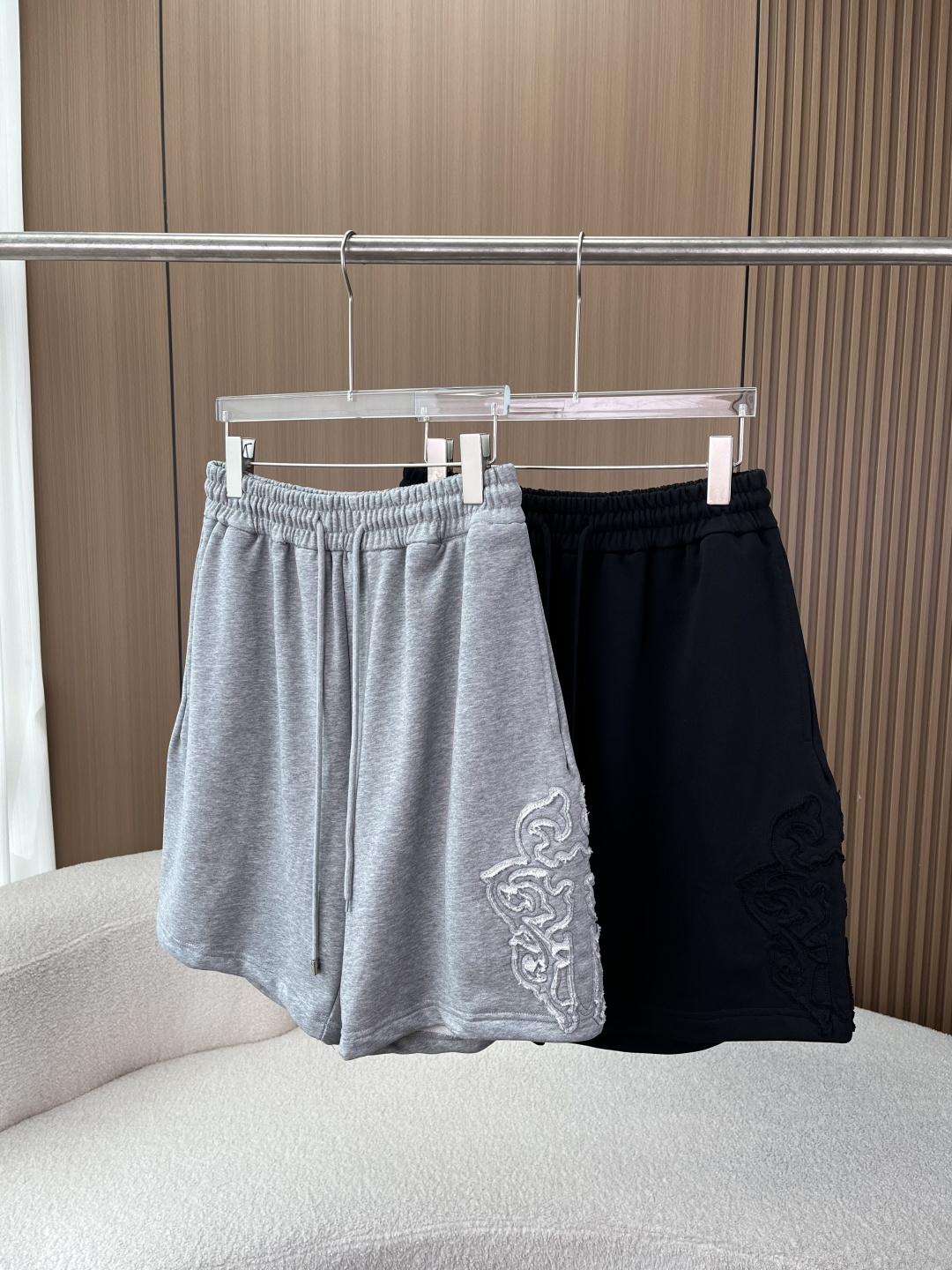 NO:836408,(Hand-cut) American retro high-street style 'Cro Heart Embroidered Trousers and Shorts - welding looseness and street accents to the body. Eye-catching heavy-duty distressed embroidery. The brand totem is created using three-dimensional burnt embroidery technology. The raw edge distressed effect has a retro texture, which is different from ordinary printing. It is three-dimensional and stylish, and has a more timeless taste. The asymmetric embroidery design is casual but not rigid, and is low-key and full of street recognition.  High gram weight cotton-like fabric, soft and crisp. Selected heavyweight terry knitted fabric, the upper body is soft and skin-friendly, and has a sinewy feel, not soft or bloated. It is breathable and not sweaty, refreshing and comfortable to wear in spring and summer. It is not easy to deform or pill after long-term wear, and the texture is online. Careful design with full control of details. Customized metal iris flower drawstring head, full of texture, and every detail is exquisite.  Loose straight cut, not picky leg shape, easy to hide the flesh, boys and girls can wear it with a casual and relaxed feeling. Double design of waist elasticity + drawstring, not tight or slipping, super worry-free for daily wear. Two colors available, easily adapt to all styles. Floral gray comes with American retro filter, suitable for matching with T-shirts and sweatshirts. It is the king of all-match in the wardrobe. Pure black is cool and has a slimming effect. Paired with a dark top, it will look like a high street trendy person. Chrome  hearts,hoodie,sweatshirts,shorts,tees,t-shirt,19860909（手工割破） 美式复古高街风」克罗心刺绣卫裤短裤 ——把松弛感和街头腔调焊在身上 一眼吸睛的重工做旧刺绣 采用立体烧花刺绣工艺打造的品牌图腾,毛边做旧效果自带复古肌理感,区别于普通印花,立体有型,越穿越有味道. 不对称的刺绣设计,随性又不刻板,低调中透着满满的街头辨识度. 高克重棉感面料,软糯又挺括 甄选重磅毛圈针织面料,上身软糯亲肤,同时自带筋骨感,不软塌、不显臃肿. 透气不闷汗,春夏穿清爽舒适,久穿不易变形、不起球,质感在线. 细节控拉满的用心设计 定制金属鸢尾花抽绳头,质感拉满,细节里都是精致感 宽松的直筒剪裁,不挑腿型,轻松藏肉,男生女生都能穿出随性松弛感 腰部松紧+抽绳双重设计,不勒腰不滑落,日常穿超省心 双色可选,轻松适配所有风格 花灰色自带美式复古滤镜,搭配T恤、卫衣都很适配,是衣柜里的百搭王者 纯黑色酷感拉满,自带显瘦效果,搭配深色上衣就是高街潮人既视感,,chrome hearts,hoodie,sweatshirts,shorts,tees，t-shirt,,Women's clothing