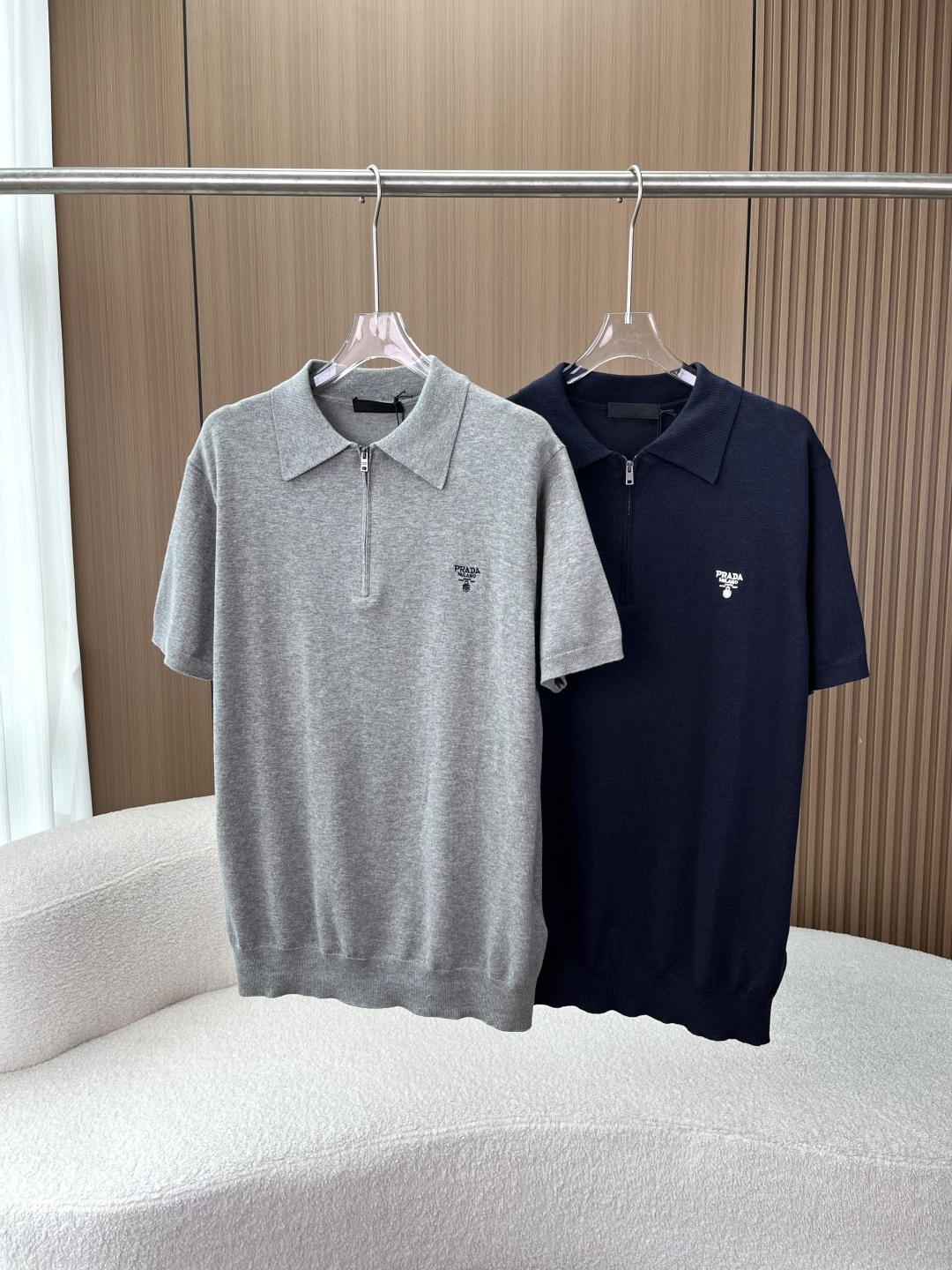 NO:836396,Prada half-zip knitted polo shirt!  Welding the sense of high-end to the body, one piece can be used for all occasions in spring and summer. The iconic design of Prada is instantly recognizable. The neat half-zip lapel is different from the rigidity of ordinary Polo, and it reveals a restrained elegance in its relaxation. The Prada Milano embroidered logo on the chest is low-key and unobtrusive, but it is the brand DNA that everyone who knows it understands. The details hide an effortless sense of luxury. The touchable 'cloud-level' knitted texture  High-count wool knitted fabrics are selected, with a soft and waxy touch, and zero friction when worn against the skin. The fine and smooth knitted texture is breathable and not sweaty. It is also refreshing and comfortable to wear in spring and summer. It is not easy to pill or deform after long-term wear, and has a full texture. The details are ecstatic and the custom-made brand zippers are smooth and not stuck, and every hardware is exquisite.  The ribbed edges on the collar, cuffs, and hem are neat and tidy, and will not become loose and deformed after long-term wear. The slightly loose tailoring is not picky on the figure, and can hide the flesh easily, and both boys and girls can wear it neatly and loosely. Two high-end colors, you can close your eyes without stepping on the thunder. The high-end gray comes with a cooling filter, and paired with trousers, it will look like the hero of a Korean drama, and can be used for commuting and leisure. Navy blue is calm and elegant, with a low-key elegance, and can be easily held in business situations. Copy the outfit formula directly.  Pair it with drapey trousers + white shoes, and you will become an urban elite with a sense of relaxation; pair it with casual shorts + sneakers, and you will instantly become a casual and classy street trendy person, unlocking N styles in one piece.,,prada,prada,shorts,19860909Prada普拉达半拉链针织Polo衫！ 把高级感焊在身上,一件搞定春夏所有场合 一眼沦陷的Prada标志性设计 利落的半开拉链翻领,区别于普通Polo的呆板,松弛中透着克制的贵气. 胸口的Prada Milano刺绣小标,低调不张扬,却是懂的人都懂的品牌DNA,细节里藏着不费力的高级感. 触得到的「云朵级」针织质感 甄选高支羊毛针织面料,软糯如云的触感,贴肤穿零摩擦感. 细腻平整的针织纹理,透气不闷汗,春夏穿也清爽舒适,久穿不易起球、不变形,质感拉满. 细节控狂喜的满分做定制品牌拉链,顺滑不卡顿,每一处五金都透着精致质感 领口、袖口、下摆的罗纹收边,工整利落,久穿也不易松垮变形 微宽松的剪裁,不挑身材,轻松藏肉,男生女生都能穿出利落松弛感 两种高级色,闭眼入不踩雷 高级灰自带清冷滤镜,搭配西裤就是韩剧男主既视感,通勤休闲都能打 藏青色沉稳大气,自带低调贵气,商务场合也能轻松hold住 穿搭公式直接抄 搭配垂感西裤+小白鞋,是自带松弛感的都市精英；搭配休闲短裤+板鞋,秒变随性又有品的街头潮人,一件解锁N种风格.,,prada,prada,shorts,,Women's clothing