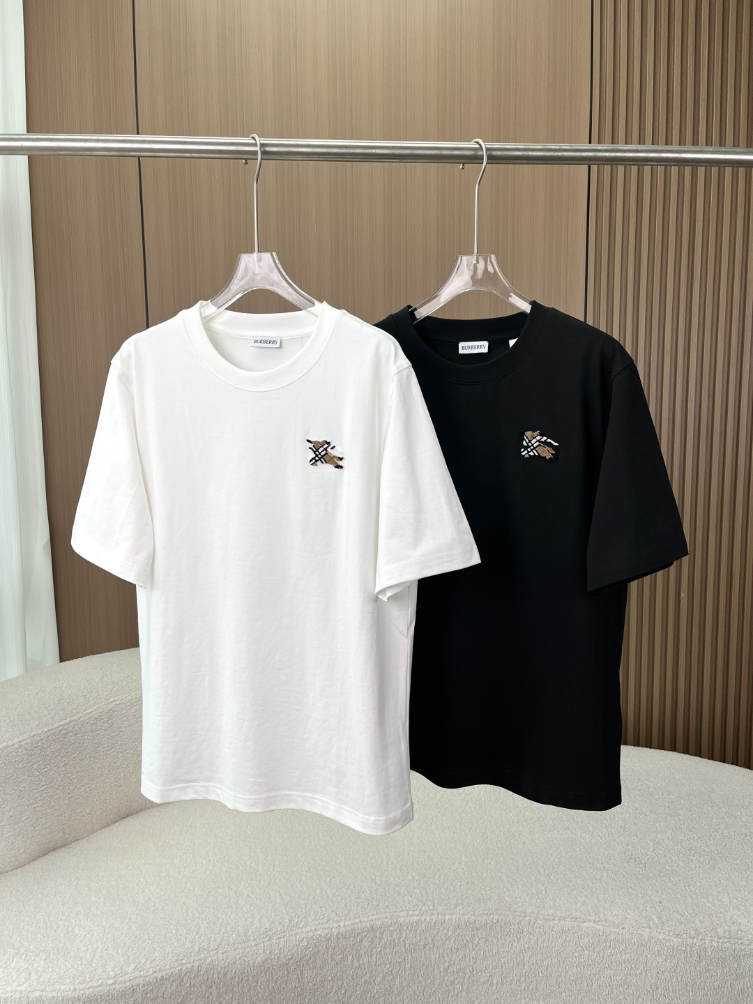 NO:836386,Burberry War Horse Toothbrush Embroidered T-shirt [Minimalist high-end · Effortless sense of elegance] Iconic details that fall at a glance Classic plaid war horse embroidery, using towel embroidery technology to restore the brand DNA, three-dimensional fluffy and not cheap. The low-key small logo design bids farewell to the exaggeration of big logos, but everyone who knows it understands the sense of luxury, and the upper body has a noble filter of 'keep away from strangers'. The fabric is its foundation  It is made of heavyweight high-count Xinjiang cotton, which is soft, waxy and stiff, and has no sense of restraint on the upper body. It has been pre-shrunk, so it will not shrink or deform after washing, and it can maintain a new texture even if worn for a long time. The white T is not see-through and the black T is not see-through, so you don’t have to worry about embarrassment in daily wear. The tailoring and workmanship are full of details. The round neck is reinforced with three needles, which will not be easily deformed after long-term wear. It fits the neck line without getting stuck on the neck.  The cuffs and hem are sewn with double threads, and the stitching is neat and neat, with a sense of quality in every detail. The slightly loose off-the-shoulder version is not picky about your body shape, and can easily hide your body. It can be worn by both men and women to create a relaxed feeling. The white color is clean and refreshing, and it is suitable for matching with jeans and trousers. It is the king of all-match in spring and summer. The black color is calm and slimming, with a low-key aura, and can be worn for commuting and leisure. The old money style dressing formula  Just pair it with a pair of drapey trousers and white shoes, and you can look like a 'casual gentleman on the streets of London', and you will win a lot without any effort.,,burberry,burberry,jeans,tees,t-shirt,19860909Burberry巴宝莉战马牙刷绣T恤【极简高级 · 不费力的贵气感】 一眼沦陷的标志性细节 经典格纹战马刺绣,用毛巾绣工艺还原品牌DNA,立体蓬松不廉价. 低调小标设计,告别大logo的浮夸,却懂的人都懂的高级感,上身自带“生人勿近”的贵气滤镜. 面料才是它的底气 采用重磅高支新疆棉,软糯又挺括,上身零束缚感. 经过预缩水处理,洗后不缩水、不变形,久穿也能保持如新的质感. 白T不透、黑T不透肉,日常穿完全不用担心尴尬. 剪裁与做工的满分细节 圆领做了三本针加固,久穿不易变形,贴合颈部线条不卡脖子 袖口和下摆采用双股线车缝,走线工整利落,细节里都是品质感 微宽松落肩版型,不挑身材,轻松藏肉,男女同款都能穿出松弛感 白色干净清爽,搭配牛仔裤、西裤都很适配,春夏的百搭王者 黑色沉稳显瘦,自带低调气场,通勤休闲都能hold住 老钱风穿搭公式 随便搭配一条垂感西裤+小白鞋,就能穿出“伦敦街头的随性贵公子”感,不费力赢很大.,,burberry,burberry,jeans,tees，t-shirt,,Women's clothing