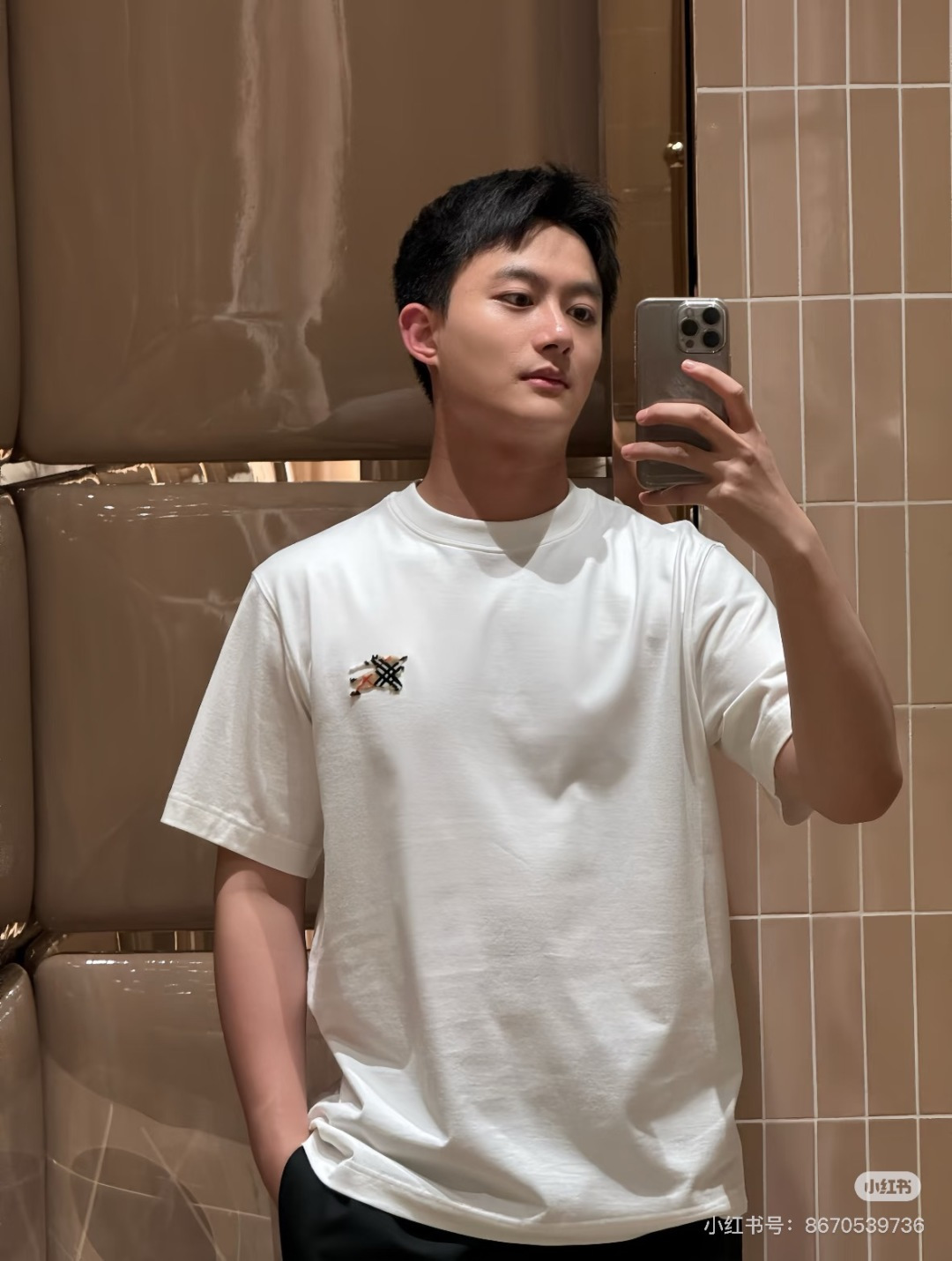 NO:836391,Pair it casually with a pair of drapey trousers and white shoes, and you can look like a 'casual gentleman on the streets of London'. You will win a lot without any effort.,,19860909随便搭配一条垂感西裤+小白鞋,就能穿出“伦敦街头的随性贵公子”感,不费力赢很大.,,,Women's clothing