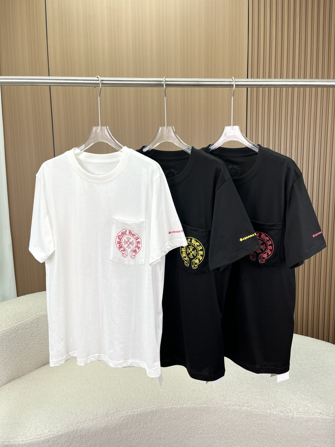 NO:837079,Chrome Hearts Horseshoe printed pocket short-sleeved T-shirt｜Multiple colors 1. Fabric texture｜High count cotton skin-friendly experience High-count combed cotton fabric is selected, soft and delicate to the touch, with a soft drape feeling, the upper body is skin-friendly, breathable and not stuffy. Breathable and sweat-wicking cotton fiber has its own breathable properties, saying goodbye to hot and sticky wear in spring and summer, keeping the body feeling fresh  Durable and non-deformable, it is blessed with high-density knitting technology. It is not easy to loosen, deform, or yellow after being washed many times. It is highly durable. The slightly loose straight version is not picky about your figure. It can easily modify the waist, abdomen and arm lines, making the upper body slimmer and not bloated. 2. Detailed design｜Classic horseshoe print + multi-color optional, full of fashion sense 1. Front and rear horseshoe print design  The chest pocket is printed with the iconic horseshoe lettering, and the back is printed with the same element in a large size, with cuff detail logos, using a high-fastness offset printing process. The edges of the pattern are clear and neat, and it is not easy to crack and fall off after long-term wear and washing. It is low-key and has brand recognition, which is the iconic design language of Chrome Hearts. 2. Breast pocket design. The addition of practical pockets on the chest not only echoes the brand's street style, but also increases practicality. It can store small items and make the overall look more layered.  3. Reinforced round neck design. The classic round neck version adopts double-layer locking technology. The neckline is not easy to deform and curl. It remains stiff after repeated wear. It fits the neck line without strangulation and is comfortable to wear and take off daily. 4. Multiple colors are available. White/black+red/black+yellow are available. The white is refreshing and clean, and the black with bright color printing adds a street feel and meets the needs of different dressing styles.  Pair it with jeans and casual pants for daily commuting. It is simple and fashionable, and can easily create an unobtrusive personality. Pair it with sports pants and overalls for casual outing. It is comfortable and eye-catching. It is suitable for shopping, dating and travel. Chrome hearts, chrome hearts, jeans, T-shirt, tees, t-shirt,19860909Chrome Hearts 克罗心马蹄印花口袋短袖T恤｜多色款 一、面料质感｜高支棉亲肤体验 甄选高支精梳棉面料,触感柔软细腻,自带柔和垂坠感,上身亲肤透气不闷汗. 透气排汗棉纤维自带透气属性,春夏穿着告别闷热黏腻,保持体感清爽 耐穿不变形高密针织工艺加持,多次水洗依旧不易松垮、变形、发黄,耐穿度拉满 版型修饰力微宽松直筒版型,不挑身材,轻松修饰腰腹、手臂线条,上身显瘦不臃肿 二、细节设计｜经典马蹄印花+多色可选,潮流感拉满 1. 前后马蹄印花设计 胸前口袋印有标志性马蹄花体字母印花,背部则是大尺寸同元素印花,搭配袖口细节标识,采用高牢度胶印工艺,图案边缘清晰利落,久穿久洗不易开裂脱落,低调中自带品牌辨识度,是Chrome Hearts的标志性设计语言. 2. 胸前口袋设计 胸前增设实用口袋,既呼应了品牌的街头风格,也增加了实用性,可放置随身小物,同时让整体造型更具层次感. 3. 加固圆领设计 经典圆领版型,采用双层锁边工艺,领口不易变形卷边,反复穿着依旧保持挺括,贴合颈部线条不勒颈,日常穿脱舒适自在. 4. 多色可选 提供白/黑+红/黑+黄三色可选,白色清爽干净,黑色搭配亮色印花更具街头感,满足不同穿搭风格需求. 日常通勤搭配牛仔裤、休闲裤,简约中自带潮流感,轻松打造不张扬的个性造型 休闲出街搭配运动裤、工装裤,舒适自在又吸睛,逛街、约会、出游都合适,,chrome hearts,chrome hearts,jeans,T-shirt,tees，t-shirt,,Women's clothing