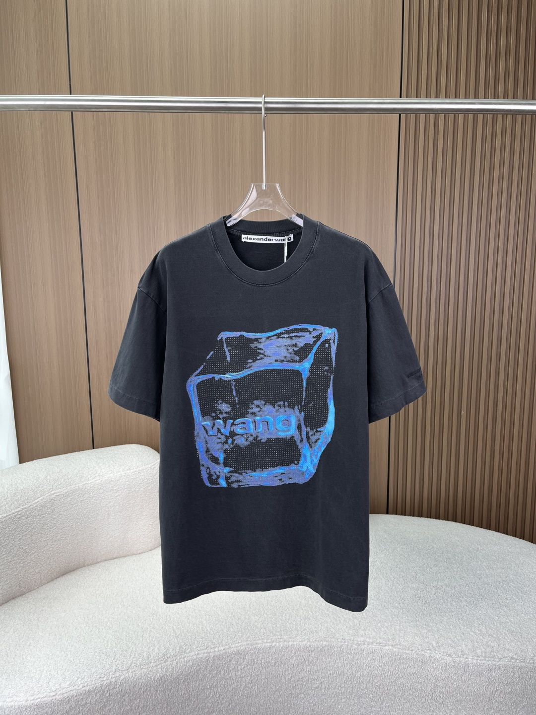 NO:837089,Alexander Wang cube hot diamond printed short-sleeved T-shirt!  1. Fabric texture | Washed distressing process + high-count cotton skin-friendly experience High-count cotton fabrics are selected, using special washed distressing processes, showing a retro charcoal tone, soft and skin-friendly, with a soft drape, making the upper body comfortable and not sweaty. The breathable and sweat-wicking cotton fiber has its own breathable properties, saying goodbye to hot and sticky wear in spring and summer, keeping the body feeling fresh  Durable and non-deformable, it is blessed with high-density knitting technology. It is not easy to loosen or deform after repeated washing, and it is not easy to fade due to the old craftsmanship. The slightly loose and dropped shoulder version is not picky on the figure, and can easily modify the shoulder and waist lines, making the upper body look slimmer and with a sense of relaxation. 2. Detailed design｜Ice cube hot diamond printing + brand logo, full of trendy feeling 1. Ice cube hot diamond printing  The chest is mainly printed with blue ice cubes, paired with the 'wang' brand letter logo. The printing surface uses a full-drill hot-drill process. The diamond decorations are arranged neatly and firmly, and have a shining luster under the light. They are not easy to fall off after long-term wear and washing, adding a trendy and eye-catching highlight to the overall look. 2. Cuff brand embroidery. The cuffs use a low-key Alexander Wang brand embroidery logo, with fine and neat stitching, high-end texture, and brand recognition in every detail. 3. Reinforced round neck design  The classic round neck style adopts double-layer seaming technology. The neckline is not easy to deform and curl. It remains stiff after repeated wear. It fits the neck line without strangulation and is comfortable to wear and take off every day. 4. The entire T-shirt is made of double-line hemming technology. The cuffs and hem are finely and evenly stitched. The workmanship is smooth and neat. The details highlight the sense of quality. Say goodbye to cheap and rough workmanship.  Pair it with sports pants and overalls for casual outings. It is comfortable and eye-catching. It is suitable for shopping, dating and traveling.,alexander wang,T-shirt,tees,t-shirt,19860909Alexander Wang 亚历山大王冰立方烫钻印花短袖T恤！ 一、面料质感｜水洗做旧工艺+高支棉亲肤体验 甄选高支棉面料,采用特殊水洗做旧工艺,呈现出复古炭黑色调,触感软糯亲肤,自带柔和垂坠感,上身舒适不闷汗. 透气排汗棉纤维自带透气属性,春夏穿着告别闷热黏腻,保持体感清爽 耐穿不变形高密针织工艺加持,多次水洗依旧不易松垮、变形,做旧工艺也不易掉色 版型修饰力微宽松落肩版型,不挑身材,轻松修饰肩线与腰腹线条,上身显瘦又自带松弛感 二、细节设计｜冰立方烫钻印花+品牌标识,潮流感拉满 1. 冰立方烫钻印花 胸前以蓝色冰立方为主体印花,搭配“wang”品牌字母标识,印花表面采用满钻烫钻工艺,钻饰排列整齐牢固,在光线下自带闪耀光泽感,久穿久洗不易脱落,为整体造型注入潮流吸睛亮点. 2. 袖口品牌刺绣 袖口处采用低调的Alexander Wang品牌刺绣标识,针脚细密工整,质感高级,细节处彰显品牌辨识度. 3. 加固圆领设计 经典圆领版型,采用双层锁边工艺,领口不易变形卷边,反复穿着依旧保持挺括,贴合颈部线条不勒颈,日常穿脱舒适自在. 4. 工整车线做整件T恤采用双线包边工艺,袖口、下摆车线细密均匀,做工平整利落,细节处彰显品质感,告别廉价感的粗糙做工. 休闲出街搭配运动裤、工装裤,舒适自在又吸睛,逛街、约会、出游都合适,,alexander wang,T-shirt,tees，t-shirt,,Women's clothing