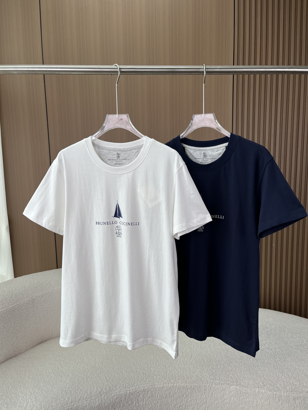 NO:837098,Brunello Cucinelli sailboat print short-sleeved T-shirt｜White/Navy Blue 1. Fabric texture｜High count cotton skin-friendly experience High-count combed cotton fabric is selected, with a delicate and soft touch, and a soft drape feeling. The upper body is skin-friendly, breathable and not stuffy. The breathable and sweat-wicking cotton fiber has its own breathable properties, saying goodbye to hot and sticky wear in spring and summer, and keeping the body feeling refreshed.  Durable and non-deformable, thanks to the high-density knitting technology, it is still not easy to loosen, deform, or turn yellow after being washed many times, and the durability is high. The slightly loose straight version is easy to modify the waist, abdomen, and arm lines, making the upper body slimmer and not bloated. 2. Detailed design｜Classic elements + brand craftsmanship, low-key texture. 1. Sailing boat printing pattern. The chest is printed with a simple sailing boat as the main body, matched with BRUNELLO  The CUCINELLI brand letter logo and classic badge pattern are made of high-fastness offset printing technology. The edges of the pattern are clear and neat. They are not easy to crack and fall off after long-term wear and washing. They are low-key and recognizable, injecting a neat nautical atmosphere into daily wear. 2. Reinforced round neck design. The classic round neck version adopts double-layer locking technology. The collar is not easy to deform and curl. It remains stiff after repeated wear. It fits the neck line without strangulation, making it comfortable to wear and take off daily. 3.  The entire T-shirt is made with double-line hemming technology. The cuffs and hem are finely and evenly stitched, and the workmanship is smooth and neat. The side slit design of the hem improves wearing comfort and freedom of movement, and the details highlight the brand texture. 4. Available in two basic colors: refreshing white/classic navy blue. White is clean and versatile, while navy blue is low-key and calm. They are both basic colors that will never go out of style in the wardrobe, suitable for wearing alone or as an inner layer.,, brunello  cucinelli,T-shirt,tees,t-shirt,19860909Brunello Cucinelli 帆船印花短袖T恤｜白/藏青两色款 一、面料质感｜高支棉亲肤体验 甄选高支精梳棉面料,触感细腻软糯,自带柔和垂坠感,上身亲肤透气不闷汗. 透气排汗棉纤维自带透气属性,春夏穿着告别闷热黏腻,保持体感清爽 耐穿不变形高密针织工艺加持,多次水洗依旧不易松垮、变形、发黄,耐穿度拉满 版型修饰力微宽松直筒版型,不挑身材,轻松修饰腰腹、手臂线条,上身显瘦不臃肿 二、细节设计｜经典元素+品牌工艺,低调质感拉满 1. 帆船印花图案 胸前以简约帆船为主体印花,搭配BRUNELLO CUCINELLI品牌字母标识与经典徽章图案,采用高牢度胶印工艺,图案边缘清晰利落,久穿久洗不易开裂脱落,低调中自带辨识度,为日常穿搭注入利落的航海气息. 2. 加固圆领设计 经典圆领版型,采用双层锁边工艺,领口不易变形卷边,反复穿着依旧保持挺括,贴合颈部线条不勒颈,日常穿脱舒适自在. 3. 工整车线做整件T恤采用双线包边工艺,袖口、下摆车线细密均匀,做工平整利落,下摆侧边开叉设计,提升穿着舒适度与活动自由度,细节处彰显品牌质感. 4. 基础两色可选 提供清爽白/经典藏青两色可选,白色干净百搭,藏青低调沉稳,都是衣橱里永不过时的基础色,单穿、内搭都适配.,,brunello cucinelli,T-shirt,tees，t-shirt,,Women's clothing