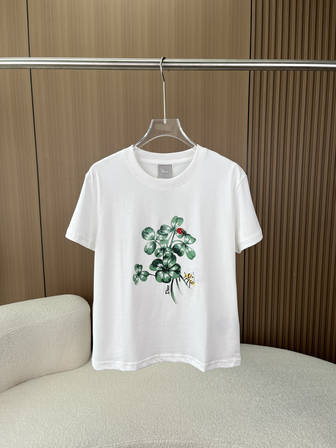 NO:837103,Dior botanical print embroidered short-sleeved T-shirt｜Summer limited edition 1. Fabric texture｜High count cotton skin-friendly experience High-count combed cotton fabric is selected, soft and delicate to the touch, with a soft drape feeling, the upper body is skin-friendly, breathable and not stuffy. The breathable and sweat-wicking cotton fiber has its own breathable properties, saying goodbye to hot and sticky wear in spring and summer, keeping the body feeling refreshed  Durable and non-deformable, it is blessed with high-density knitting technology. It is not easy to loosen, deform or yellow after being washed many times, and the durability is very high. The shape modification is slightly loose and straight, which is not picky about the body shape. It can easily modify the waist, abdomen and arm lines, making the upper body slimmer and not bloated. 2. Detailed design | Dual process of printing + embroidery, full of sophistication 1. Fresh plant print pattern  The chest uses a watercolor-style clover print as the main body, with vivid ladybird and bee elements. The color is fresh and natural, restoring the freshness of a spring garden. The printing uses high-fastness offset printing technology, and the edges of the pattern are clear and neat. It is not easy to crack and fall off after long-term wear and washing, injecting a smart atmosphere into daily wear. 2. Three-dimensional embroidery details  The ladybug and bee patterns and brand logo are made of three-dimensional embroidery technology. The stitching is fine and neat, and the colors are full and vivid. It has an obvious concave and convex texture to the touch, which is exquisite and recognizable. It highlights the texture of details in a low-key manner. 3. Reinforced round neck design. The classic round neck version uses double-layer locking technology. The neckline is not easy to deform and curl. It remains stiff after repeated wear. It fits the neck line without strangulation, making it comfortable to wear and take off every day. 4.  The entire T-shirt is made with double-line hemming technology. The cuffs and hem are finely and evenly stitched, and the workmanship is smooth and neat. The details highlight the sense of quality, saying goodbye to cheap and rough workmanship. Pair it with jeans and casual pants for daily commuting, which is fresh and age-reducing, and can easily create a clean and neat daily look.  Pair it with sports pants and skirts for casual outings. It is comfortable and has a spring atmosphere. It is suitable for shopping, dating, and traveling. Dior, dior, skirts, jeans, T-shirts, tees, t-shirts,19860909迪奥Dior植物印花刺绣短袖T恤｜夏季限定款 一、面料质感｜高支棉亲肤体验 甄选高支精梳棉面料,触感柔软细腻,自带柔和垂坠感,上身亲肤透气不闷汗. 透气排汗棉纤维自带透气属性,春夏穿着告别闷热黏腻,保持体感清爽 耐穿不变形高密针织工艺加持,多次水洗依旧不易松垮、变形、发黄,耐穿度拉满 版型修饰力微宽松直筒版型,不挑身材,轻松修饰腰腹、手臂线条,上身显瘦不臃肿 二、细节设计｜印花+刺绣双重工艺,精致感拉满 1. 清新植物印花图案 胸前以水彩风格的三叶草印花为主体,搭配生动的瓢虫、蜜蜂元素,色彩清新自然,还原出春日花园的鲜活感.印花采用高牢度胶印工艺,图案边缘清晰利落,久穿久洗不易开裂脱落,为日常穿搭注入灵动气息. 2. 立体刺绣细节 瓢虫、蜜蜂图案及品牌标识采用立体刺绣工艺,针脚细密工整,色彩饱满生动,摸上去有明显的凹凸质感,精致又有辨识度,低调中彰显细节质感. 3. 加固圆领设计 经典圆领版型,采用双层锁边工艺,领口不易变形卷边,反复穿着依旧保持挺括,贴合颈部线条不勒颈,日常穿脱舒适自在. 4. 工整车线做整件T恤采用双线包边工艺,袖口、下摆车线细密均匀,做工平整利落,细节处彰显品质感,告别廉价感的粗糙做工. 日常通勤搭配牛仔裤、休闲裤,清新又减龄,轻松打造干净利落的日常造型 休闲出街搭配运动裤、半身裙,舒适自在又自带春日氛围,逛街、约会、出游都合适,,dior,dior,skirts,jeans,T-shirt,tees，t-shirt,,Women's clothing