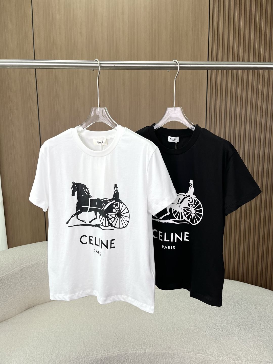 NO:837114,Celine classic horse-drawn carriage print short-sleeved T-shirt｜Versatile style in black and white. 1. Fabric texture｜High-count cotton skin-friendly experience. High-count combed cotton fabric is selected, soft and delicate to touch, with a gentle drape. The upper body is skin-friendly, breathable and not sweaty. 2. Detailed design｜Classic elements + quality craftsmanship 1. Carriage print pattern  The classic horse-drawn carriage print on the chest is paired with the brand's letter logo below. It adopts high-fastness offset printing technology. The edges of the pattern are clear and neat, and it feels smooth without bulges. It is not easy to crack and fall off after being worn for a long time. It is low-key and recognizable. The black and white contrasting design is suitable for a variety of wearing styles. 2. Reinforced round neck design. The classic round neck version uses double-layer locking technology. The neckline is not easy to deform and curl. It remains stiff after repeated wear. It fits the neck line without strangulation, making it comfortable to wear and take off every day.  3. The entire T-shirt is made with double-line hemming technology. The cuffs and hem are finely and evenly stitched, and the workmanship is smooth and neat. The details highlight the sense of quality, saying goodbye to cheap and rough workmanship. 4. Basic black and white colors are available in refreshing white/classic black. White is clean and versatile, while black is low-key and slimming. They are all basic colors that will never go out of style in the wardrobe. They are suitable for wearing alone or as an inner layer.  Pair it with jeans and casual pants for daily commuting. It is simple and clean, and you can easily create a neat and unobtrusive daily look. Pair it with sports pants and skirts for casual outings. It is comfortable and has its own texture. It is suitable for shopping, dating, and traveling. Breathable and sweat-wicking cotton fiber has its own breathable properties, saying goodbye to hot and sticky wear in spring and summer, and keeping the body feeling refreshed. Durable and non-deformable, high-density knitting technology, multiple washings are still not easy to loosen, deform, and yellow, and the durability is long.  The version has a slightly loose and straight version, which does not pick on the figure. It can easily modify the waist, abdomen and arm lines, making the upper body look slimmer and not bloated. Celine, celine, skirts, jeans, T-shirt, tees, t-shirt,19860909celine赛琳经典马车印花短袖T恤｜黑白两色百搭款 一、面料质感｜高支棉亲肤体验 甄选高支精梳棉面料,触感柔软细腻,自带柔和垂坠感,上身亲肤透气不闷汗. 二、细节设计｜经典元素+品质工艺 1. 马车印花图案 胸前经典马车印花,搭配下方品牌字母标识,采用高牢度胶印工艺,图案边缘清晰利落,摸上去平整无凸起,久穿久洗不易开裂脱落,低调中自带辨识度,黑白撞色设计适配多种穿搭风格. 2. 加固圆领设计 经典圆领版型,采用双层锁边工艺,领口不易变形卷边,反复穿着依旧保持挺括,贴合颈部线条不勒颈,日常穿脱舒适自在. 3. 工整车线做整件T恤采用双线包边工艺,袖口、下摆车线细密均匀,做工平整利落,细节处彰显品质感,告别廉价感的粗糙做工. 4. 基础黑白两色 提供清爽白/经典黑两色可选,白色干净百搭,黑色低调显瘦,都是衣橱里永不过时的基础色,单穿、内搭都适配. 日常通勤搭配牛仔裤、休闲裤,简约干净,轻松打造利落不张扬的日常造型 休闲出街搭配运动裤、半身裙,舒适自在又自带质感,逛街、约会、出游都合适 透气排汗棉纤维自带透气属性,春夏穿着告别闷热黏腻,保持体感清爽 耐穿不变形高密针织工艺加持,多次水洗依旧不易松垮、变形、发黄,耐穿度拉满 版型修饰力微宽松直筒版型,不挑身材,轻松修饰腰腹、手臂线条,上身显瘦不臃肿,,celine,celine,skirts,jeans,T-shirt,tees，t-shirt,,Women's clothing