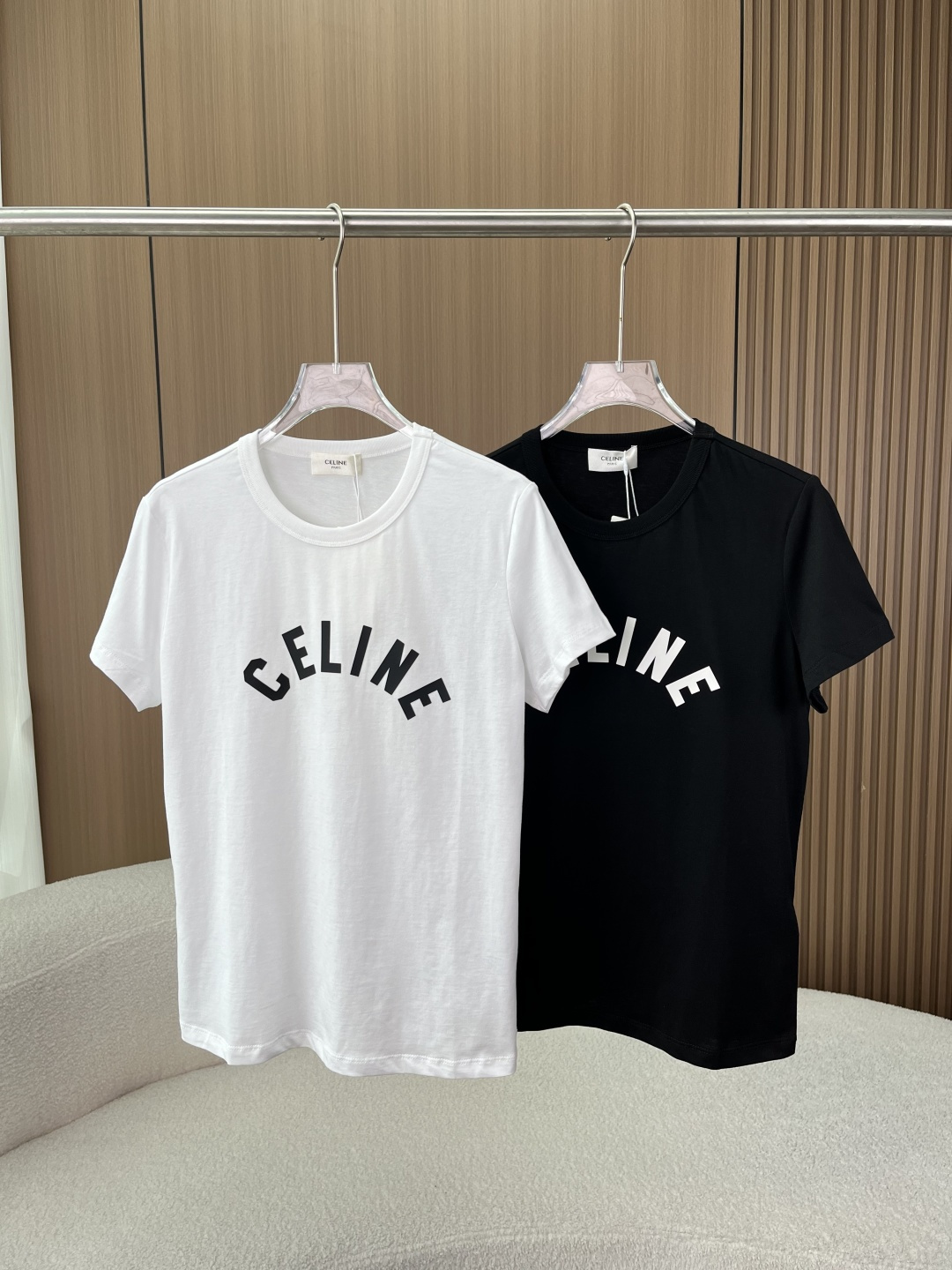 NO:837123,Celine's classic curved letter print T-shirt｜Basic model in black and white 1. Fabric texture｜High count cotton skin-friendly experience High-count combed cotton fabric is selected, soft and delicate to the touch, has a soft luster on the hand, and is skin-friendly on the upper body without pricking. The breathable and sweat-wicking cotton fiber has its own breathable properties, so you won't feel sweaty when wearing it in spring and summer. Say goodbye to stuffy heat and stickiness, and keep your body feeling fresh.  It is not easy to deform due to the blessing of high-density knitting technology. It is not easy to loosen and deform after multiple washings, and it is very durable. The fabric has a natural drape feeling, the upper body does not look bloated, and it can easily modify the body lines. 2. Detailed design | Simple but not simple quality details 1. Curved letter printing  The curved letters on the chest are printed using high-fastness three-dimensional silicone printing technology. The edges of the letters are clear and crisp, and they feel bumpy to the touch. They are not easy to crack and fall off after long-term wear and washing. They are low-key and recognizable. The black and white contrasting design is suitable for a variety of wearing styles. 2. Round neck locking technology. The classic round neck version uses reinforced locking technology. The neckline is not easy to deform and curl. It maintains a straight shape after repeated wear. It fits the neck line without strangulation and is comfortable to wear and take off daily.  3. The entire T-shirt is made with double-line hemming technology. The stitching is fine and even. The cuffs and hem work are smooth and neat. The details highlight the sense of quality and say goodbye to cheap and rough workmanship. 4. Classic black and white colors. Basic white/black colors are available. White is refreshing and clean, and black is low-key and slimming. They are all versatile colors that will never go out of style in the wardrobe. They are suitable for wearing alone or as an inner layer.  It is suitable for daily commuting with jeans and casual pants. It is simple and unobtrusive, and can easily create a clean and neat daily look. For casual outings, it is comfortable and has its own texture, suitable for shopping and dating, celine, celine, skirts, jeans, tees, t-shirts,19860909Celine赛琳经典弧形字母印花T恤｜黑白两色基础款 一、面料质感｜高支棉亲肤体验 甄选高支精梳棉面料,触感柔软细腻,上手自带柔和光泽感,上身亲肤不扎肤. 透气排汗棉纤维自带透气属性,春夏穿着不闷汗,告别闷热黏腻,保持体感清爽 不易变形高密针织工艺加持,多次水洗依旧不易松垮变形,耐穿度拉满 垂坠感佳面料自带自然垂坠感,上身不显臃肿,轻松修饰身形线条 二、细节设计｜简约不简单的品质细节 1. 弧形字母印花 胸前弧形字母印花,采用高牢度立体硅胶印工艺,字母边缘清晰利落,摸上去有凹凸感,久穿久洗不易开裂脱落,低调中自带辨识度,黑白撞色设计适配多种穿搭风格. 2. 圆领锁边工艺 经典圆领版型,采用加固锁边工艺,领口不易变形卷边,反复穿着依旧保持挺括版型,贴合颈部线条不勒颈,日常穿脱舒适自在. 3. 工整车线做整件T恤采用双线包边工艺,车线细密均匀,袖口、下摆做工平整利落,细节处彰显品质感,告别廉价感的粗糙做工. 4. 经典黑白两色 提供基础白/黑两色可选,白色清爽干净,黑色低调显瘦,都是衣橱里永不过时的百搭色,单穿、内搭都合适. 日常通勤搭配牛仔裤、休闲裤都合适,简约不张扬,轻松打造干净利落的日常造型 休闲出街搭配运动裤、半身裙,舒适自在又自带质感,逛街、约会都适配,,celine,celine,skirts,jeans,tees，t-shirt,,Women's clothing