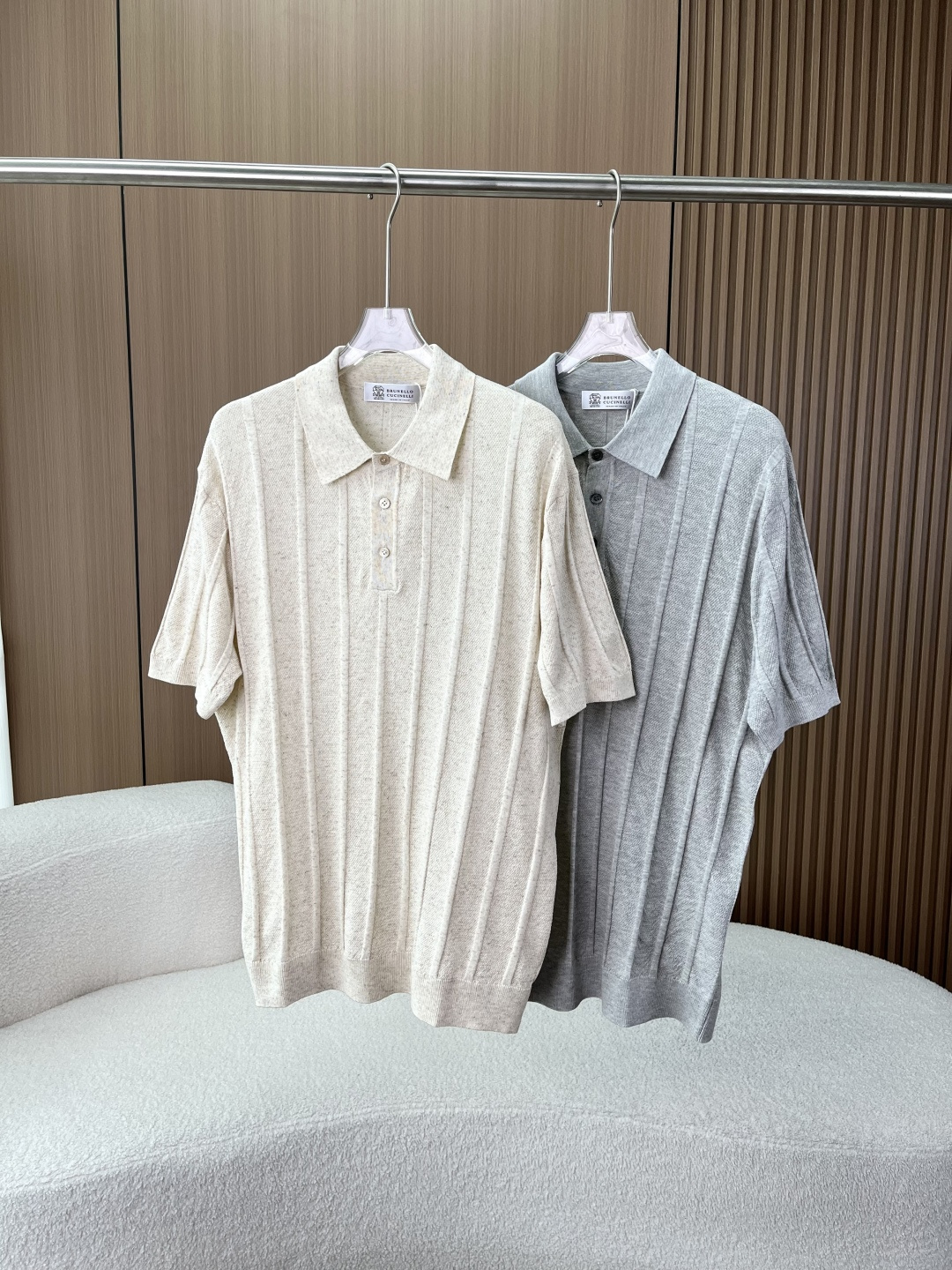 NO:898598,Brunello Cucinelli linen-cotton blended vertical pattern knitted Polo shirt Brunello Cucinelli, an Italian luxury brand known as the 'King of Cashmere', BC has become the wardrobe standard of high-net-worth individuals around the world with its ultimate fabric technology and low-key design aesthetics. This knitted Polo is the perfect interpretation of the brand's 'less is more' concept - there is no exaggerated logo, only the fabric and tailoring speak for it, and the upper body has a sense of luxury that cannot be hidden. Fabric details · Visible relaxed texture  It uses 75% cotton + 25% linen blended yarn imported from Italy. The natural pitted texture in the yarn has a retro and old-fashioned atmosphere, which is not deliberate but special enough. The softness of cotton neutralizes the stiffness of linen, and the breathability of linen eliminates the stuffiness of cotton. It has a cooling buff when worn in spring and summer, and it does not stick to the body when sweating.  The special vertical pit strip weaving method visually stretches the body shape vertically, hides the flesh and makes the body look slimmer, and makes the fabric have a slight elastic drape, which will not wrinkle after sitting for a long time, making daily care more worry-free. Tailoring design · Details are shown in the details. The classic small lapel design is neat and not rigid, suitable for a variety of face shapes, and goes well with suits and casual pants. The natural mother-of-pearl button placket has its own pearl luster in the light, echoing the overall soft tone of off-white/light gray, and the low-key luxury cannot be hidden.  The ribbed edges on the hem and cuffs are neatly made and will not deform easily after long-term wear, making daily wear more neat and tidy. The loose and slightly dropped shoulder version can be worn by anyone regardless of body shape, saying goodbye to the tight and restrictive feeling. Two colors are available. · Take charge of your spring and summer wardrobe. Oatmeal off-white has its own gentle filter, which can bring a clean and refreshing feeling when paired with jeans and linen trousers. It is an all-purpose color that can be worn for commuting and weekends.  The high-end light gray and low saturation gray tone has a cool texture, suitable for both business and leisure, and can easily show the elegant temperament of a mature man, brunello cucinelli, jeans, business suit,19860909Brunello Cucinelli亚麻棉混纺竖纹针织Polo衫 Brunello Cucinelli,被誉为“山羊绒之王”的意大利奢侈品牌,BC以极致的面料工艺和低调的设计美学,成为全球高净值人群的衣橱标配.这件针织Polo,正是品牌“less is more”理念的完美诠释——没有夸张logo,只用面料和剪裁说话,上身就是藏不住的高级感. 面料细节 · 看得见的松弛质感 采用75棉+25亚麻意大利进口混纺纱线,纱线中自然的麻点肌理,自带复古做旧氛围,不刻意却足够特别. 棉的软糯中和了亚麻的挺括,亚麻的透气又消解了棉的闷热,春夏穿自带降温buff,出汗也不粘身 特殊竖坑条织法,视觉上纵向拉伸身形,藏肉显瘦的同时,让面料自带微弹垂坠感,久坐不皱,日常打理更省心 剪裁设计 · 细节见真章 经典小翻领设计,利落不板正,适配多种脸型,搭配西装、休闲裤都不违和 天然贝母扣门襟,在光线下自带珍珠光泽,和整体米白/浅灰的柔和色调呼应,低调的奢华感藏不住 下摆和袖口的罗纹收边,做工工整细密,久穿不易变形,日常穿搭更显利落精神 宽松微落肩版型,不挑身材,任何人都能穿出松弛不垮的效果,告别紧身束缚感 双色可选 · 承包你的春夏衣柜 燕麦米白自带温柔滤镜,搭配牛仔裤、亚麻西裤都自带干净清爽感,是通勤、周末都能穿的万能色 高级浅灰低饱和的灰调自带清冷质感,商务休闲都适配,轻松穿出成熟男性的儒雅气质,,brunello cucinelli,jeans,business suit,,Women's clothing