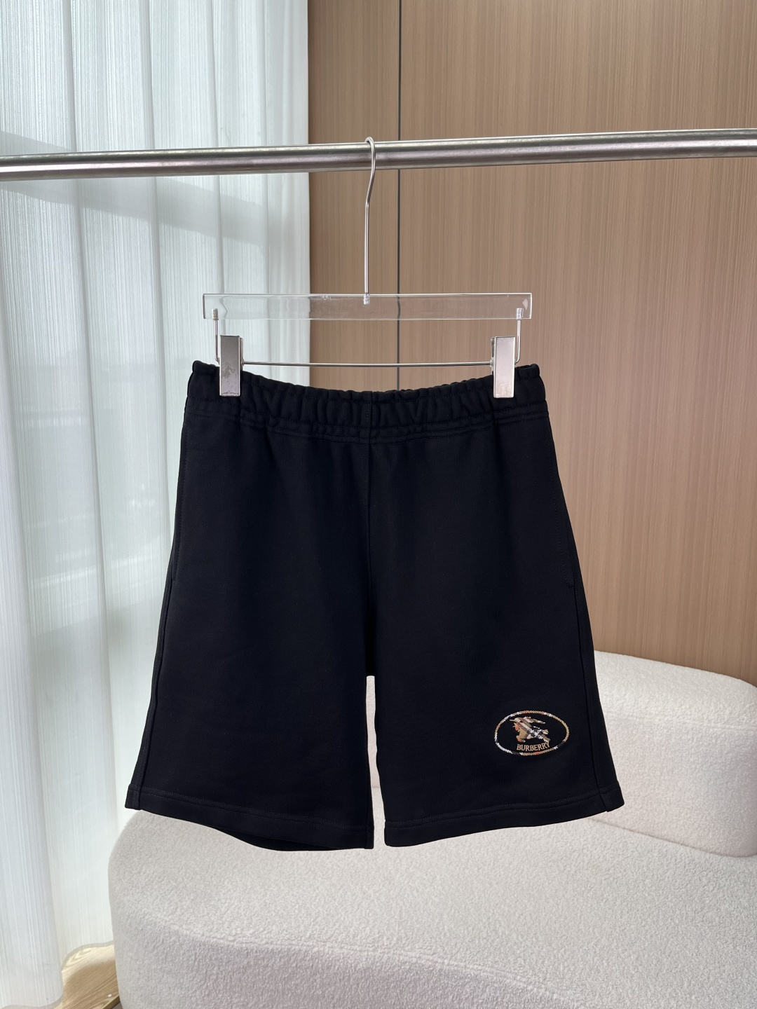 NO:839072,BURBERRY Embroidered Knight Logo Shorts Brand Logo | Low-key Luxurious Details From BURBERRY, a century-old British luxury brand, these sweatpants give the brand's iconic knight badge a high-end feel. The equestrian knight embroidery on the trouser legs is precision sewn with multi-color threads. Each stitch restores the brand's classic plaid and knight image. It is low-key and not exaggerated, and can be recognized by those who know it at a glance.  The oval design surrounded by cords and retro color matching retains the brand's genes without appearing too ostentatious, and it can be worn in daily life without being picky at all. Fabrics and craftsmanship | Comfort and texture are both online. Made of heavyweight pure cotton terry fabric, the inner terry is soft and waxy and skin-friendly, the upper body is not stuffy and sweaty, it can be worn in all seasons, and it is not easy to wrinkle after sitting for a long time. The precision-locked hems and waistband are neat and solid, durable and not deformed, and the brand texture is fully displayed in the details.  Elastic waist + metal-tipped drawstring waistband is designed with elasticity and is matched with metal drawstrings engraved with the BURBERRY logo. The elasticity can be adjusted freely without tightening the waist or falling out of place. Wearing scenarios｜One pants can be worn multiple times without any restrictions. Pair it with a white T-shirt and a sweatshirt for daily outings, and you can easily achieve the British relaxed feeling, whether you are shopping or drinking coffee. The sports and leisure soft fabrics are not restrictive and can be worn for walking, jogging, and playing ball. It is comfortable and stylish.  Pair this item with a blazer or denim jacket to instantly enhance the layering of your outfit, and you can wear it casually or with a high-end feel.,,burberry,burberry,hoodie,sweatshirts,shorts,jackets & coats,jackets & coats,business suit,19860909BURBERRY 巴宝莉 刺绣骑士标短裤 品牌标识｜低调中的奢华细节 来自英国百年奢侈品牌 BURBERRY,这件卫裤把品牌标志性的骑士徽章玩出了高级感. 裤腿处的马术骑士刺绣,采用多色线精密缝制,每一针都还原了品牌经典的格纹与骑士形象,低调不浮夸,懂行的一眼就能认出. 绳纹环绕的椭圆形设计,搭配复古配色,既保留了品牌基因,又不会显得过于张扬,日常穿也完全不挑场景. 面料与工艺｜舒适与质感双在线 重磅纯棉毛圈面料纯棉打造,内里毛圈软糯亲肤,上身不闷汗,四季都能穿,久坐也不易起皱. 精密锁边工艺裤脚、腰头走线工整扎实,耐穿不变形,细节处尽显品牌质感. 松紧腰+金属头抽绳腰头采用弹力松紧设计,搭配刻有BURBERRY标识的金属抽绳头,可自由调节松紧,不勒腰也不掉档. 穿搭场景｜一裤多穿不设限 日常出街搭配白T、卫衣,轻松拿捏英伦松弛感,不管是逛街还是喝咖啡都适配. 运动休闲柔软面料不束缚,散步、慢跑、打球都能穿,舒适又有型. 叠穿神器搭配西装外套、牛仔夹克,瞬间提升穿搭层次感,休闲也能穿出高级感.,,burberry,burberry,hoodie,sweatshirts,shorts,jackets & coats,jackets & coats,business suit,,Women's clothing