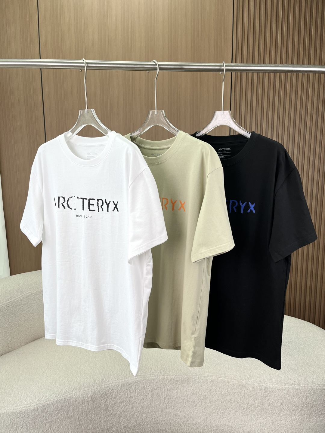 NO:839083,ARC'TERYX Archaeopteryx 1989 printed quick-drying T-shirt is a must-have for mountain gamers!  A T-shirt that unlocks outdoor functionality and a sense of urban relaxation. It comes from the outdoor ceiling-level brand ARC'TERYX. This T-shirt puts the brand's genes into a new twist. The retro distressed logo on the front uses distressing technology to present the words 'ARC'TERYX MGS 1989'. It comes with a retro filter, which is low-key and unobtrusive, and can be recognized by knowledgeable people at a glance.  The outdoor-themed print on the back shows the brand's classic climbing equipment schematic, paired with the Archaeopteryx skeleton logo, and the details are ecstatic. Everywhere is hidden in the resonance of outdoor enthusiasts. Three colors are available: pure white/light khaki/classic black, which can be adapted to both outdoor scenes and daily commuting, and can easily control a variety of dressing styles. Fabrics and craftsmanship | Comfort and functionality are both online.  The quick-drying and breathable fabric is made of 90% polyester fiber spandex blend, with moisture-wicking properties. It dries quickly and does not stick to the body after sweating. It can keep you fresh and comfortable when hiking, hiking, and running. The anti-wrinkle and durable fabric has anti-wrinkle properties and is not easy to wrinkle after sitting for a long time. Say goodbye to the trouble of ironing before going out, good news for lazy people. Precision seaming technology The collar, cuffs, and hem are seamed with double strands. The wiring is neat and solid, durable and not deformed, and the details show the brand texture.  Wearing Scenarios｜One garment can be worn multiple times without any restrictions. It is quick-drying, breathable and anti-wrinkle for outdoor travel. It can be used for mountaineering, camping, and hiking to cope with changing weather. Pair it with jeans and casual pants for daily commuting. The low-key mountain style is more textured than ordinary T-shirts, and it is easy to achieve the 'old money style' relaxation. Whether you are pursuing outdoor functions or prefer low-key texture, this Arc'teryx T-shirt can be perfectly adapted, and you can close your eyes without stepping on thunder!  ,arc'teryx,jeans,tees,t-shirt,19860909ARC'TERYX 始祖鸟 1989印花速干T恤 山系玩家必入！一件解锁户外机能与城市松弛感 来自户外天花板级品牌 ARC'TERYX 始祖鸟,这件T恤把品牌基因玩出了新花样. 正面复古做旧logo采用做旧工艺呈现“ARC'TERYX MGS 1989”字样,自带复古滤镜,低调不张扬,懂行的一眼认出. 背面户外主题印花印着品牌经典的攀登装备示意图,搭配始祖鸟骨骼标,细节控狂喜,每一处都藏着户外爱好者的共鸣. 三色可选纯净白/浅卡其/经典黑,无论是户外场景还是日常通勤都能适配,轻松驾驭多种穿搭风格. 面料与工艺｜舒适与机能双在线 速干透气面料90聚酯纤维氨纶混纺,自带吸湿排汗属性,出汗后快速干爽不粘身,登山、徒步、跑步都能保持清爽体感. 抗皱耐穿工艺面料自带抗皱属性,久坐也不易起皱,告别出门前熨烫的麻烦,懒人福音. 精密锁边工艺领口、袖口、下摆采用双股线锁边,走线工整扎实,耐穿不变形,细节处尽显品牌质感. 穿搭场景｜一衣多穿不设限 户外出行速干透气+抗皱,登山、露营、徒步都能hold住,应对多变天气. 日常通勤搭配牛仔裤、休闲裤,低调的山系风比普通T恤更显质感,轻松拿捏“老钱风”松弛感. 不管是追求户外机能,还是偏爱低调质感,这件始祖鸟T恤都能完美适配,闭眼入不踩雷！,arc'teryx,jeans,tees，t-shirt,,Women's clothing