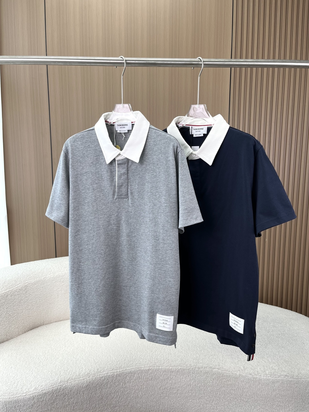 NO:841692,Thom Browne classic contrasting color polo shirt!  Thom Browne, a classic luxury brand from New York, uses the iconic red, white and blue stripe elements to create this men's Polo shirt with both texture and style. It combines academic style with modern tailoring, easily adapting to various scenes such as daily commuting and casual gatherings. It is a timeless 'texture' in the wardrobe. Iconic brand details, recognizable style at a glance. The red, white and blue webbing at the collar, side seams and hem are Thom Browne's classic logo, low-key highlighting the brand identity.  The white label at the hem and the metal buckle design on the side continue the brand's iconic details and add a sense of sophistication. The contrasting lapel design, with the classic color combination of white and gray/navy blue, has a refreshing age-reducing effect, breaking the boring feeling of traditional Polo. High-quality fabrics, both comfortable and crisp  It is made of high-count piqué cotton fabric, which is soft and delicate to the touch, breathable and not sweaty, and can keep you feeling refreshed even in summer. The fabric has its own stiffness, which is not easy to deform and wrinkle, and the upper body is neat and stylish, saying goodbye to the floppy and cheap feeling. Classic tailoring, suitable for a variety of body shapes and scenes. Fitted with a slightly loose version, it can be easily controlled regardless of body shape, whether fat or thin, hiding the flesh and showing spirit.  It is refreshing and neat to wear alone, and is suitable for matching with suits, jeans, and casual pants. It can easily create a 'sophisticated college style' look that can be worn for both business and leisure. This Thom Browne Polo shirt not only has the brand's iconic design, but also has the daily attributes of being comfortable and practical. Whether it is daily wear or business occasions, you can easily wear it with a high-end texture. It is the best choice to enhance your clothing.,,business suit,19860909Thom Browne 经典撞色Polo衫！ 来自纽约的经典奢牌 Thom Browne,以标志性的红白蓝条纹元素,打造这件兼具质感与格调的男士Polo衫.它将学院风与现代剪裁结合,轻松适配日常通勤、休闲聚会等多种场景,是衣橱里永不过时的“质感担当 标志性品牌细节,一眼识别格调 领口、侧缝、下摆处的红白蓝三色织带,是Thom Browne的经典标识,低调彰显品牌身份. 下摆处的白色标签、侧边金属扣设计,延续品牌标志性细节,精致感拉满. 撞色翻领设计,白与灰/藏蓝的经典配色,自带清爽减龄效果,打破传统Polo的沉闷感. 优质面料,兼顾舒适与挺括 采用高支珠地棉面料,触感柔软细腻,透气不闷汗,夏天穿也能保持清爽体感.面料自带挺括度,不易变形、起皱,上身利落有型,告别软塌塌的廉价感. 经典剪裁,适配多种身材与场景 合身微宽松版型,不挑身材,微胖/偏瘦都能轻松驾驭,藏肉又显精神. 单穿清爽利落,搭配西装、牛仔、休闲裤都很合适,轻松打造“轻熟学院风”造型,商务休闲都能hold住. 这件Thom Browne Polo衫,既有品牌的标志性设计,又有舒适实穿的日常属性,不管是日常穿搭还是商务场合,都能让你轻松穿出高级质感,是提升衣品的不二之选.,,business suit,,Women's clothing