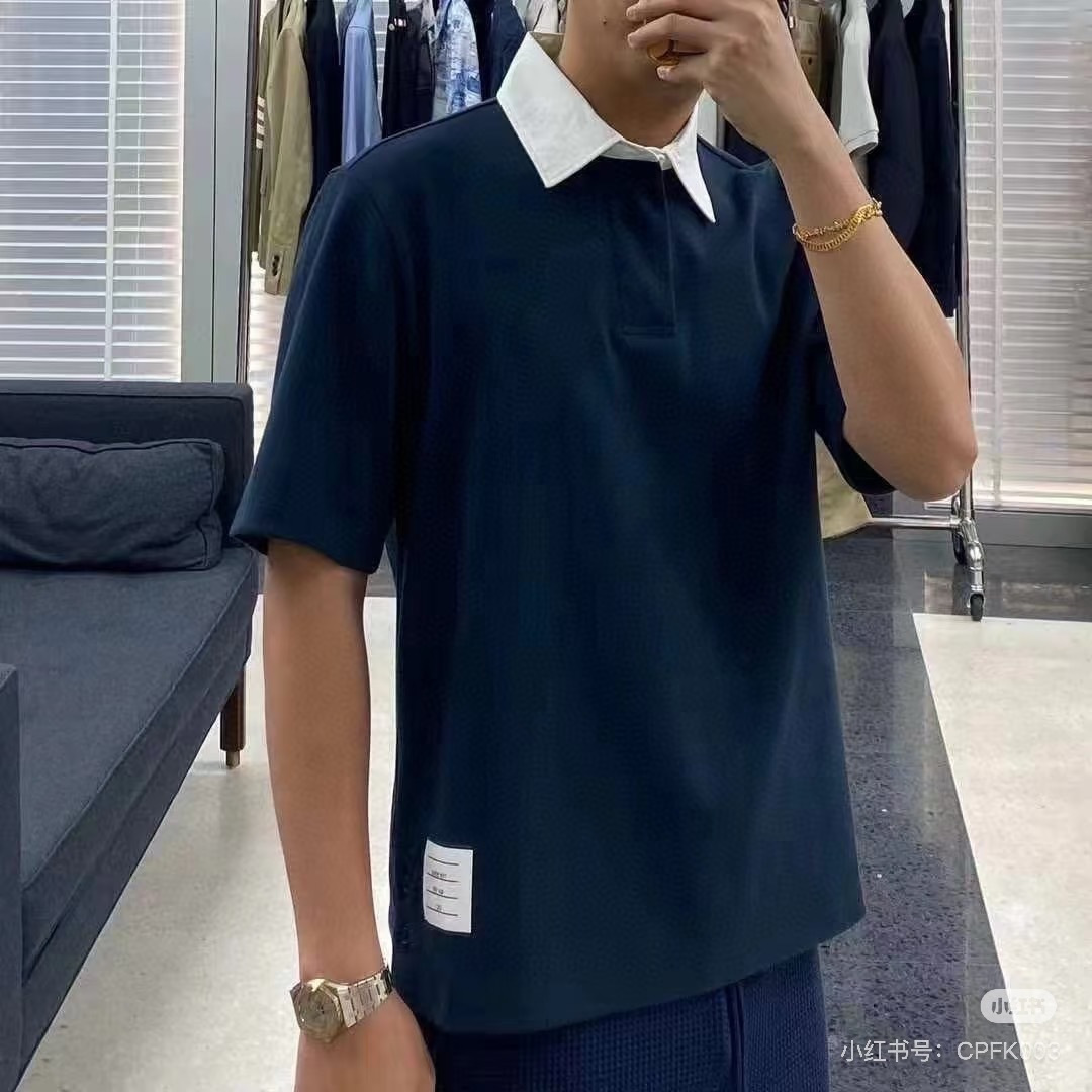 NO:841696,The red, white and blue webbing at the neckline, side seams and hem is Thom Browne’s classic logo, low-key highlighting the brand’s identity.,,19860909领口、侧缝、下摆处的红白蓝三色织带,是Thom Browne的经典标识,低调彰显品牌身份.,,,Women's clothing
