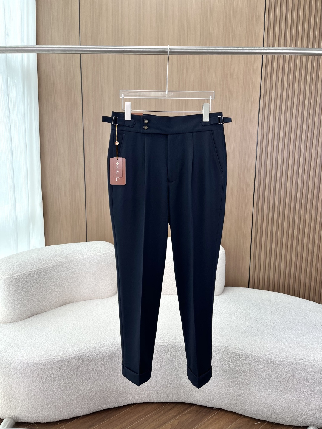 NO:901233,Loro Piana Naples high-waist casual trousers Loro Piana, the top luxury brand from Italy, is famous for its top-quality fabrics and exquisite craftsmanship. This Naples-style trousers perfectly combines the brand's iconic low-key luxury and practicality. It is an 'old money style' ceiling item in men's wardrobe, suitable for business, leisure and other scenarios. Classic Naples tailoring, with its own high-end texture It adopts the brand's iconic Naples high-waist design, with adjustable side waist buttons and double-button placket, taking into account both comfort and fit. It does not tighten the waist or slip, and can easily modify the waist and abdomen lines. The single pleat design on the front piece, paired with micro-tapered pants, neatly closes the feet, which can not only hide short legs, but also create a tall and slender visual effect, suitable for various body types. The cuffed trouser legs are designed with exquisite details. Whether worn with leather shoes or white shoes, you can easily wear them with a relaxed and high-end feel. High-end blended fabrics are both comfortable and stiff. Polyester fiber, cotton, wool, and spandex blended fabrics are selected to combine the softness and skin-friendly properties of wool, the breathability and moisture absorption of cotton, and the elastic and anti-wrinkle properties of spandex. The upper body is crisp and stylish, and it is not easy to wrinkle and deform. It is easy to wear for daily commuting and business trips. The fabric has a sense of drape, and the upper body is neat and not soft, so it can be worn in all seasons. Brand details, low-key and highlight the style The back pocket is designed with a shell buckle + brand metal nameplate, with the brand logo hidden in the details. It is low-key and unobtrusive, and has a texture that can be recognized by knowledgeable people at a glance. The interior lines are neat, the zipper is smooth and not stuck, and the pocket design is practical and concealable, making it convenient for daily placement of small items. Classic navy blue, versatile and not picky, it is suitable for matching shirts, POLO shirts, and sweaters, and can easily create a variety of styles such as business casual, sophisticated and relaxed. This Loro Piana's Naples trousers have the brand's signature luxurious texture and are comfortable and practical for daily wear. Whether it is a business occasion or daily wear, they can easily make you wear a low-key sense of luxury. They are the best choice to enhance your clothing.,,loro piana,sweaters,shirts,19860909Loro Piana 那不勒斯高腰休闲西裤 来自意大利的顶奢品牌 Loro Piana,以顶级面料与精湛工艺著称,这款那不勒斯风格西裤,将品牌标志性的低调奢华与实穿性完美融合,是男士衣橱里的“老钱风”天花板单品,适配商务、休闲等多种场景. 经典那不勒斯剪裁,自带高级质感 采用品牌标志性的那不勒斯高腰设计,侧腰可调节扣+双扣门襟,兼顾舒适度与版型,不勒腰、不滑落,轻松修饰腰腹线条. 前片单褶设计,搭配微锥裤型,利落收脚,既能藏住腿型短板,又能打造挺拔修长的视觉效果,适配各种身材. 裤脚翻边设计,细节处尽显精致感,无论是搭配皮鞋还是小白鞋,都能轻松穿出松弛高级感. 高端混纺面料,舒适与挺括兼备 甄选聚酯纤维、棉、羊毛、氨纶混纺面料,兼具羊毛的柔软亲肤、棉的透气吸湿与氨纶的弹力抗皱特性,上身挺括有型,不易起皱变形,日常通勤、出差穿着都很省心.面料自带垂坠感,上身利落不软塌,四季都能穿. 品牌细节,低调彰显格调 后袋采用贝壳扣+品牌金属铭牌设计,细节处暗藏品牌标识,低调不张扬,是懂行的人一眼能识别的质感. 内里走线工整,拉链顺滑不卡顿,口袋设计兼顾实用性与隐蔽性,日常放置小物也很方便. 经典藏蓝色,百搭不挑人,搭配衬衫、POLO衫、毛衣都很合适,轻松打造商务休闲、轻熟松弛等多种风格. 这件Loro Piana那不勒斯西裤,既有品牌标志性的奢华质感,又有舒适实穿的日常属性,不管是商务场合还是日常穿搭,都能让你轻松穿出低调的高级感,是提升衣品的不二之选.,,loro piana,sweaters,shirts,,Women's clothing