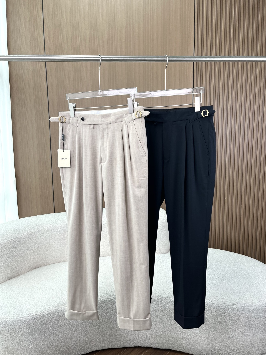 NO:898643,ZEGNA Zegna Neapolitan high-waist casual trousers ZEGNA Zegna, the top luxury men's clothing brand from Italy, is famous for its top-quality fabrics and exquisite tailoring. This Neapolitan style trousers perfectly combines the brand's iconic Italian elegance with practicality. It is an 'old money style' ceiling item in men's wardrobe, suitable for business, leisure and other scenarios. Classic Neapolitan tailoring, with its own high-end texture It adopts the brand's iconic high-waisted double-pleat design with vintage metal adjustment buckles on both sides, taking into account both comfort and fit. It does not tighten the waist or slip, and can easily modify the waist and abdomen lines. The slightly tapered trousers are matched with cuffed trouser legs to neatly close the legs, which can not only hide short legs, but also create a tall and slender visual effect, suitable for all kinds of body types. Available in classic navy blue/khaki two-tone color, it is low-key and versatile. Whether paired with leather shoes or white shoes, it can be easily worn with a relaxed and high-end feel. High-end blended fabrics, both comfortable and stiff. Polyester fiber, cotton, Tencel, linen, and spandex blended fabrics are selected to combine the breathability and moisture absorption of linen, the softness and skin-friendlyness of cotton, and the elastic and anti-wrinkle properties of spandex. The upper body is crisp and stylish, and it is not easy to wrinkle and deform. It is worry-free for daily commuting and business trips. The fabric has a sense of drape, and the upper body is neat and not soft, so it can be worn in all seasons. Brand details, low-key and highlight the style. The back pocket is designed with the brand's iconic metal nameplate and shell buckle, with the brand logo hidden in the details. It is low-key and unobtrusive, and has a texture that can be recognized by knowledgeable people at a glance. The interior lines are neatly routed, the YKK zipper is smooth and not stuck, and the pocket design takes into account practicality and concealment, making it convenient for daily placement of small items. Multiple ways of wearing it can be unlocked and matched with a shirt to create a business style, or paired with a T-shirt/POLO shirt to create a casual style, easily suitable for various occasions. These ZEGNA Naples trousers have the brand's iconic Italian luxury texture and are comfortable and practical for daily wear. Whether it is a business occasion or daily wear, it allows you to easily wear a low-key sense of luxury. It is the best choice to enhance your clothing.,,zegna,shirts,tees,t-shirt,19860909ZEGNA 杰尼亚 那不勒斯高腰休闲西裤 来自意大利的顶奢男装品牌 ZEGNA 杰尼亚,以顶级面料与精湛剪裁著称,这款那不勒斯风格西裤,将品牌标志性的意式优雅与实穿性完美融合,是男士衣橱里的“老钱风”天花板单品,适配商务、休闲等多种场景. 经典那不勒斯剪裁,自带高级质感 采用品牌标志性的高腰双褶设计,搭配两侧复古金属调节扣,兼顾舒适度与版型,不勒腰、不滑落,轻松修饰腰腹线条. 微锥裤型搭配裤脚翻边设计,利落收脚,既能藏住腿型短板,又能打造挺拔修长的视觉效果,适配各种身材. 经典藏蓝/卡其双色可选,低调百搭,无论是搭配皮鞋还是小白鞋,都能轻松穿出松弛高级感. 高端混纺面料,舒适与挺括兼备 甄选聚酯纤维、棉、天丝、亚麻、氨纶混纺面料,兼具亚麻的透气吸湿、棉的柔软亲肤与氨纶的弹力抗皱特性,上身挺括有型,不易起皱变形,日常通勤、出差穿着都很省心.面料自带垂坠感,上身利落不软塌,四季都能穿. 品牌细节,低调彰显格调 后袋采用品牌标志性金属铭牌与贝壳扣设计,细节处暗藏品牌标识,低调不张扬,是懂行的人一眼能识别的质感. 内里走线工整,YKK拉链顺滑不卡顿,口袋设计兼顾实用性与隐蔽性,日常放置小物也很方便. 多种穿法解锁搭配衬衫打造商务风,搭配T恤/POLO衫打造休闲风,轻松适配多种场合. 这件ZEGNA杰尼亚那不勒斯西裤,既有品牌标志性的意式奢华质感,又有舒适实穿的日常属性,不管是商务场合还是日常穿搭,都能让你轻松穿出低调的高级感,是提升衣品的不二之选.,,zegna,shirts,tees，t-shirt,,Women's clothing