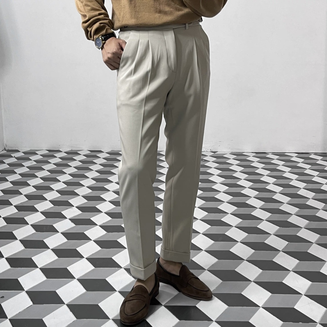 NO:898651,This pair of ZEGNA Naples trousers not only has the brand's iconic Italian luxury texture, but also is comfortable and practical for daily wear. Whether it is a business occasion or daily wear, it allows you to easily wear a low-key sense of luxury. It is the best choice to enhance your clothing.,,zegna,19860909这件ZEGNA杰尼亚那不勒斯西裤,既有品牌标志性的意式奢华质感,又有舒适实穿的日常属性,不管是商务场合还是日常穿搭,都能让你轻松穿出低调的高级感,是提升衣品的不二之选.,,zegna,,Women's clothing