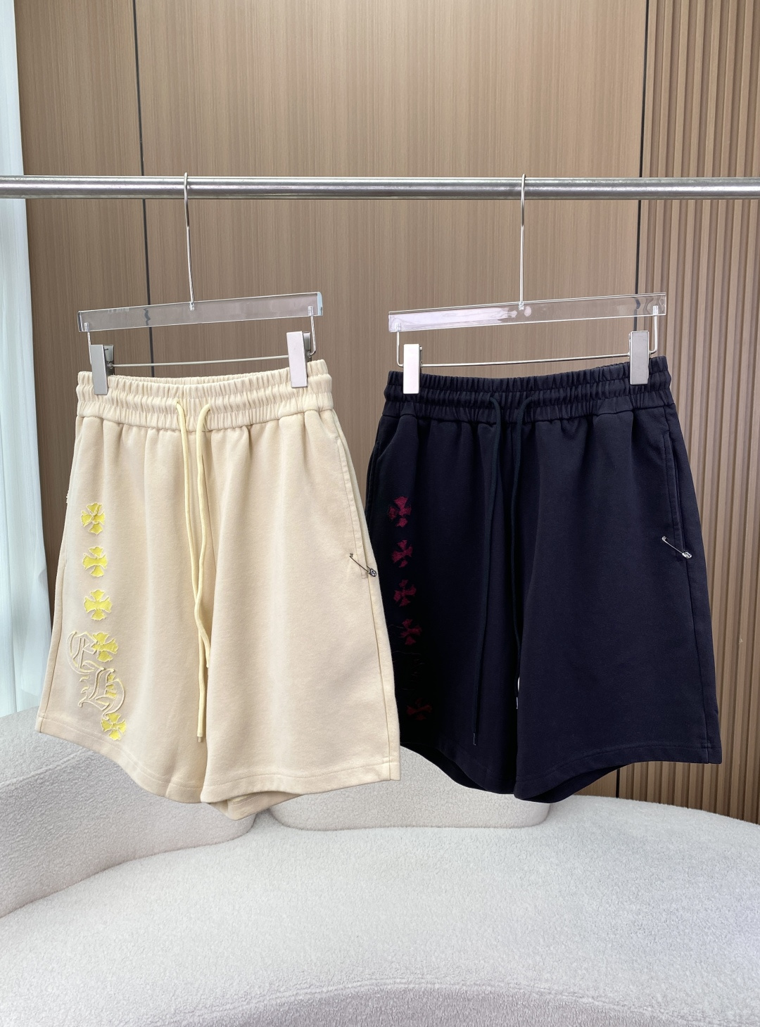 NO:860352,Chrome Hearts limited edition cross-patch embroidered casual shorts, high-street trendy brand ceiling｜All-match pants that are just needed in spring and summer. It has a retro street sense of relaxation, which can be easily controlled by both boys and girls, and directly enhances the atmosphere of daily wear!  Brand classic and ingenious design. These Croix Heart casual shorts continue the brand's iconic Gothic Sanskrit fonts and cross flower elements, breaking the monotonous basic design. It is niche and eye-catching. The upper body has a noble, trendy and cool feel, and is highly recognizable at a glance. Full of details, high-quality texture and heavy fabrics  Selected high-weight pure cotton terry fabric, which feels soft and thick, breathable and not sweaty, has excellent drape, does not deform after long-term wear, is not easy to pilling, and is very comfortable for daily wear in spring and summer. Three-dimensional heavy-duty craftsmanship, full row of contrasting cross patches on the side + 10,000-needle embroidery, raw edge distressed design, super texture; Gothic exclusive LOGO precision embroidered seams, neat and full, texture visible to the naked eye;  The pockets are embellished with Croxin's exclusive silver metal pins, which are low-key and exquisite, and the details add a sense of luxury. The elastic drawstring waistband is high-waisted, not flattering on the figure, fits the waistline without tightening the belly, and is easy to put on and take off; the loose straight-leg five-quarter pants version perfectly modifies the leg shape, hides the muscles and makes the body look slimmer, and is super friendly to thick legs and pear-shaped figures; deepened practical pockets on both sides + back patch pockets, super convenient for daily storage;  Loose but not baggy pants length, neat and slim, no embarrassment in daily life. Multiple colors to choose from, match as you like. Milky apricot yellow + bright yellow embroidery is gentle and clean, full of sunshine and youthfulness. Classic black + burgundy embroidery is low-key and calm, cool street style. Wearing & scene adaptation. Salty or sweet, universal matching formula. Looks great with short-sleeved T-shirts, sweaters, sweaters, trendy brand tops. Daily commuting, street outings, sports and fitness, beach vacations, casual dates  One pair of pants can complete the spring and summer 90s dressing scene, and lazy people can still be fashionable when going out, chrome hearts, chrome hearts, hoodie, sweatshirts, shorts, T-shirt, tees, t-shirt,19860909Chrome Hearts 克罗心 限定十字贴布刺绣休闲短裤 高街潮牌天花板｜春夏刚需百搭神裤 自带复古街头松弛感,男生女生都能轻松驾驭,日常穿搭氛围感直接拉满！ 品牌经典 匠心设计 这款克罗心休闲短裤,延续品牌标志性的哥特梵文字体与十字花元素,打破单调基础款设计,小众又吸睛,上身自带贵气潮酷感,一眼就能看出的高级辨识度. 细节满满 质感封神 重磅面料 甄选高克重纯棉毛圈面料,手感软糯厚实、透气不闷汗,垂坠感绝佳,久穿不变形、不易起球,春夏日常穿着舒适度拉满. 立体重工工艺 侧边整排撞色十字贴布+万针刺绣,毛边做旧设计,肌理感超强； 哥特专属LOGO精密刺绣锁边,工整饱满,质感肉眼可见； 口袋搭配克罗心专属银色金属别针点缀,低调又精致,细节拉满高级感. 版型&贴心设计 松紧抽绳高腰腰头,不挑身材,贴合腰线不勒肚,穿脱超省心； 宽松直筒五分裤版型,完美修饰腿型,藏肉显瘦,对粗腿、梨形身材超友好； 两侧加深实用插袋+后贴口袋,日常置物超方便； 宽松不垮的裤长,利落显高,日常零尴尬. 多色可选 随心搭配 奶杏黄+亮黄刺绣温柔干净,阳光少年感拉满 经典黑+酒红刺绣低调沉稳,酷感街头风拿捏 穿搭&场景适配 可盐可甜万能搭配公式 搭配短袖T恤、卫衣、针织衫、潮牌上衣都超好看 日常通勤、街头出街、运动健身、海边度假、休闲约会 一裤搞定春夏90穿搭场景,懒人出门也能潮范十足,,chrome hearts,chrome hearts,hoodie,sweatshirts,shorts,T-shirt,tees，t-shirt,,Women's clothing