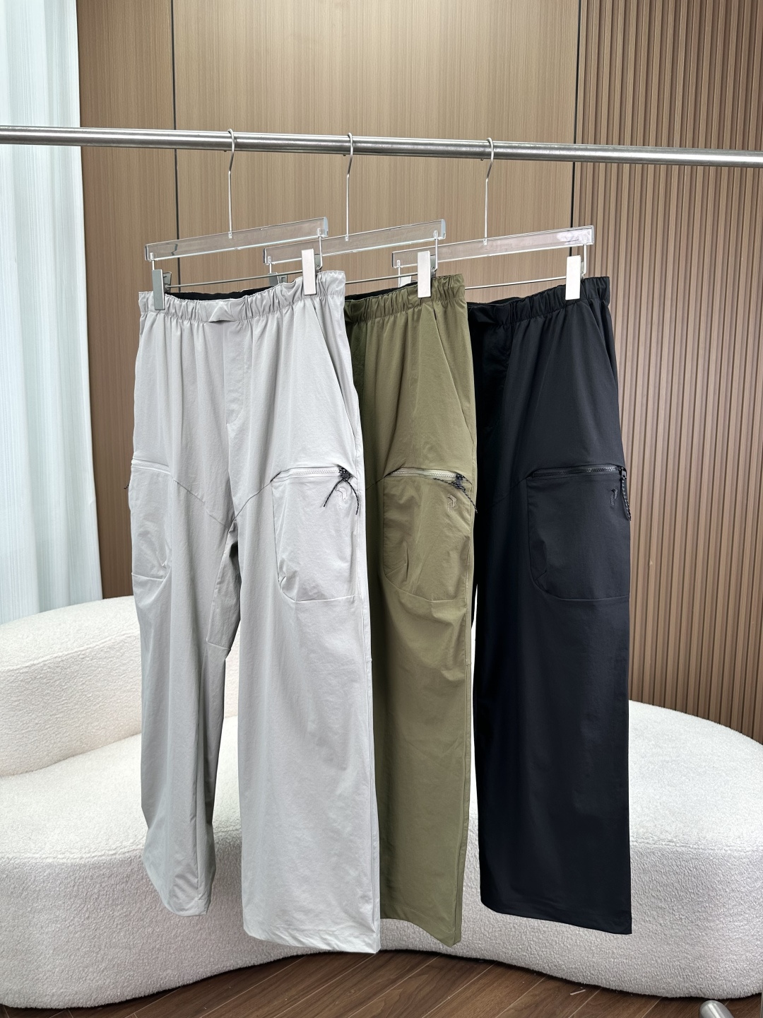 NO:899954,Peak Performance high-end outdoor quick-drying functional overalls Swedish high-end outdoor brand｜Lightweight sun protection, breathable and quick-drying, dual-adaptive for urban outdoor use. It combines professional outdoor performance with daily wear texture. Boys just need these amazing pants in spring and summer!  The core strength of the brand is Peak Performance, a prestigious outdoor luxury brand originating from Sweden. It has professional-grade outdoor functions and minimalist high-end tailoring. It has always been the favorite of high-end outdoor and urban light outdoor enthusiasts. It has both good looks and strength. Black technology top fabrics. Selected high-definition check pattern quick-drying functional fabrics. Light as clouds, zero weight on the upper body. Strong breathability and ultra-fast sweat wicking, no sweating or stickiness in summer. Water-repellent fabrics, easy to block light rain and daily splashing water.  Anti-wrinkle and maintenance-free, does not deform after sitting for a long time, and does not get old easily after long-term wear. It is full of details and made at a professional level. 1. YKK customized brand zippers are smooth and not stuck, and are still durable after repeated pulling. 2. Large-capacity three-dimensional patch pockets on both sides of the large three-dimensional zipper workwear pockets with waterproof zippers, which can safely store mobile phones, keys and other personal belongings, practical and stylish. 3. Exclusive brand embroidery and exquisite three-dimensional brand logo embroidery on the side, low-key highlighting high-end status 4.  The brand-embossed elastic waistband is widened and highly elastic, and the brand logo is fully printed on the inside. It does not tighten or curl, and fits all waist sizes. 5. Adjustable drawstrings at the trouser legs with built-in buckles and drawstrings, which can be straight or tied to the feet. One pair of pants can be worn as two, suitable for a variety of dressing styles. Slimming and divine version. Loose micro-tapered straight cut. Perfectly modify the leg shape, hiding thick legs, O-shaped legs, X-shaped legs.  No matter the figure or height, the upper body of boys becomes neat and long legs in seconds. There is no restriction in movement, and there is no pressure when running, jumping or squatting. Three colors are available. Versatile and not picky. Light gray is cool and high-end, clean and elegant. Army green outdoor hardcore style, retro and tough. Classic black is versatile, slim and durable. It can be adapted to various scenes. Daily commuting, citywalk, mountain climbing, camping, fishing, sports and fitness, and travel.  Light outdoor, casual style, minimalist style, and workwear style can all be easily controlled. In spring and summer, you can complete the 90's outfit scene in one piece.19860909Peak Performance 高端户外速干机能工装裤 瑞典高端户外品牌｜轻量防晒 透气速干 城市户外双适配 兼具专业户外性能与日常穿搭质感,男生春夏刚需神裤！ 品牌硬核实力 Peak Performance 巅峰Performance,源自瑞典的殿堂级户外奢牌,专业级户外功能+极简高级剪裁,一直是高端户外、城市轻户外爱好者的心头好,颜值与实力双在线. 黑科技顶级面料 甄选高定格纹速干机能面料 轻如云朵,零负重上身 强透气、超快排汗,夏天穿不闷汗不粘身 防泼水面料,小雨、日常溅水轻松阻隔 抗皱免打理,久坐不变形、久穿不易旧 细节拉满 专业级做1. YKK定制品牌拉链顺滑不卡顿,反复拉合依旧耐用 2. 立体拉链工装大口袋两侧大容量立体贴袋,带防水拉链,安全收纳手机、钥匙等随身物品,实用又有造型感 3. 专属品牌刺绣侧边精致立体品牌logo刺绣,低调彰显高端身份 4. 品牌压印弹力腰头加宽高弹松紧腰,内里满印品牌标识,不勒腰不卷边,贴合各种腰围 5. 可调节裤脚抽绳裤脚内置卡扣抽绳,可直筒可束脚,一裤两穿,适配多种穿搭风格 显瘦神级版型 宽松微锥直筒剪裁 完美修饰腿型,隐藏腿粗、O型腿、X型腿 不挑身材不挑身高,男生上身秒变利落大长腿 活动零束缚,跑跳蹲坐都毫无压力 三色可选 百搭不挑人 浅石灰清冷高级感,干净显气质 军绿色户外硬核风,复古硬朗 经典黑百搭不出错,显瘦耐脏 多场景全能适配 日常通勤、citywalk城市漫步、爬山徒步、露营钓鱼、运动健身、旅行出游 轻户外、休闲风、极简风、工装风都能轻松驾驭 春夏一条搞定90穿搭场景,,,Women's clothing