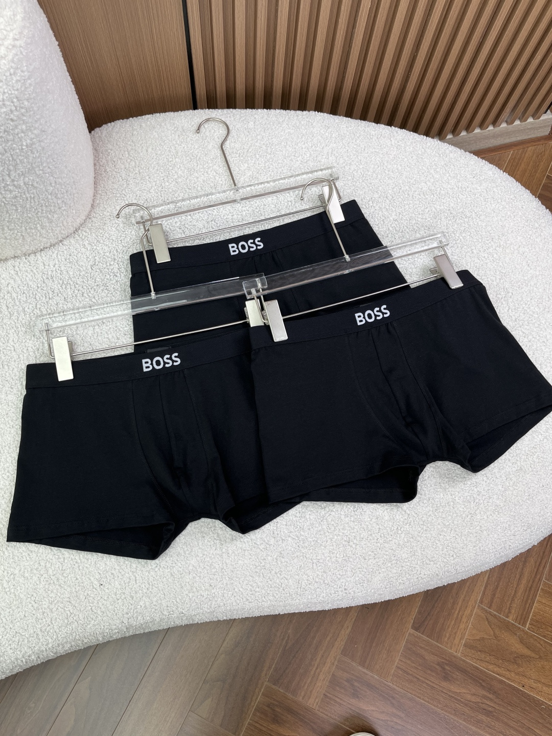 NO:907662,BOSS men's boxer briefs, three pairs in a gift box, authentic products directly from the brand, a comfortable and stylish daily choice. The brand logo design is printed on the waistband with clear BOSS letter logo, which shows the brand texture in a low-key manner.  The three-dimensional bag with close-fitting tailoring technology and ergonomic version fit the body shape without constricting the waist or curling. Whether it is commuting, sports or daily leisure, it can maintain a comfortable and comfortable wearing experience. The three-pack is practical and comes with a box of three pairs of the same color design to meet daily washing needs. It is durable and easy to care for. It is a practical choice for men's basic wardrobe. Whether for personal use or as a gift, this BOSS men's boxer briefs can take into account both quality and dignity, adding points to daily comfort~,,19860909BOSS男士平角内裤 三条礼盒装 品牌直供正品,舒适与格调的日常之选 品牌标识设计腰头织带印有清晰BOSS字母标识,低调彰显品牌质感,上身自带利落型格,告别单调基础款. 有机棉亲肤面料精选高含量有机棉混纺材质,触感柔软细腻,透气不闷汗,日常穿着无束缚感,久穿不易变形. 贴合剪裁工艺立体囊袋搭配人体工学版型,贴合身形不勒腰、不卷边,无论是通勤、运动还是日常休闲,都能保持舒适自在的穿着体验. 三条装实用配置一盒三条同色设计,满足日常换洗需求,耐用易打理,是男士基础衣橱的实用之选. 无论是自用还是送礼,这款BOSS男士平角内裤都能兼顾品质与体面,为日常舒适感加分~,,,Women's clothing