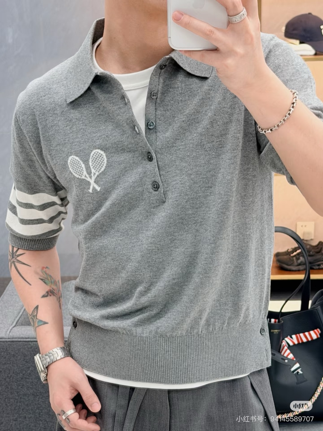 NO:844783,This Thom Browne knitted olo shirt perfectly combines the brand's iconic elements with high-end texture. Whether worn alone or layered, it can easily create a simple yet high-end college style atmosphere and easily become the highlight of your outfit~,,19860909这款Thom Browne针织olo衫,把品牌标志性元素与高级质感完美融合,无论是单穿还是叠穿,都能轻松穿出简约又高级的学院风氛围,轻松成为穿搭亮点~,,,Women's clothing