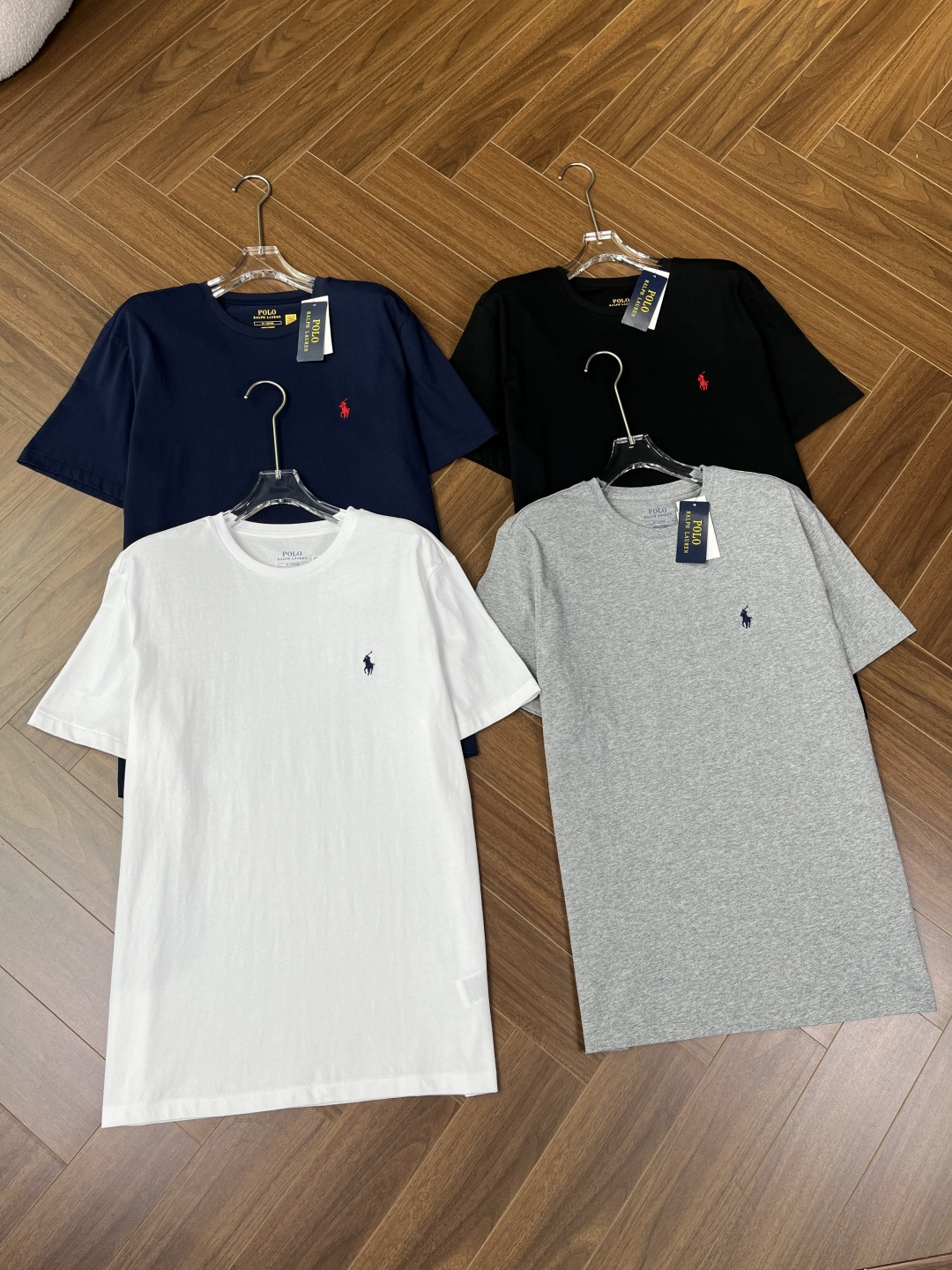 NO:863433,Ralph Lauren/Ralph Lauren Classic pony logo cotton round neck short-sleeved T-shirt This round neck T-shirt is made of soft jersey fabric, designed with a slim fit, and washed to give an ideal retro feel~ Designed with a simple concept to create an evergreen and versatile T-shirt, high density, super heavy work, ultra-high firmness, washable and wear-resistant, you can see the sense of luxury at a glance Customized slim version of Polo Ralph Lauren Slim silhouette, slightly slim at the chest and waist Cotton round neck short sleeves  The classic pony embroidery is located on the left side of the chest. Cotton is available in 4 colors: gray, navy blue, black and white. It is made of top-quality combed cotton and has a threaded design on the neck. Pure cotton is not mixed with any other fabrics. It feels particularly smooth and the upper body is very comfortable!  All in all, the fabric makes you so comfortable that you won’t want to wear anything else. It’s very skin-friendly, has a soft and delicate touch, and is really good-looking. It’s like your second skin for the ultimate experience. It’s comfortable and good-looking. In fact, the most important thing about short sleeves is refreshing!  Cool!  I rely on this high-looking T-shirt whenever I go out!  !  The regular T-shirt style has a laid-back atmosphere, which provides endless possibilities for matching. It covers the flesh and makes you look slimmer. Everyone can wear it effortlessly and fashionably. The simple and generous round neck is easy to put on and take off, clean and neat. The threaded neckline is custom-woven and dyed, which is simple yet detailed.  The exquisite embroidery adopts imported machine embroidery technology. It is full, clear and textured. The workmanship is meticulous and there is not a thread visible from the outside to the inside. This is a professional G-level T-shirt!  There are many colors, the whole is simple, clean and colorful, easy to match. If you choose a good T-shirt, your summer fashion is already half done!  I believe that no trendy person can beat the trap of solid-color T-shirts. If you buy a few more pieces, you won’t be the same if you wear them every day!  There are only a few items available, don’t miss it!  ,,loro piana,T-shirt,tees,t-shirt,19860909Ralph Lauren/拉夫劳伦 经典款小马标棉质圆领短袖T恤 此款圆领T恤选用柔软的平纹针织面料,设计有修身剪裁,经水洗呈现理想的复古感~ 以简洁理念设计打造常青百搭Tee,高密度、超级重工,超高紧实度耐洗耐磨,一眼可看出高级感 定制修身版Polo Ralph Lauren 修身的廓形,胸部和腰部略微修身 棉 圆领 短袖 经典的小马刺绣位于胸前左侧 棉 4色可选灰色 藏蓝色 黑色 白色 顶级精梳全棉材质,领口螺纹设计,纯正的棉不掺杂一点其他面料,手感特别爽滑,上身非常舒适！总之让你们面料舒适到不想再穿别的～亲肤性又很好,绵软细腻的触感,真心好看,犹如你第二层肌肤般的极致体验,舒爽高颜值就是它,其实短袖最重要的是清爽！凉快！平时出门就全靠这款高颜值的T恤了！！ 常规的T恤版型,拿捏慵懒氛围感,给搭配提供了无限可能,遮肉显瘦满分,人人都能穿出不费力的时髦,简单大方的圆领,穿脱方便,干净利落,领口螺纹定织定染,简单而不失细节感 精致的刺绣选用进口机器刺绣工艺,饱满清晰分明有质感,做工一丝不苟,从外到里看不到一根线头,这才是专g级别的T恤！ 颜色很多,整体简洁干净又色彩丰富,易于搭配选一件好T恤,夏日的时髦就已经成功半了！相信没有哪一个潮人可以出纯色Tee的坑 多入手几件,天天换着穿也不会重样！人手几件的节奏,别错过！,,loro piana,T-shirt,tees，t-shirt,,Women's clothing