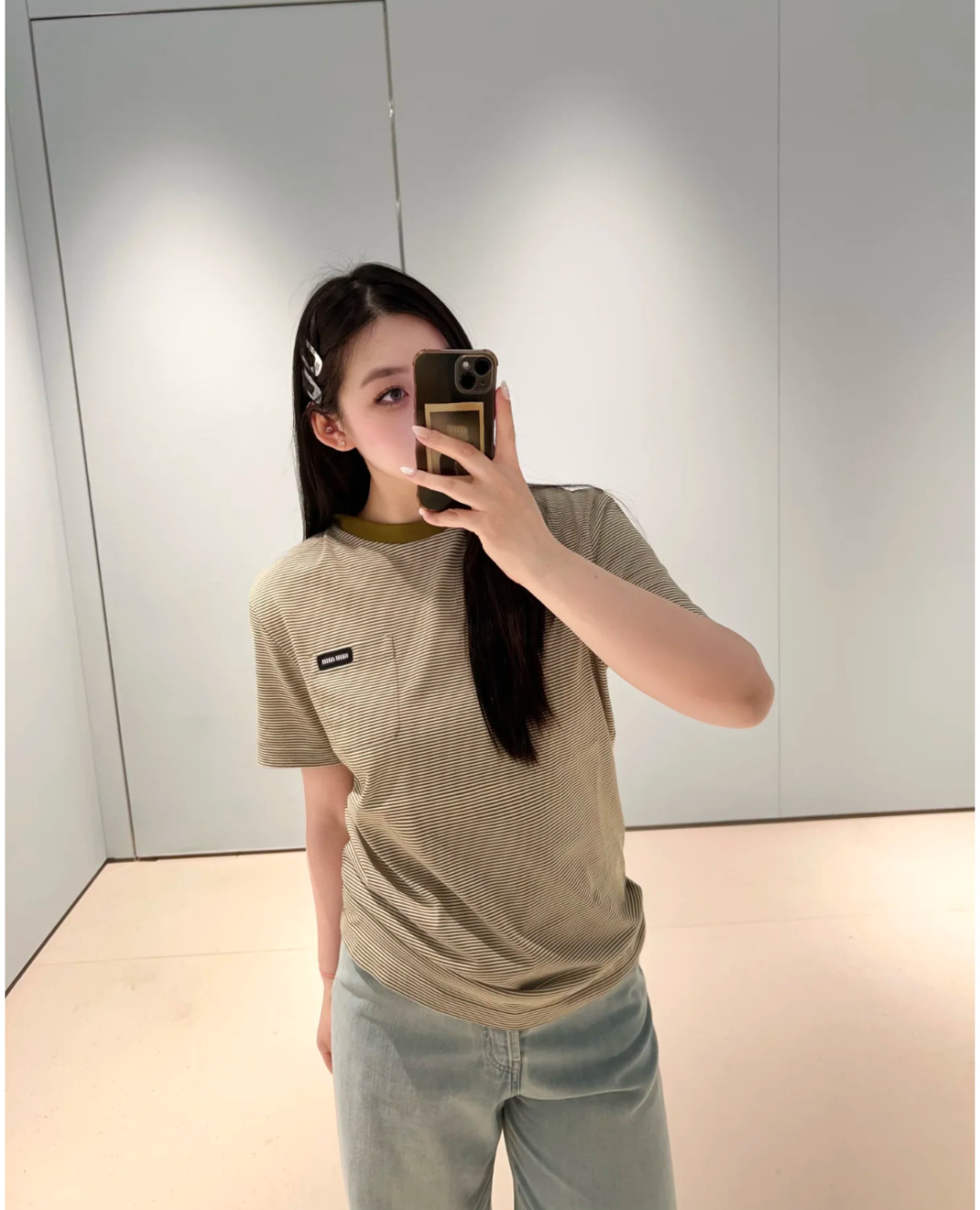 NO:845530,This miu miu striped T-shirt is a versatile item in the wardrobe. Whether paired with jeans, casual pants or a skirt, it can easily create a relaxed and fashionable atmosphere, and can easily take over your summer outfit~,,miumiu,skirts,jeans,tees,t-shirt,19860909这款miu miu条纹T恤是衣柜里的百搭刚需款,不管搭配牛仔裤、休闲裤还是半身裙,都能轻松穿出松弛又时髦的氛围感,轻松承包你的夏日穿搭~,,miumiu,skirts,jeans,tees，t-shirt,,Women's clothing