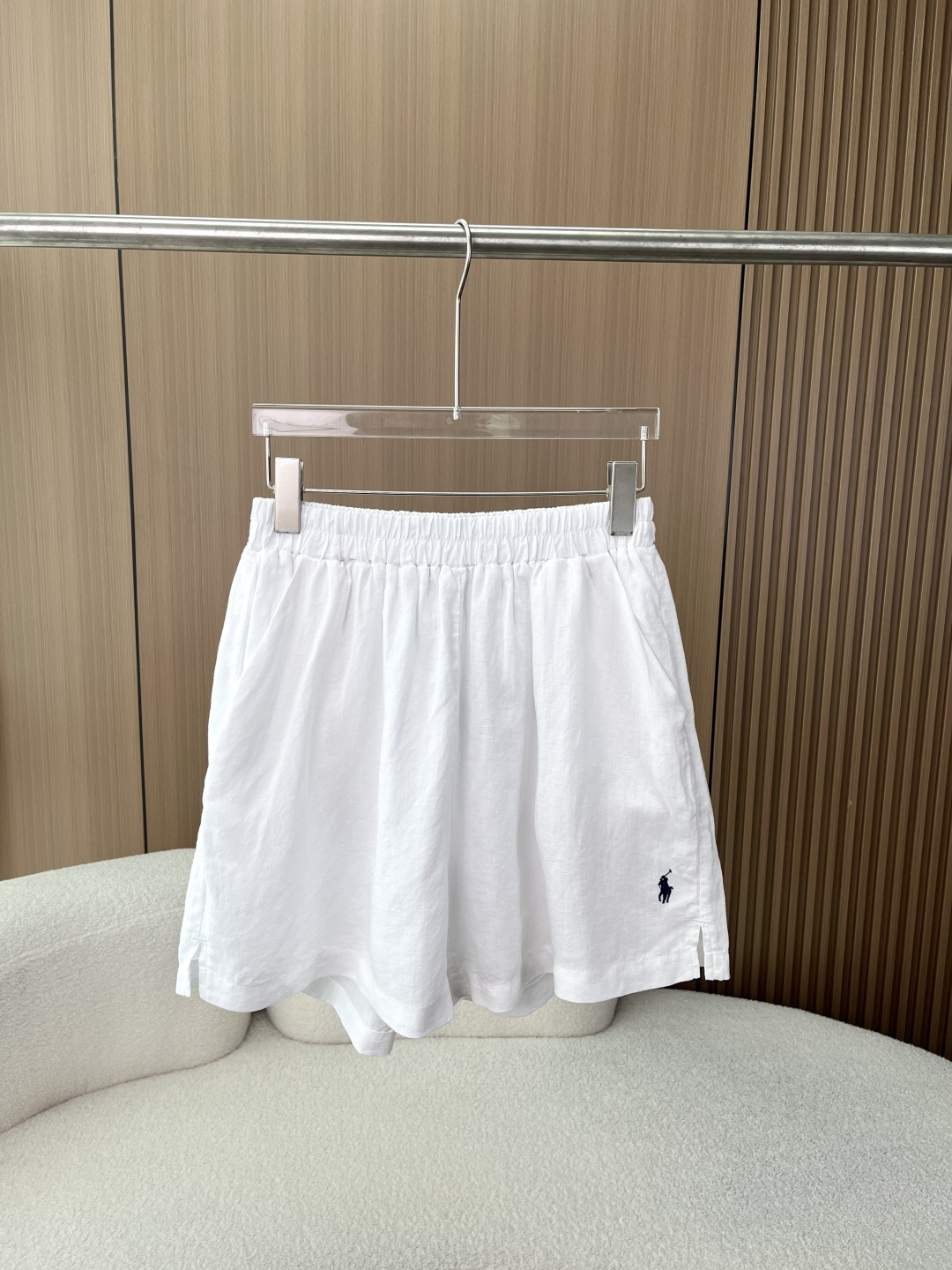 NO:857140,(Women's linen shorts, double-layer design) RALPH LAUREN Women's linen casual shorts are just what you need in summer!  The classic linen shorts from POLO RALPH LAUREN bring out the freshness and laziness of summer!  The selected natural linen fabric has its own breathable texture, which keeps the upper body cool and does not make you sweat. It can keep your body feeling fresh even in the sultry summer. The fabric has a natural texture and has a casual and relaxed texture as you wear it. It is not easy to become stiff after washing, but fits the body shape better. It is soft and comfortable to wear.  The elastic waist design is not flattering on the figure, does not tighten the waist, and does not feel restrictive in daily wear. The small slit design on the side makes it more neat when walking with wind. The classic navy blue pony embroidery on the side of the pants is low-key and highly recognizable, and the details show the brand texture. Whether it is paired with a linen shirt of the same series to create a refreshing casual style, or simply paired with a white T-shirt, it is suitable for going shopping, vacationing at the beach, or relaxing at home. It can easily achieve an effortless sense of luxury.  This summer, let these POLO RALPH LAUREN linen shorts take care of all your refreshing moments!  ,,loro piana,shorts,shirts,tees,t-shirt,19860909（女士亚麻短裤、双层设计） 拉夫劳伦 RALPH LAUREN 女士亚麻休闲短裤 松弛感夏日刚需！ 来自POLO RALPH LAUREN的经典亚麻短裤,把夏日的清爽和慵懒感直接拉满！ 精选天然亚麻面料,自带透气孔肌理,上身凉丝丝的不闷汗,哪怕是闷热的夏天也能保持清爽体感.面料自带的自然肌理感,越穿越有随性的松弛质感,洗后不易发硬,反而更贴合身形,软乎乎的穿着超舒服. 松紧腰设计不挑身材,不勒腰不紧绷,日常穿没有束缚感.侧边的小开叉设计,走路带风更显利落,裤身侧面的经典藏蓝小马刺绣,低调又辨识度拉满,细节处尽显品牌质感. 不管是搭配同系列亚麻衬衫,打造清爽的休闲风,还是简单配个白T恤,出门逛街、海边度假、居家放松都合适,轻松拿捏不费力的高级感. 这个夏天,就让这条POLO RALPH LAUREN亚麻短裤,承包你所有的清爽时刻吧！,,loro piana,shorts,shirts,tees，t-shirt,,Women's clothing
