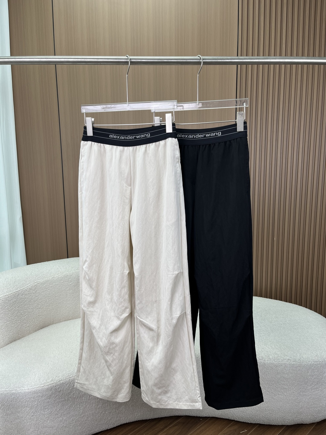 NO:861864,(Benefits and quality praise Alexander Wang Alexander Wang letter web high-waisted wide-leg pants, casual vertical straight pants! The waistband is designed with Alexander Wang's classic letter web, and the black and white contrasting colors are self-recognizable, easily creating a waist-baring hot girl style; the exposed web design shows the brand identity in a low-key manner, and the details are charming at a glance. Fabrics and craftsmanship  Selected light and breathable micro-wrinkle texture fabrics, smooth to the touch and with a sense of drape, light and unburdened on the upper body; the fabric is wrinkle-resistant and easy to care for, will not be easily deformed after long-term wear, and always maintains a neat silhouette; precision sewing technology, neat line routing, smooth edge seams, durable and not easy to fall off. Highlights of version and design  The high-waisted, wide-leg cut and high-waistline design optimizes body proportions, corrects body shortcomings such as hip width and thick legs, and has an outstanding slimming effect. The loose straight-leg pants do not pick up the shape of the legs, and have a sense of elegance when walking. The elastic waist design, high elastic elastic waist and branded webbing, accommodate a variety of waist sizes, easy to put on and take off without constricting the waist, and easily fit the body shape. Practical side pockets are designed with hidden pockets on both sides, taking into account both beauty and practicality, and can be used to store small items, making daily travel more convenient.  Simple solid color design, two basic colors of off-white and black, without unnecessary complicated decorations, easily adapts to a variety of dressing styles, and is a must-have and versatile item for the wardrobe. Style adaptation Whether it is paired with a short top to create a street girl style, or paired with a T-shirt or sweater to create a casual daily look, it can be easily controlled and adapted to various scenarios such as daily life, commuting, vacation, etc.,, alexander wang, hoodie, sweatshirts, tees, t-shirt,19860909（福利、品质赞 Alexander Wang 亚历山大王字母织带高腰阔腿裤 休闲垂感直筒裤！ 腰头采用Alexander Wang经典字母织带设计,黑白撞色自带辨识度,轻松打造露腰辣妹风；织带外露设计低调彰显品牌身份,细节控一眼心动. 面料与工艺 甄选轻薄透气的微皱肌理面料,触感顺滑自带垂坠感,上身轻盈无负担；面料抗皱易打理,久穿不易变形,始终保持利落版型；精密车缝工艺,走线工整,边缘锁边平整,耐穿不易脱线. 版型与设计亮点 高腰阔腿剪裁高腰线设计优化身材比例,修饰胯宽、腿粗等身材短板,藏肉显瘦效果出众；宽松直筒裤型不挑腿型,行走间自带飘逸感. 松紧腰头设计高弹力松紧腰搭配品牌织带,包容多种腰围,穿脱便捷不勒腰,轻松贴合身形. 实用侧袋设计两侧隐形口袋,兼顾美观与实用性,可放置随身小物,日常出行更便捷. 简约纯色设计米白、黑色两款基础色系,无多余繁杂装饰,轻松适配多种穿搭风格,是衣橱必备的百搭单品. 风格适配 无论是搭配短款上衣打造街头辣妹风,还是搭配T恤、卫衣打造休闲日常造型,都能轻松驾驭,适配日常、通勤、度假等多种场景.,,alexander wang,hoodie,sweatshirts,tees，t-shirt,,Women's clothing