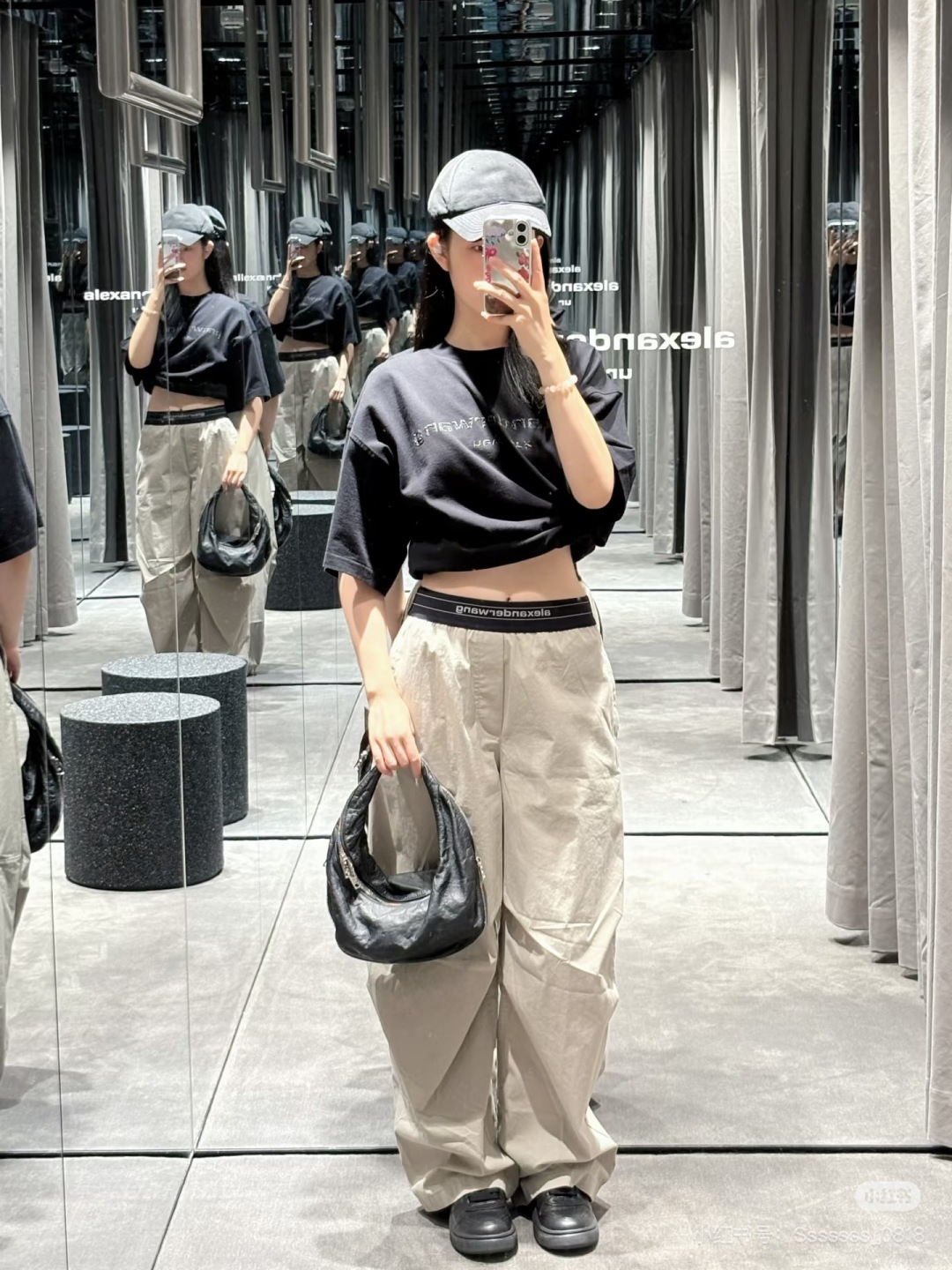NO:861877,Whether paired with a short top to create a street girl style, or paired with a T-shirt or sweatshirt to create a casual daily look, it can be easily controlled and suitable for daily life, commuting, vacation and other scenarios.,,hoodie,sweatshirts,tees,t-shirt,19860909无论是搭配短款上衣打造街头辣妹风,还是搭配T恤、卫衣打造休闲日常造型,都能轻松驾驭,适配日常、通勤、度假等多种场景.,,hoodie,sweatshirts,tees，t-shirt,,Women's clothing