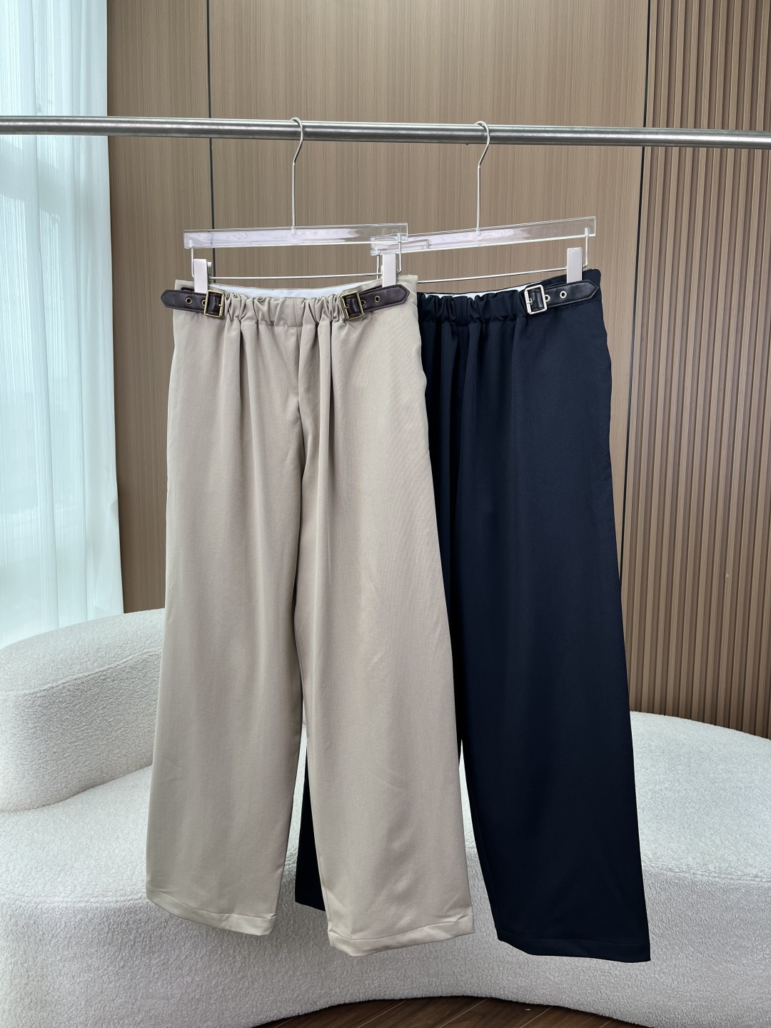 NO:861838,(Welfare model) LOEWE leather band elastic waist wide-leg pants, simple and loose casual trousers!  The LOEWE leather nameplate on the back waist shows the brand logo in a low-key manner, and is paired with retro distressed leather straps and metal buckle designs on both sides. The details highlight the brand texture and retro style; the brand webbing is printed on the inner waistband, and the details are eye-catching at a glance. Fabrics and craftsmanship  Selected high-count, crisp cotton blended fabric, smooth and anti-wrinkle, with a drapey upper body, which is not easy to deform after long-term wear; the fabric is breathable and skin-friendly, comfortable to wear and not sweaty, taking into account practicality and high-end texture; precision sewing technology, neat line routing, smooth edge locking, durable and not easy to fall off. Version and design highlights  Elastic waistband design, high elastic elastic waist with adjustable leather buckles on the sides, accommodates a variety of waistlines, easy to put on and take off without tightening the waist, and easily fits the body shape; loose wide-leg cut and neat straight-leg pants, effectively modify the shortcomings of the body such as wide hips and thick legs, and have an outstanding slimming effect, giving a sense of elegance when walking; Retro details are embellished with leather bands on both sides and old metal buckles, adding retro sophistication to the simple pants, easily creating a casual and relaxed style;  Practical side pockets and back pockets. The back pockets are equipped with tortoiseshell buttons, which are both beautiful and practical. They can be used to store small items while adding a sense of layering to the overall look. Multiple colors available & style adaptability  The two high-end colors of temperamental khaki and classic navy are easily suitable for various wearing scenarios such as commuting, daily life, and leisure. It can be matched with shirts, T-shirts, sweaters, etc. to easily create a fashionable and stylish look.,,loewe,loewe,shirts,tees,t-shirt,19860909（福利款） LOEWE 罗意威皮革饰带松紧腰阔腿裤 简约宽松休闲西裤！ 后腰处LOEWE皮革铭牌低调呈现品牌标识,搭配两侧复古做旧皮革饰带与金属扣设计,细节处彰显品牌质感与复古格调；内里裤腰印有品牌织带,细节控一眼心动. 面料与工艺 甄选高支挺括棉质混纺面料,质地顺滑抗皱,上身自带垂坠感,久穿不易变形；面料透气亲肤,穿着舒适不闷汗,兼顾实用性与高级质感；精密车缝工艺,走线工整,边缘锁边平整,耐穿不易脱线. 版型与设计亮点 松紧腰头设计高弹力松紧腰搭配侧边可调节皮革扣,包容多种腰围,穿脱便捷不勒腰,轻松贴合身形； 宽松阔腿剪裁利落直筒裤型,有效修饰胯宽、腿粗等身材短板,藏肉显瘦效果出众,行走间自带飘逸感； 复古细节点缀两侧皮革饰带搭配做旧金属扣,为简约裤型增添复古精致感,轻松打造随性松弛的穿搭风格； 实用侧袋与后袋后袋配有玳瑁纹纽扣,兼顾美观与实用性,可放置随身小物,同时为整体造型增添层次感. 多色可选&风格适配 气质卡其、经典藏青两款高级色系,轻松适配通勤、日常、休闲等多种穿搭场景；可搭配衬衫、T恤、针织衫等,轻松打造又A又飒的时尚造型.,,loewe,loewe,shirts,tees，t-shirt,,Women's clothing