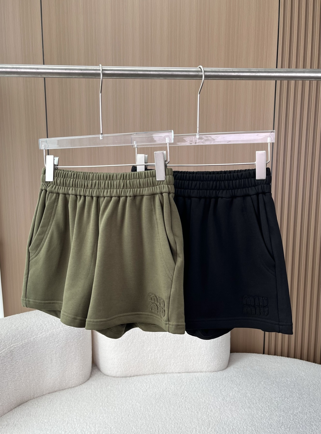 NO:861876,Miu Miu high-waisted casual sports shorts with embroidered letters, loose and slim A-line sweatpants, exquisite three-dimensional Miu Miu patch letter embroidery on the side seams of the trouser legs, the same color embroidery process is low-key and unobtrusive, clearly showing the brand logo, and the details highlight the brand texture, with self-recognition. Fabrics and technology  High-weight, skin-friendly knitted fabrics are selected, which are soft and delicate, breathable and not sweaty, and the upper body is comfortable and comfortable; the fabric has a sense of drape, is not easy to wrinkle or deform, and maintains a good shape after long-term wear; precision sewing technology, neat routing, smooth edge seams, durable and not easy to fall off. Highlights of version and design High-waist elastic waist and high-elastic elastic waist design, suitable for a variety of waistlines, easy to put on and take off without tightening the waist, and easily fit the body shape;  The A-line pants are cut in a loose and neat A-line shape, which can effectively modify the shortcomings of the body such as hip width and thick legs. It has an excellent slimming effect and has a sense of elegance when walking; Practical side pockets are designed with hidden pockets on both sides, taking into account both beauty and practicality, which can be used to store small items, making daily travel more convenient; The simple and basic style is neatly cut and matched with basic solid colors without unnecessary complicated decorations, making it easy to create a casual and relaxed style. Multiple colors to choose from & style adaptation  Two high-end colors, retro military green and classic pure black, are easily suitable for daily, casual, sports, hot girl style and other dressing scenes; it can be matched with T-shirts, sweatshirts, short tops, etc. to easily create a sweet and sassy fashion look.,,miumiu,hoodie,sweatshirts,shorts,tees,t-shirt,19860909Miu Miu 缪缪刺绣字母高腰休闲运动短裤 宽松显瘦A字卫裤 裤腿侧缝精致立体Miu Miu贴布字母刺绣,同色系刺绣工艺低调不张扬,清晰呈现品牌标识,细节彰显品牌质感,自带辨识度. 面料与工艺 甄选高克重亲肤针织面料,柔软细腻,透气不闷汗,上身舒适自在；面料自带垂坠感,不易起皱、不易变形,久穿依旧保持良好版型；精密车缝工艺,走线工整,边缘锁边平整,耐穿不易脱线. 版型与设计亮点 高腰松紧腰头高弹力松紧腰设计,适配多种腰围,穿脱便捷不勒腰,轻松贴合身形； A字宽松剪裁利落A字裤型,有效修饰胯宽、腿粗等身材短板,藏肉显瘦效果出众,行走间自带飘逸感； 实用侧袋设计两侧隐形口袋,兼顾美观与实用性,可放置随身小物,日常出行更便捷； 简约基础款型利落剪裁搭配基础纯色,无多余繁杂装饰,轻松打造随性松弛的穿搭风格. 多色可选&风格适配 复古军绿、经典纯黑两款高级色系,轻松适配日常、休闲、运动、辣妹风等多种穿搭场景；可搭配T恤、卫衣、短款上衣等,轻松打造又甜又飒的时尚造型.,,miumiu,hoodie,sweatshirts,shorts,tees，t-shirt,,Women's clothing