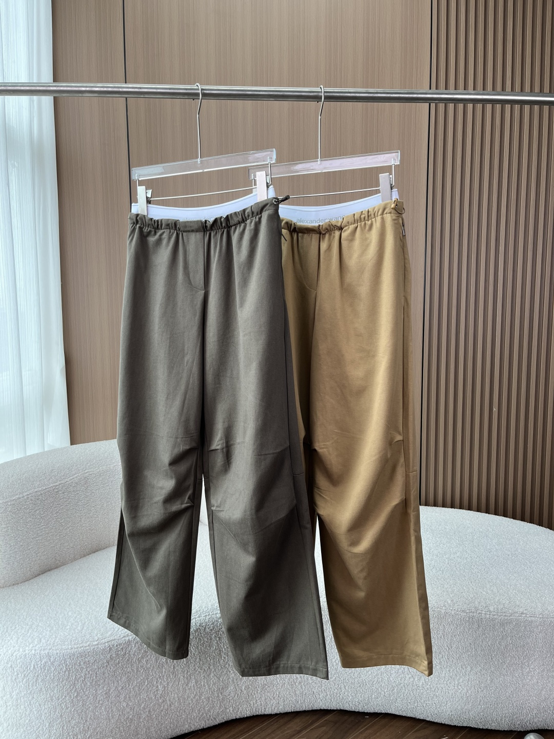 NO:861915,(Welfare hot item) Alexander Wang Alexander Wang high-waisted waist letter webbing casual wide-leg pants and loose straight overalls!  The waistband is designed with Alexander Wang's classic white letter webbing, which is highly recognizable and can easily create a hot girl's waist-baring look; the side has custom-made brand lettering zippers and adjustable drawstring buckles, highlighting the brand texture in the details, combining practicality and design. Fabrics and craftsmanship  Selected twill fabrics with a drape feel are stiff and wrinkle-resistant, not easy to collapse and deform, and the upper body has neat lines; the fabric is breathable and skin-friendly, comfortable to wear and not sweaty, and still maintains a good shape after long-term wear; precision sewing technology, neat line routing, smooth edge seams, durable and not easy to fall off. Highlights of the version and design High-waisted wide-leg tailoring raises the waistline, optimizes body proportions, modifies body shortcomings such as wide hips and thick legs, and has an outstanding effect of hiding body fat and slimming;  The exposed waist design is ingenious. The waistband of the white letter webbing is naturally exposed. It is equipped with an adjustable drawstring to adapt to a variety of waistlines, easily creating a casual and relaxed street hot girl style. The invisible zipper design on the side details takes into account both beauty and practicality. The pants can be adjusted according to needs to create different styles. The three-dimensional pleated design of the pants legs adds a sense of layering. It has a sense of elegance when walking. It is not picky and adapts to a variety of body shapes. Multiple colors available & style adaptation  Two high-end colors, calm khaki and retro dark gray, are easily suitable for various dressing scenes such as street, casual, commuting, hot girl style, etc.; it can be matched with short tops, T-shirts, sweatshirts, etc., to easily create an elegant and sassy fashion look.,,alexander wang, hoodie, sweatshirts, tees, t-shirt,19860909(福利爆款） Alexander Wang 亚历山大王高腰露腰字母织带休闲阔腿裤 宽松直筒工装裤！ 腰头采用Alexander Wang经典白色字母织带设计,辨识度拉满,轻松打造辣妹露腰穿搭；侧边定制品牌刻字拉链与可调节抽绳扣,细节处彰显品牌质感,兼具实用性与设计感. 面料与工艺 甄选垂坠感斜纹面料,质地挺括抗皱,不易软塌变形,上身自带利落线条感；面料透气亲肤,穿着舒适不闷汗,久穿依旧保持良好版型；精密车缝工艺,走线工整,边缘锁边平整,耐穿不易脱线. 版型与设计亮点 高腰阔腿剪裁拉高腰线,优化身材比例,修饰胯宽、腿粗等身材短板,藏肉显瘦效果出众； 露腰设计巧思白色字母织带腰头自然外露,搭配可调节抽绳,适配多种腰围,轻松打造随性松弛的街头辣妹风； 侧边细节侧缝隐形拉链设计,兼顾美观与实用性,可根据需求调节裤型,打造不同穿搭风格； 裤型剪裁裤腿立体压褶设计,增加层次感,行走间自带飘逸感,不挑身材,适配多种身形. 多色可选&风格适配 沉稳卡其、复古深灰两款高级色系,轻松适配街头、休闲、通勤、辣妹风等多种穿搭场景；可搭配短款上衣、T恤、卫衣等,轻松打造又A又飒的时尚造型.,,alexander wang,hoodie,sweatshirts,tees，t-shirt,,Women's clothing