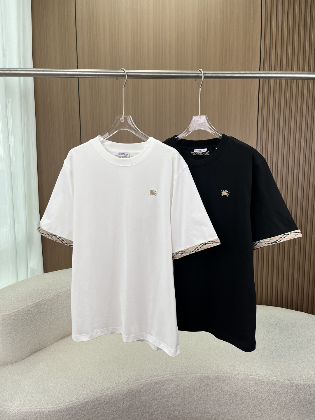 NO:863473,Burberry classic plaid splicing short-sleeved T-shirt and embroidered horse logo casual top!  The war horse logo is exquisitely embroidered on the chest, and is matched with BURBERRY letter embroidery of the same color on the back collar. The details are low-key and highlight the brand's texture; the classic plaid webbing splicing on the cuffs restores the brand's iconic design language and is highly recognizable. Fabrics and craftsmanship  High-count combed cotton fabric is selected, which feels soft and skin-friendly, has good drape, and is not easy to wrinkle and deform the upper body; it has excellent breathability, which makes it refreshing and not sweaty when worn in summer, and it still maintains a crisp fit after long-term wear; neat and fine wiring, exquisite seaming technology, durable and not easy to fall off. Version and design highlights: loose straight cut does not flatter the figure, modifies the shoulder line and waist and abdomen line, creates a casual and relaxed feeling, and adapts to a variety of body shapes;  The classic color scheme is available in black and white. It is versatile and can be easily adapted to various scenes such as daily life, leisure, and commuting. The ingenious round neck design fits the neck line without clogging the neck. The checkered webbing on the cuffs adds a sense of sophistication to the basic model and bids farewell to monotony. Style adaptation  Whether paired with jeans to create a casual street style, or paired with casual pants to create a simple and textured look, you can easily control it. It is a versatile basic style that is a must-have in your wardrobe and can easily enhance the texture of your outfit.,,burberry,burberry,jeans,T-shirt,tees,t-shirt,19860909Burberry 巴宝莉经典格纹拼接短袖T恤 刺绣战马标休闲上衣！ 胸前精致刺绣战马标识,搭配后领处同色系BURBERRY字母刺绣,细节低调彰显品牌质感；袖口经典格纹织带拼接,还原品牌标志性设计语言,辨识度拉满. 面料与工艺 甄选高支精梳棉面料,触感柔软亲肤,垂坠感佳,上身不易起皱变形；透气性能优异,夏季穿着清爽不闷汗,久穿依旧保持挺括版型；走线工整精细,锁边工艺考究,耐穿不易脱线. 版型与设计亮点 宽松直筒剪裁不挑身材,修饰肩线与腰腹线条,打造随性松弛感,适配多种身形； 经典配色基础黑白两色可选,百搭不挑风格,轻松适配日常、休闲、通勤等多种场景； 细节巧思圆领设计贴合颈部线条,不卡脖不勒肉,袖口格纹织带为基础款增添精致感,告别单调. 风格适配 无论是搭配牛仔裤打造街头休闲风,还是搭配休闲裤塑造简约质感造型,都能轻松驾驭,是衣橱必备的百搭基础款,轻松提升穿搭质感.,,burberry,burberry,jeans,T-shirt,tees，t-shirt,,Women's clothing