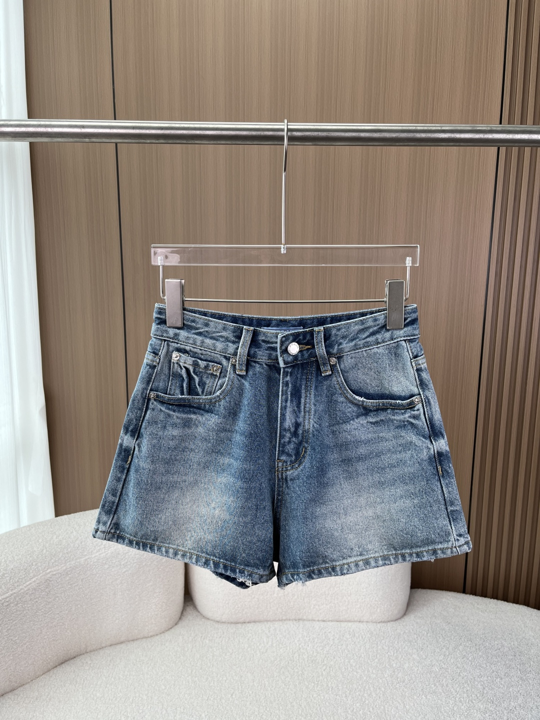 NO:861850,Prada retro washed denim shorts!  High-waisted straight-leg hot pants with distressed raw edge design. Prada classic brown leather label embellished the back waist, with brand metal rivets and YKK customized zippers. The details highlight the brand texture and are fully recognizable, making it easy to create a high-end fashion sense. Fabrics and craftsmanship: Made of heavy denim fabric, which has undergone special washing and distressing techniques to present a natural retro blue tone and a retro street atmosphere; the fabric is crisp and stylish, not easy to collapse and deform, while retaining a soft and skin-friendly wearing experience;  The natural frayed details on the raw edges of the trouser legs and pockets restore a casual retro feel. Every wear and tear has been carefully processed, making it durable and not easy to fall off. Version and design highlights: High-waisted straight tailoring raises the waistline, optimizes the body proportions, modifies the crotch and thigh lines, and is not picky about the figure, making it easy to wear with neat and long legs; the classic five-pocket design retains the practical pockets of denim shorts, taking into account both beauty and daily practicality;  The hardware accessories are customized with Prada engraved metal buckles + YKK zippers, which are smooth and durable in opening and closing, and the brand quality is reflected in the details. Style adaptation: Retro washed blues are suitable for a variety of dressing styles. Pair it with a T-shirt to create a street casual style. Pair it with a short top to instantly transform into a hot girl look. It is suitable for various scenes such as summer outings, vacations, and daily life.,, prada, prada, shorts, tees, t-shirt,19860909Prada普拉达 复古水洗牛仔短裤！ 做旧毛边设计高腰直筒热裤 Prada经典棕色皮革标签点缀后腰,搭配品牌金属铆钉与YKK定制拉链,细节处彰显品牌质感,辨识度拉满,轻松打造高阶时尚感. 面料与工艺 选用重磅牛仔面料,经过特殊水洗做旧工艺,呈现自然复古蓝调,自带复古街头氛围； 面料挺括有型,不易软塌变形,同时保留柔软亲肤的穿着体验； 裤脚毛边与口袋处的自然磨破细节,还原随性复古感,每一处磨损都经过精细处理,耐穿不易脱线. 版型与设计亮点 高腰直筒剪裁拉高腰线,优化身材比例,修饰胯部与大腿线条,不挑身材,轻松穿出利落长腿效果； 经典五袋设计保留牛仔短裤的实用口袋,兼顾美观与日常实用性； 五金配件定制Prada刻字金属扣+YKK拉链,开合顺滑耐用,细节处尽显品牌品质. 风格适配 复古水洗蓝调适配多种穿搭风格,搭配T恤打造街头休闲风,搭配短款上衣秒变辣妹造型,适配夏日出街、度假、日常等多种场景.,,prada,prada,shorts,tees，t-shirt,,Women's clothing