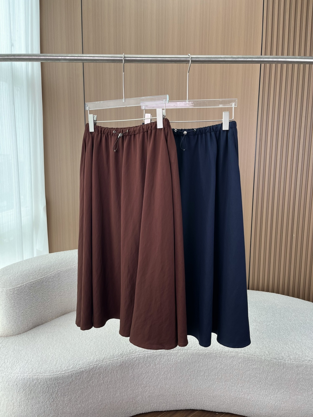 NO:861888,Prada Prada retro simple mid-length skirt!  High-waist drawstring A-line skirt with large hem. The back waist is embellished with Prada's classic triangle logo woven label, which is fully recognizable. The waistband has a custom-made brand-engraved metal drawstring buckle. The details show the brand's high-end texture and low-key luxury brand style. Fabrics and craftsmanship  Select fabrics with a drapey and crisp texture, which are fine and smooth, anti-wrinkle and easy to care for, and the upper body is light and does not press the body; the fabric has a soft matte texture, which is not easy to pill or deform, and can maintain a good shape after long-term wear; precision seaming technology, exquisite workmanship, durability and not easy to fall off. Version and design highlights: High-waisted elastic waistband with adjustable drawstring design, to accommodate a variety of waist sizes, easy to put on and take off without constricting the waist, and easily fit the body shape;  The large A-line skirt is cut with a natural drape, which can effectively modify the shortcomings of the body such as hip width and thick legs. It has an outstanding slimming effect and has an elegant atmosphere when walking; simple solid color design without unnecessary complicated decorations, neat and elegant version, taking into account daily practicality and high-end sense of wear. Multiple colors to choose from & style adaptation  Two high-end colors, calm dark brown and classic navy, are easily suitable for commuting, daily life, vacation, leisure and other scenes; it can be paired with simple T-shirts, sweaters, shirts, etc. to easily create an elegant and relaxed style.,, prada, prada, skirts, shirts, tees, t-shirt,19860909Prada 普拉达复古简约中长款半身裙 ！ 高腰抽绳A字大摆裙 后腰点缀Prada经典三角徽标织标,辨识度十足；腰头定制品牌刻字金属抽绳扣,细节之处尽显品牌高级质感,低调彰显奢牌格调. 面料与工艺 甄选垂坠感挺括面料,质地细腻顺滑,抗皱易打理,上身轻盈不压身；面料自带柔和哑光质感,不易起球、不易变形,久穿依旧保持良好版型；精密锁边车缝工艺,做工考究,耐穿不易脱线. 版型与设计亮点 高腰松紧腰头搭配可调节抽绳设计,包容多种腰围尺寸,穿脱便捷不勒腰,轻松贴合身形； A字大摆剪裁自然垂坠的大裙摆,有效修饰胯宽、腿粗等身材短板,藏肉显瘦效果出众,行走间自带飘逸氛围感； 简约纯色设计无多余繁杂装饰,利落大气的版型,兼顾日常实用性与穿搭高级感. 多色可选&风格适配 沉稳深棕、经典藏青两款高级色系,轻松适配通勤、日常、度假、休闲等多场景穿搭；可搭配简约T恤、针织衫、衬衫等,轻松打造优雅松弛的穿搭格调.,,prada,prada,skirts,shirts,tees，t-shirt,,Women's clothing
