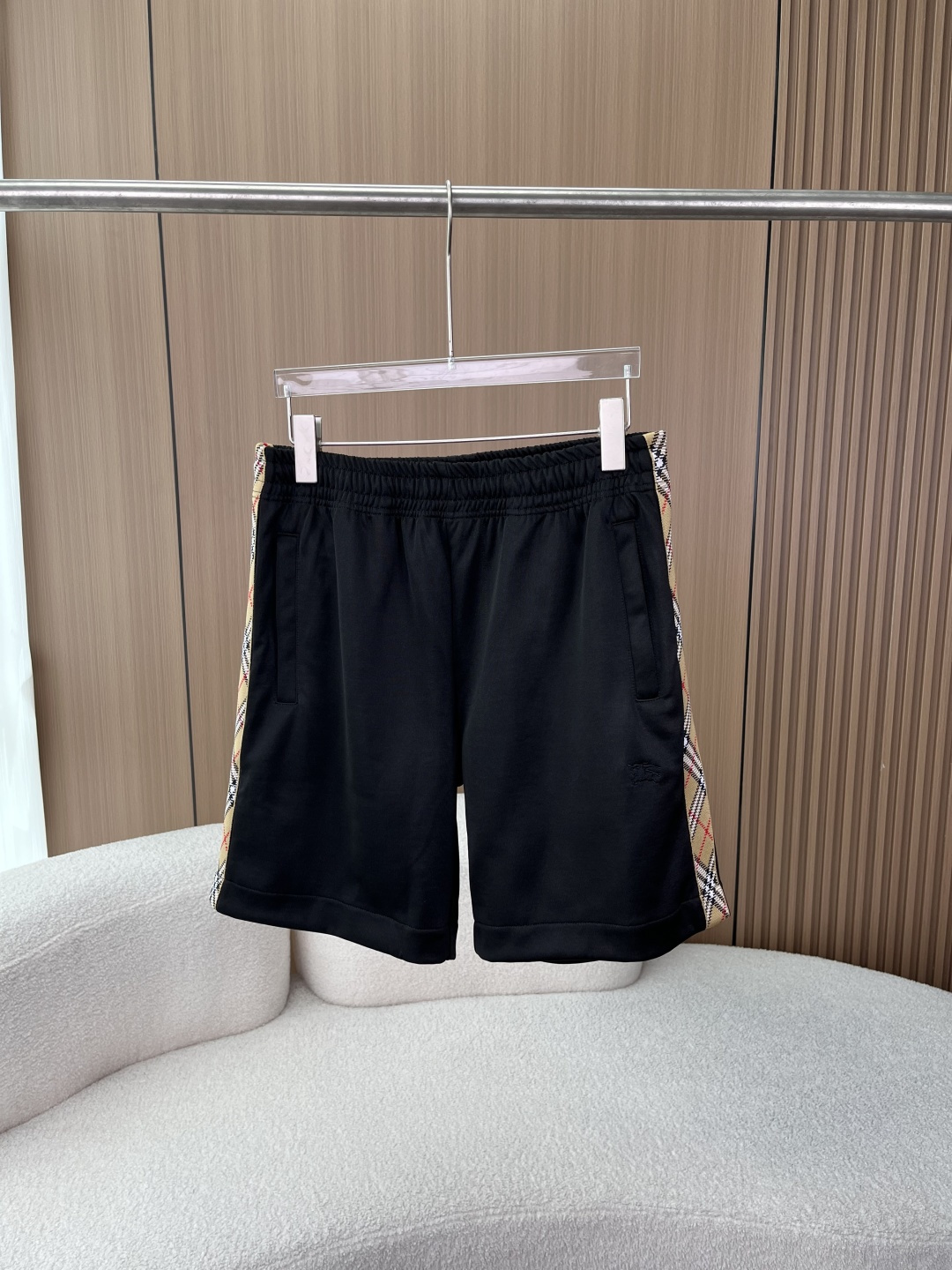 NO:898631,Burberry Classic Plaid Web Sports Shorts - British style, stylish and stylish. From Burberry's iconic British aesthetics, it cleverly combines the brand's centuries-old classic elements with modern casual styles to create a daily essential shorts that is both highly recognizable and comfortable. It can be easily worn in many scenes and highlights the low-key and luxurious brand style.  The brand's classic Vintage checkered webbing runs through the side, which is one of the most recognizable elements of Burberry. The retro checkered pattern has its own British filter, which injects vitality and high-end sense into the pure black trousers, saying goodbye to monotony and dullness. The trousers have a hidden war horse embroidery logo of the same color, low-key highlighting the brand identity, and the details are full of texture. People who know it have a style that can be recognized at a glance. High-draping knitted fabric, comfort and texture coexist.  The brand's custom-grade knitted fabric is selected, feels smooth and skin-friendly, has a soft matte luster, is breathable and not sweaty, and the upper body is light and unrestricted. It also has excellent stiffness and drape, is not easy to wrinkle and deform, and can maintain a neat silhouette even if you sit for a long time, taking into account both comfort and style. Ingenious details, full of sophistication.  The elastic waistband + metal drawstring waist adopts a multi-channel elastic design and is equipped with an engraved metal drawstring head. It is easy to adjust, fits the body shape without constricting the waist, and takes into account comfort and practicality. The zipper pockets on both sides are equipped with retro aged metal zippers, which are smooth and durable. It can not only safely store personal belongings, but also add a neat and cool feeling to the casual style, saying goodbye to the monotony of ordinary shorts.  Precision routing technology The trousers and pockets are neatly and precisely routed, and the edges are flat, which fully demonstrates the brand's craftsmanship and is durable and long-lasting. Easily adaptable to any wearing situation, whether it is paired with a branded T-shirt to create a complete casual look, or paired with a simple white T-shirt or a shirt, it can be easily worn. It can be used for daily commuting, weekend outings, sports and leisure, and its built-in sense of luxury allows you to wear it in an effortless fashionable style without having to deliberately match it. It is a versatile and practical item in the wardrobe.  With centuries of ingenuity, Burberry combines classic elements with modern casual styles. These shorts are not only a practical choice for daily wear, but also a stylish item that shows off taste, easily unlocking multi-faceted styles.,,burberry,burberry,shorts,shirts,tees,t-shirt,19860909Burberry 巴宝莉经典格纹织带运动短裤 ——英伦格调,型格出圈 来自Burberry的标志性英伦美学,将品牌百年传承的经典元素与现代休闲风巧妙融合,打造兼具高辨识度与舒适感的日常必备短裤,轻松驾驭多场景穿搭,彰显低调奢华的品牌格调. 侧边贯穿品牌经典Vintage格纹织带,是Burberry最具辨识度的元素之一,复古格纹自带英伦滤镜,为纯黑裤身注入活力与高级感,告别单调沉闷.裤身暗藏同色战马刺绣标识,低调彰显品牌身份,细节处尽显质感,懂的人一眼就能认出的格调. 高垂感针织面料,舒适与质感并存 甄选品牌定制级针织面料,触感顺滑亲肤,自带柔和哑光光泽,透气不闷汗,上身轻盈无束缚；同时兼具优秀挺括度与垂坠感,不易起皱变形,久坐也能保持利落版型,兼顾舒适与有型. 匠心细节,拉满精致感 弹力腰头+金属抽绳腰部采用多道弹力松紧设计,搭配刻字金属抽绳头,调节方便,贴合身形不勒腰,兼顾舒适与实用性. 双侧拉链口袋配备复古做旧金属拉链,顺滑耐用,既能安全收纳随身物品,又为休闲款增添利落酷感,告别普通短裤的单调. 精密走线工艺裤脚、口袋处走线工整精密,边缘包边平整,尽显品牌工艺水准,耐穿更耐看. 穿搭场景,轻松适配 无论是搭配品牌T恤打造整套休闲造型,还是搭配简约白T、衬衫,都能轻松驾驭.日常通勤、周末出游、运动休闲都能hold住,自带的高级感让你无需刻意搭配,也能穿出毫不费力的时髦格调,是衣柜里百搭不出错的实用单品. Burberry以百年匠心,将经典元素与现代休闲风结合,这条短裤既是日常穿搭的实用之选,也是彰显品味的格调单品,轻松解锁多面型格.,,burberry,burberry,shorts,shirts,tees，t-shirt,,Women's clothing