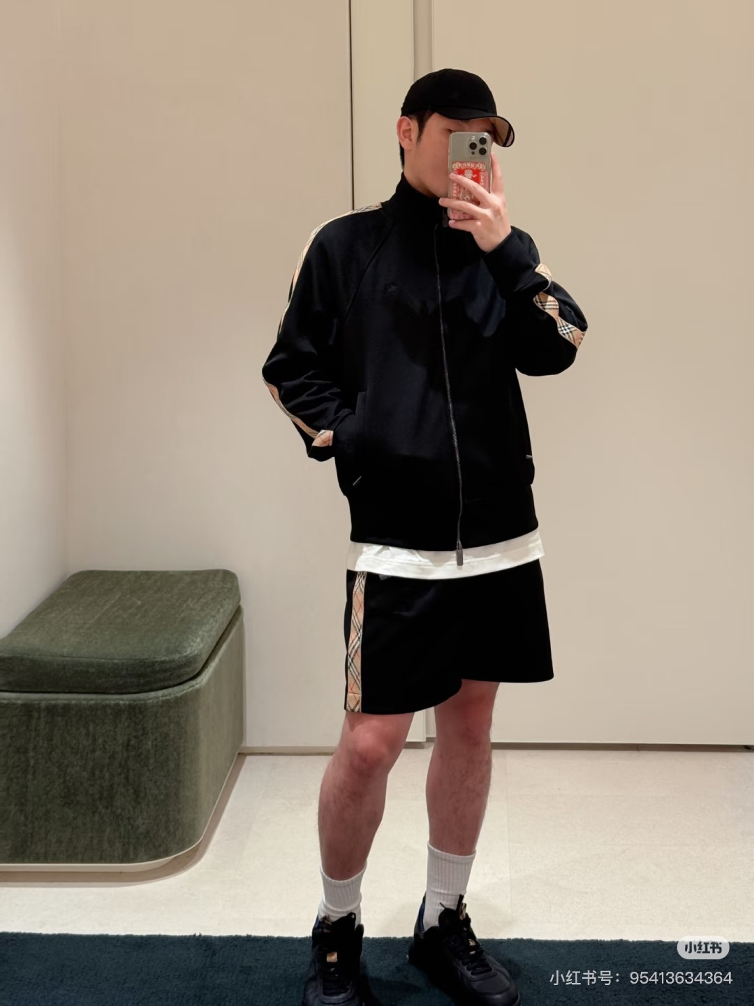 NO:898637,Whether it is paired with a branded T-shirt to create a complete casual look, or paired with a simple white T-shirt or a shirt, it can be easily managed. It can be used for daily commuting, weekend outings, sports and leisure, and its built-in sense of high-end allows you to wear effortlessly fashionable styles without deliberately matching them. Shirts, tees, t-shirts,19860909无论是搭配品牌T恤打造整套休闲造型,还是搭配简约白T、衬衫,都能轻松驾驭.日常通勤、周末出游、运动休闲都能hold住,自带的高级感让你无需刻意搭配,也能穿出毫不费力的时髦格调,,,shirts,tees，t-shirt,,Women's clothing