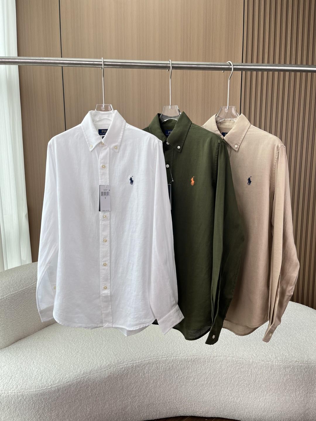 NO:863455,Ralph Lauren classic linen shirt｜Natural linen, unlocking the relaxed and elegant feeling of old money style. Natural linen fabric, the 'breathing ceiling' in spring and summer  Pure linen fabrics are selected, with natural texture and breathable hole structure, which can instantly take away the feeling of stuffiness on the upper body and keep you dry and non-sticky even in summer. The unique slight wrinkles of linen bring a casual and lazy sense of relaxation, which perfectly interprets the 'effortless high-end' of old money style. The fabric has been softened to say goodbye to the rough and prickly feeling, making it skin-friendly and comfortable, and not easy to deform after long-term wear. The classic pony mark is low-key and unobtrusive.  The brand's iconic pony logo is embroidered on the chest, using contrasting embroidery threads of the same color as the body. The stitches are tight and full, and the edges are sharp and clean. Shirts of different colors are matched with exclusive pony logos. The details are exquisite and not obtrusive. People who know it have a texture that can be recognized at a glance, and the low-key nobility is just right. The classic button-down version is not picky about the figure or style.  It follows RL's iconic button-down peak collar design, and is paired with a slightly loose straight fit, which is very friendly to all body shapes. The neat tailoring modifies the shoulder line, and is not soft or bloated. It can be worn alone to create a clean fit minimalist style, or can be layered over a T-shirt/sweatshirt to create a layered look. It is suitable for commuting, leisure, vacation and other scenarios. Classic white, basic and versatile, suitable for all styles, it is an evergreen style in the wardrobe;  The retro colors of khaki and olive green bring an American retro atmosphere, and you can easily capture the old money style;, loro piana, hoodie, sweatshirts, shirts, tees, t-shirt,19860909Ralph Lauren拉夫劳伦经典亚麻衬衫｜ 天然亚麻,解锁老钱风松弛贵气感 天然亚麻面料,春夏的“呼吸感天花板” 甄选纯亚麻面料,自带天然肌理感与透气孔结构,上身瞬间带走闷热感,夏天穿也能保持干爽不粘身.亚麻特有的轻微褶皱,自带随性慵懒的松弛感,完美诠释老钱风“不费力的高级”.面料经过柔化处理,告别粗硬扎肤感,亲肤舒适,久穿也不易变形. 经典小马标,低调不张扬的辨识度 胸前的品牌标志性小马标刺绣,采用与衣身同色系的撞色绣线,针脚紧实饱满,边缘利落干净.不同颜色的衬衫搭配专属配色的小马标,细节精致不突兀,懂的人一眼就能认出的质感,把低调贵气拿捏得恰到好处. 经典扣领版型,不挑身材不挑风格 沿用RL标志性的扣领尖领设计,搭配微宽松的直筒版型,对各种身形都超友好.利落的剪裁修饰肩线,不软塌、不臃肿,既能单穿打造clean fit极简风,也能叠穿在T恤/卫衣外打造层次感,适配通勤、休闲、度假等多种场景. 经典白色、基础百搭不出错,适配所有风格,是衣柜里的常青款； 复古色卡其、橄榄绿自带美式复古氛围,轻松拿捏老钱风；,,loro piana,hoodie,sweatshirts,shirts,tees，t-shirt,,Women's clothing