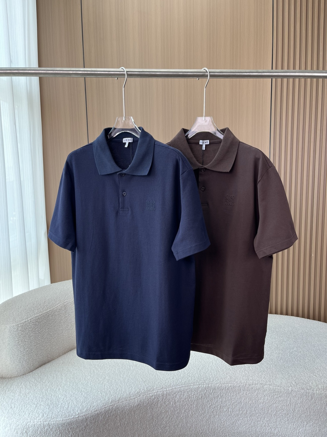 NO:868810,0 Loewe's heavy-weight pique olo shirt. Effortless old-money style. One piece can be worn for ten years. 'High-end, hidden in invisible details.' [Two divine colors, suitable for all-year wear.] The deep-sea navy blue comes with a calm filter, which is not ostentatious for business commuting, and is not dull for daily leisure. It can be easily controlled with yellow and black leather, and has a taste as you travel.  The natural color of caramel dark brown, old money style, has a retro texture. Paired with linen trousers and straight jeans, the relaxed and casual sense of elegance can be straightened out. [Heavyweight double-strand piqué cotton, breathable and stiff] 240g heavyweight double-strand piqué mesh cotton fabric is selected. It has a three-dimensional mesh texture and has its own breathable holes. In summer, it will not be sweaty or close-fitting, and say goodbye to the sticky feeling;  The high-weight fabric has its own stiffness, the upper body is not soft or fleshy, and it is not easy to deform after long-term wear, saying goodbye to the cheap feeling; it is soft and skin-friendly, and has been pre-shrunk. It is not easy to shrink or pill when machine washed, and it will look like new after three years of wear. [The ultimate carnival of attention to detail] 1.  Anagram embroidery of the same color uses high-density same-color thread embroidery, which is low-key and not exaggerated. The stitches are dense and flat, and will not easily come off after repeated machine washing. People who know how to recognize the goods at a glance; 2. Reinforced rib lapels with three-needle reinforcement technology will not easily collapse the collar or deform after long-term wear, saying goodbye to the embarrassment of 'falling soft after wearing it twice'; 3. Custom-made resin buttons of the same color have a warm texture and are perfectly integrated with the body, low-key and not obtrusive; 4.  The neatly wrapped cuffs and hem are double-stitched, with neat routing, full details, and durability that won’t easily come apart. [Suitable for all scenes, one piece can handle all occasions] Wear it with trousers/casual pants for commuting and work, which is calm and decent, and not rigid; Pair it with jeans/shorts for daily leisure, it’s relaxed and casual, with a youthful feel; Pair it with linen pants for a date and outing, it’s lazy and noble, and effortlessly fashionable. [Slightly loose fit, not picky about your figure]  It adopts a slightly loose H-shaped version, which is not tight or procrastinating. It can easily hide the fat and look slim even if you are slightly fat. It can be controlled by both boys and girls, regardless of age or figure.,,loewe,loewe,shorts,jeans,198609090 罗意威loewe重磅珠地olo衫 不费力的老钱风,一件穿十年 「 高级感,藏在看不见的细节里 」【两种神仙配色,承包全年穿搭】 深海藏青自带沉稳滤镜,商务通勤不张扬,日常休闲不呆板,黄皮黑皮都能轻松驾驭,越穿越有味道. 焦糖深棕老钱风本命色,自带复古质感,搭配亚麻西裤、直筒牛仔裤,松弛随性的贵气感直接拉满.【重磅双股珠地棉,透气与挺括兼得】 甄选240g重磅双股珠地网眼棉面料 立体网眼肌理,自带透气孔,夏天穿不闷汗、不贴身,告别黏腻感； 高克重面料自带挺括度,上身不软塌、不透肉,久穿不易变形,告别廉价感； 软糯亲肤,经过预缩水处理,机洗不易缩水、不易起球,穿三年都像新的一样.【细节控的终极狂欢】 1. 同色系Anagram刺绣采用高密同色线刺绣,低调不浮夸,针脚密实平整,反复机洗不易脱线,懂的人一眼识货； 2. 加固罗纹翻领三本针加固工艺,久穿不易塌领、不易变形,告别“穿两次就软趴趴”的尴尬； 3. 定制同色树脂扣质感温润,和衣身完美融合,低调不突兀； 4. 工整包边走线袖口、下摆采用双车线工艺,走线工整,细节拉满,耐穿不易开线.【全场景适配,一件搞定所有场合】 通勤上班搭配西裤/休闲裤,沉稳得体,不刻板； 日常休闲搭配牛仔裤/短裤,松弛随性,自带少年感； 约会出游搭配亚麻裤,慵懒贵气,不费力的时髦感拉满.【微宽松版型,不挑身材】 采用微宽松H型版型,不紧绷、不拖沓,微胖身材也能轻松藏肉显瘦,男生女生都能驾驭,不挑年龄不挑身材.,,loewe,loewe,shorts,jeans,,Women's clothing
