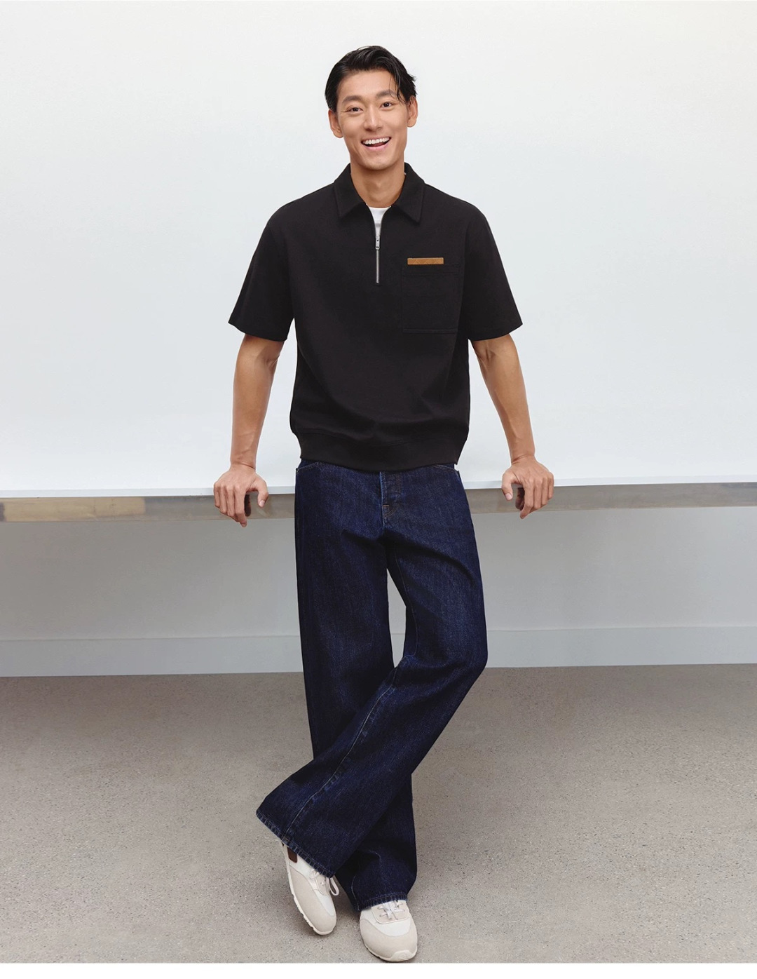NO:901228,It adopts a loose, dropped-shoulder, wide-cut cut to weaken shoulder line restraints. It is extremely tolerant to all body shapes (skinny, slightly fat, and strong). It hides fat and makes you look slimmer, creating an unintentional sense of relaxation. It is BV's iconic 'pressure-free luxury' design. The length ratio is optimized, and the hem is ribbed to fit the body shape without collapsing. Wear it alone or layered without looking bloated.,,bottega veneta,19860909采用宽松落肩阔版剪裁,弱化肩线束缚,对所有身形（瘦、微胖、壮硕）都有极强包容性,藏肉显瘦,打造不刻意的松弛感,是BV标志性的“无压力奢华”设计. 衣长比例经过优化,下摆罗纹收边,贴合身形不垮塌,单穿、叠穿都不会显臃肿.,,bottega veneta,,Women's clothing